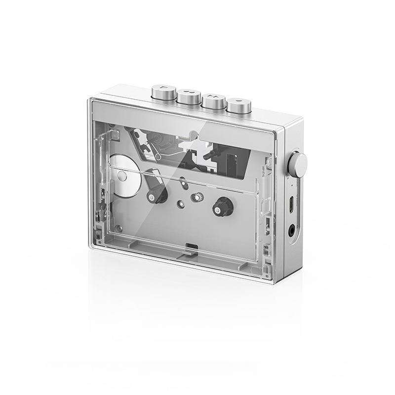 楽器種別：新品FiiO/新品 商品一覧＞＞レコーディング【10，000円〜30，000円】 商品一覧＞＞レコーダー・プレイヤー/プレイヤー/FiiO 商品一覧＞＞パワーレックは、専門スタッフに気軽に相談できる渋谷発のDTM・レコーディング機材専門フロアです。FiiO CP13 Transparent (トランスペアレント)(クリア)(カセットプレイヤー)(ポータブルオーディオ)(アナログオーディオ)(バッテリー内蔵)(FIO-CP13-T)商品説明【製品の特長】★レトロでありながらも新しいデザインコンセプトを持たせたFIIOの「復刻シリーズ」第一弾　アナログ愛好家向けポータブルカセットプレーヤーCP13は、FIIO製品の新たなるカテゴリとして、レトロでありながらも新しいデザインコンセプトを持たせた「復刻シリーズ」の第一弾となるポータブルカセットプレーヤーです。懐かしさだけでなく優れた品質を追求し、現在では希少となった構成部品のサプライチェーンと協力し試行錯誤を繰り返して誕生した、新時代のカセットプレーヤーとして登場しました。・超大型純銅製フライホイールにより、極めて低いレベルのワウ・フラッターを実現・高電圧駆動モーターによる安定したテープ走行・最適な磁気ヘッド構造により外部干渉からの保護や耐摩耗性が向上。バランス回路設計による高S/N比、低歪みを実現・完全アナログ回路によりピュアなアナログ音質を実現・オペアンプ「JRC5532」搭載、心地よいアナログサウンドを再現・レトロで新しいアルミニウム合金製ダブルカラーケース・13時間の長寿命バッテリーとデュアルモード電源による長時間再生・サイズへのこだわりを持ったコンパクトデザイン●クラシックでモダンなオーディオ・プレーヤー1980年代から1990年代にかけてカセットテープは大流行し、それに伴いカセットプレーヤーも多くの世代に普及しました。しかし、現在ではカセットプレーヤーの構成部品のサプライチェーンがほとんど存在せず、CP13の開発は初期段階に非常に困難を極め、開発中止の危機に瀕しました。しかし、長い時間をかけて開発を着実に進め、ついに今回の発売に至りました。 クラシックなスタイルで音楽を懐かしむ一方で、常に新しい音楽の楽しみ方を模索するCP13では、慣れ親しんだ心地よいピュア・アナログ・サウンドを再び楽しむことを実現しました。●超大型純銅製フライホイールにより、極めて低いレベルのワウ・フラッターを実現CP13は、直径30.4mm、厚さ4mmの超大型純銅製フライホイールを採用しています。このフライホイールは高品質の銅素材で作られており、一般的なカセットプレーヤーに搭載されているものよりも大きな直径です。これにより再生時にテープのリールがスムーズに動き、回転むらを示すワウ・フラッターを極めて低レベルに抑えることが可能になり、より安定した高音質を実現します。●高電圧駆動モーターによる安定したテープ走行CP13は、4.2V電源で駆動する高電圧モーターを採用しています。これは一般的なカセットプレーヤーで用いられる1.8Vや3Vよりも高い電圧です。この電源は、モーター速度安定化回路と連動しており、必要に応じてモーターの抵抗を増加させることで動作速度を安定させます。●最適な磁気ヘッド構造により外部干渉からの保護や耐摩耗性が向上。バランス回路設計による高S/N比、低歪みを実現妥協のない部品選定を行うことにより、品質に優れたヘッドのみを厳選しています。さらに、CP13の製造方法を厳格に管理し、テープを読み取る磁気ヘッドの左右のチャンネル差を一般的なカセットプレーヤーよりもはるかに少なく、最小限に抑えています。さらに、磁気ヘッドには厚みを増したカバーを採用することで、外部干渉に対する保護や耐摩耗性を向上させ、長寿命化を実現しています。ヘッド構造はバランス回路設計を採用し、より安定した信号伝送、高いS/N比、低歪みを実現しています。●完全アナログ回路によりピュアなアナログ音質を実現CP13のオーディオ回路は、磁気テープヘッドから信号増幅に至るまで、完全にアナログ回路で構成されています。これにより、クラシックなアナログ音質を実現しています。●オペアンプ「JRC5532」搭載、心地よいアナログサウンドを再現CP13では、「キング・オブ・オペアンプ」として知られるJRC5532を採用しています。このオペアンプをフルアナログオーディオ回路に搭載することで、親しみやすく心地よいサウンドが印象に残るでしょう。●レトロで新しいアルミニウム合金製ダブルカラーケースCP13は、入念に作られたオールアルミニウム合金のダブルカラーケースが特徴です。角型でありながら丸みを帯びたデザインを完璧に引き立てるネジのない構造から、人間工学と調和した美しさを感じていただけます。また、アルミニウム合金製のボリュームノブには、大型のアナログボリュームポテンショメーターが配置されています。一般的なカセットプレーヤーに使用されるフラットなポテンショメーターと比較して、信頼性が高く、安定したサウンド調整を実現するだけでなく、使用感も向上しています。●13時間の長寿命バッテリーとデュアルモード電源による長時間再生CP13は、長時間バッテリー駆動が可能で、1，800mAhのリチウム電池を搭載しています。通常のバッテリーよりも長時間電力を供給し、13時間のバッテリー寿命と268日間の待機時間を実現しています。 さらに、デュアルモード電源を採用しており、5V電源アダプターに接続するとUSB Type-Cポートから充電できます。FIIOによる安全な充電回路設計により、CP13を充電しながら使用することができ、途切れることなく高音質サウンドを楽しむ安心感を実現しました。●サイズへのこだわりを持ったコンパクトデザインFIIOはCP13を可能な限りコンパクトにすることにこだわり、厚さ31.8mmという薄さとコンパクトさを実現しました。【製品の仕様】出力端子3.5mmステレオミニ出力レベル250mV以上 (32Ω)インピーダンス8-150ΩS/N比≧55dB対応するテープの種類Type I※ CP13にはテープの種類を判別する機能および種類ごとに規格上定められている再生イコライザを割り当てる機能がないため、常にType Iの再生イコライザが適用されます。そのため、非対応となるTypeII/III/IVのテープを再生した場合、正常に再生することができません。非対応のテープを再生してもCP13本体やテープが破損することはございません。対応するテープの長さ60分以下※ 60分を超える長時間テープは大変薄く伸びやすいため、メカに巻き込まれる虞があります。万が一60分を超えるテープを使用し、巻き込まれ等による破損が生じた場合、保証外となりますことを予めご承知おきください。バッテリー容量1800mAh電池寿命13時間@40mVスタンバイ268日間サイズ約120×88.3×31.8mm重量約310g(CP13 Transparentのみ約300g)付属品・取扱説明書・製品保証書・USB Type-A to Cケーブル・保護フィルムイケベカテゴリ_レコーディング_レコーダー・プレイヤー_プレイヤー_FiiO_新品 SW_FiiO_新品 JAN:4562314018745 登録日:2026/08/06 フィーオ