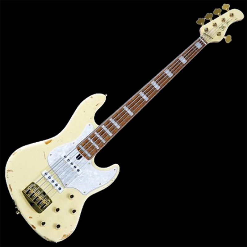 楽器種別：新品MAYONES/新品 商品一覧＞＞ベース【505，000円〜945，000円】 商品一覧＞＞エレキベース/小型ボディ・多フレット/MAYONES 商品一覧＞＞当店のベースは、出荷前に専門スタッフが検品・調整しているので安心です！MAYONES Jabba HF Aged Yellow 5 [Hadrien Feraud Signature Model]商品説明Jacoの再来との異名を持つフランスの最高峰ベーシストHadrien Feraud氏の最新シグネチャーモデルのAged Yellowが当店初入荷！初となるラッカー塗装、レリック仕様です！1982年の創立以来、個性豊かなラインナップと確かな品質でヨーロッパ/米国はもちろんながら、国内でも高い中心に人気を博しているMAYONES。Hadrien Feraudをはじめ、B’zのツアーメンバーにも抜擢されたMohini Dey、Nathan Navarro、Federico Malamanなど錚々たるTOPプレイヤーがユーザーリストにその名を連ねております。JabbaはJBタイプを基にしつつ24フレット仕様でのバランスや弾き易さを考慮したデザインとなり、Hadrien Feraudシグネチャーモデルでは氏の多彩な演奏スタイルに合わせてコントロール配置やネック形状がさらにリファインされております。本カラー「Aged Yellow」では、ボディはメイプルトップ、スワンプアッシュバック、T.W.E加工を施したメイプルネックと、ビシッと杢の浮かぶT.W.Eバーズアイメイプル指板を採用。T.W.E (Tonally Enhanced Wood)はいわゆるサーモやロースト加工と同様に、木材の鳴りや安定性、音の立ち上がりを向上させています。そして本器はラッカー塗装を施した上でエイジド加工を施すことで、完成したばかりの個体ながら角の取れたようなアンサンブルに自然と馴染む音色を生み出します。アドリアンモデルの弦間ピッチは18mm、ネックは通常のJabbaよりも1Fでの厚さが1mm薄く、12F近辺でのネック幅も狭くなり、氏のようにローポジションからハイポジションまで指板の上を踊るようなフレージングでのプレイアビリティは非常に高くなります。ピックアップ間に配されたフィンガーランプは最早、氏のアイコンと呼べるほどにメジャーなものとなり、多くのベースプレイヤーが自信の楽器に装着していますね。内蔵されているMayonesオリジナルプリアンプは、マスターヴォリュームのプッシュ/プルにてアクティブ/パッシブの切り替えも可能ですので、ジャンルや曲によって細かな調整を行う事も可能です。さらに最新のJabbaモデル同様に本機のプリアンプは9Vバッテリーと充電式の切り替えが可能となっており、さらにヘッドフォンジャック、AUX inまで追加されておりますので、ツアー先のホテルでも他の機器を必要とせず気軽に練習が行えます。2006年に22歳の若さにしてJohn McLaughlinのアルバムに参加し、翌2007年にはソロアルバムを発表し、池部楽器主催でのイベントも行って頂きました。その後も多くのアーティストたちと活動し、上原ひろみ氏のプロジェクトにも参加をするなど世界中から引っ張りだこの名手が認めた1本を是非お試し下さい。〜Hadrien Feraud氏コメント〜She’s stunning and will simultaneously keep up， play along and challenge you on all aspects and genres. Time to get your act together， that’s a keeper right there!商品詳細■Body: Maple Top/Swamp Ash Back■Neck: 1-pc / Hard Rock Maple T.E.W 34.25■Fingerboard: Birdseye Maple T.E.W (20R)■Bridge: Mayones Big Foot Bridge (18 mm)■Pickup:J-J / Delano JMVC 5 FE/M2 Jazzbass Twincoil Humbucker■Preamp: Mayo Musashi Nitoryu■Controls: Volume (Pull/Pass)， Balance， Middle， Treble， Bass■Weight≒4.02kgギグケース付属イケベカテゴリ_ベース_エレキベース_小型ボディ・多フレット_MAYONES_新品 SW_MAYONES_新品 JAN:2500030082789 登録日:2026/09/04 エレキベース メイワンズ マヨネス マヨネーズ
