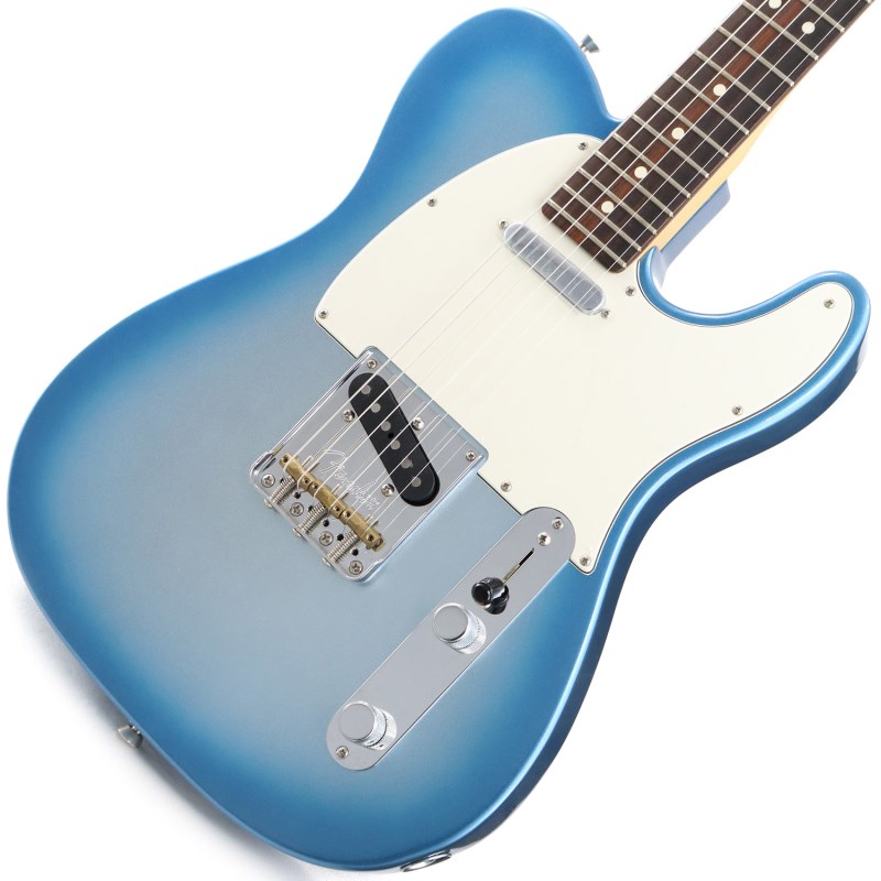 楽器種別：新品エレキギター/Fender USA 商品一覧＞＞エレキギター/Fender USA/Other 商品一覧＞＞エレキギター【155，000円〜295，000円】 商品一覧＞＞当店のギターは、出荷前に専門スタッフが検品・調整しているので安心です！Fender USA American Showcase Telecaster with Rosewood Fingerboard (Sky Burst Metallic w/Maching Head)商品説明日本国内では販売されていないAmerican Showcaseシリーズを国内独占販売！！American Showcase Telecasterは海外限定で販売されているシリーズ。中低域のレンジが広いアルダーボディ、メイプルネックには伸びやかなサスティーンが特徴のローズ指板を採用。ネックグリップはC to D コンパウンド・モダンシェイプ、12Rのフラットな指板ラディアス等により演奏性に優れた仕様。ブリッジは、裏通し3wayサドル仕様のビンテージスタイル。サドルにはコンペンセイテッド・ブラスを採用することで、50年代の太くクリーンな鳴りと、オクターブピッチ安定による優れたピッチ感を確保。ペグには、チューニングの安定性と即座の弦交換を可能にするロッキングチューナーを採用。Showcaseシリーズのために特別にボイシングされた、出力の高いV-Modシングルコイルピックアップを2基搭載。透明感やダイナミック・レスポンスを犠牲にすることなく、パワフルなトーンを生み出します。トレブル・ブリード回路により、ボリュームを下げてもクリアなトーンを維持します。ボディフィニッシュはAmerican Eliteシリーズで一番人気だったSky Burst Metallicフィニッシュ。ヘッドストックはボディカラーをベースにした単色のマッチングヘッド仕上げ。海外限定で販売されているAmerican Showcaseシリーズの更にリミテッドカラーの一本！本数限定となりますのでお見逃しなく！！※画像はサンプルとなります。製品の特性上、杢目・色合いは1本1本異なります。商品詳細BodyBody Type: Solid BodyBody wood: AlderBody finish: GlossNeckNeck shape: Compound Modern C to DNeck wood: MapleNeck finish: SatinJoint: Bolt-onScale length: 25.5inchFingerboardMaterial: RosewoodRadius: 12inchElectronicsConfiguration: SSNeck: Higher output V-Mod pickups voiced specifically for the Showcase SeriesBridge: Higher output V-Mod pickups voiced specifically for the Showcase SeriesControl layout: Master volume Master tonePickup switch: 3-WaySpecial electronics:Treble-bleed circuitHardwareBridge type: Fixed bridgeBridge design: Compensated Brass saddleTailpiece: String-Thru bodyTuning machines: Deluxe locking tunersハードケース付属イケベカテゴリ_ギター_エレキギター_Fender USA_Other_新品 JAN:0885978574452 登録日:2021/10/01 エレキギター フェンダー ふぇんだー フェンダーUSA