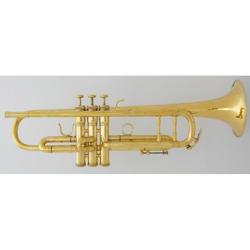 楽器種別：ユーズドKING/ユーズド 商品一覧＞＞管楽器・吹奏楽器【165，000円〜310，000円】 商品一覧＞＞トランペット/Bbトランペット/KING 商品一覧＞＞サックス買うなら、当店で！専門のスタッフが丁寧に検品・調整しているので安心です！KING USED 中古 キング / 100SSB-GP #515**5 【Bb トランペット】商品説明【中古】 KING (キング) 100SSB-GP (SILVER SONIC)●KING「素晴らしい演奏家に素晴らしい楽器を供給したい」それが King の楽器づくりの原点です。創業者 Henderson N. White がアメリカ・Cleveland で創業し、演奏家とともに改良を重ねながら数々の金管楽器を生み出してきました。100年以上もの歴史を持ち、Harry James や Dizzy Gillespie らの名手に愛されてきたキングのトランペットは、力強く抜けの良いサウンドで現在も多くのプレイヤーに支持されています。●シルバー・ソニック ゴールド・プレイトスターリング・シルバー(純銀)のベルは、芯のある豊かな倍音、すばやいレスポンス、そしてすぐれた残響を生み出します。そのため、輝かしく、パワーあふれるフォルティッシモを表現できるばかりか、速いリップ・トリルや流れるようなレガートのパッセージにその威力を発揮します。飛躍的に拡大されたダイナミック・レンジと美しい音色が表現の幅をひろげます。ゴールドプレートをほどこしたシルバーソニック・モデルは、音楽的にすぐれていると同時に、芸術的な美しさを合わせ持った現代の最高級モデルです。仕様・Bb管 トランペット・ML (11，65mm)ボア・スターリング・シルバー ベル・ゴールドプレート(金メッキ仕上げ)(ベル・インナーシルバープレート)こちらのトランペットは、全体的に使用感があり、所々にキズや当てキズ（凹み）、修理痕やメッキの薄い部分などございますが、抜き差し管可動部やピストンなど演奏上問題なくご利用頂けます。※商品はクリーニング前の状態となります。気になる個所やご質問等ございましたらお気軽にお問い合わせ下さい。また、クリーニング・最終調整に2週間前後のお時間を頂きましての発送となります。予めご了承ください。※ケースなどの付属品はございません。お送りの際は、厳重梱包にてお送りさせて頂きます。イケベカテゴリ_管楽器・吹奏楽器_トランペット_Bbトランペット_KING_ユーズド SW_KING_ユーズド JAN:2500240815702 登録日:2026/03/12 トランペット キング