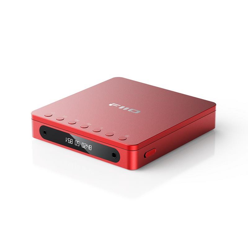 楽器種別：新品FiiO/新品 商品一覧＞＞レコーディング【15，000円〜35，000円】 商品一覧＞＞レコーダー・プレイヤー/プレイヤー/FiiO 商品一覧＞＞パワーレックは、専門スタッフに気軽に相談できる渋谷発のDTM・レコーディング機材専門フロアです。FiiO DM13 BT Red (レッド)(フィーオ)(CDプレイヤー)(ポータブルオーディオ)(Bluetooth)(aptX HD対応)(バッテリー内蔵)(FIO-DM13BT-R)商品説明【製品の特長】★DM13は、シーラスロジック製「CS43198」DACを左右独立で2基搭載し、独自の専用オーディオアーキテクチャによって高音質再生を実現するポータブルCDプレーヤーです。4.4mmバランス出力では660mWの高出力を実現し、3.5mmシングルエンド出力と合わせて幅広いヘッドホンに対応します。また、デジタル音声出力や、aptX HD対応Bluetoothなど、多彩な出力に対応。高コントラストのLCDディスプレイを搭載し、直感的な操作を実現しています。・デュアルDAC＋デュアルアンプ構成による高品位なサウンドと99段階の細やかな音量調整・コンパクトなボディに最大660mWのパワフルな出力・好みで選べる4つのカラーバリエーション・耐久性と持ち運びやすさを両立したデザイン・さまざまな機器に対応するデュアル出力・低ジッター設計のデジタル転送を実現・視認性に優れた高コントラストLCDディスプレイ・大事なCDを保護する本体構造・高品質Bluetoothコーデックに対応・ポータブルとデスクトップ両方に対応した電源モードを搭載・長時間再生に対応する、3750mAh高容量バッテリー搭載・楽しみが広がる。再生・お気に入り機能・お気に入りCDの音源をUSBに保存・優れた素材と耐久性●デュアルDAC＋デュアルアンプ構成による高品位なサウンドと99段階の細やかな音量調整高性能かつ低消費電力を兼ねそろえた、シーラスロジック製DACチップ「CS43198」2基と、低ノイズ設計のSGマイクロ製「SGM8262」を組み合わせた専用オーディオ回路構成を採用。デュアルDAC＋デュアルアンプの構成により、ポータブルCDプレーヤーながら高品位なサウンド再生を実現します。また、より良いサウンド表現のため出力段も特別に設計。99段階の細やかな音量調整が可能なだけでなく、どの音量レベルでもより明瞭なサウンドを実現しました。●コンパクトなボディに最大660mWのパワフルな出力バランス出力で最大660mW、シングルエンド出力で最大180mWの高出力を実現。コンパクトなボディながら優れた駆動力を備え、様々なヘッドホンやアクティブスピーカーとの組み合わせが可能です。●好みで選べる4つのカラーバリエーションBlack 、Silver、Red、Transparentの4色が醸し出す雰囲気。音質のみならず、音楽体験に彩りをプラスするよりよいアクセントとしてお楽しみください。●耐久性と持ち運びやすさを両立したデザイン144×137×27mmのコンパクトなボディに、ESP電子防振機能を搭載。持ち運び時やデスクトップでの再生時も安定した音楽再生を実現します。アルミニウム合金ボディは質感と耐久性を兼ね備え、ヒンジ部分には精密加工されたアルミニウム合金部品を採用しています。●さまざまな機器に対応するデュアル出力製品前面に3.5mmと4.4mm端子の両方を装備し、シングルエンド接続とバランス接続に対応。幅広いヘッドホンやイヤホンとの接続が可能です。・ヘッドホン出力として：ヘッドホン接続・ライン出力として：アンプやアクティブスピーカー接続、音声伝送用●低ジッター設計のデジタル転送を実現光デジタル端子を備え、低ジッター設計によりデジタルクロックの精度を確保。より純度の高いデジタル信号伝送を実現。外部DACとの接続に対応します。●視認性に優れた高コントラストLCDディスプレイ高コントラストで長寿命なLCDディスプレイを搭載。音量、トラック番号、再生時間などの情報をわかりやすく表示し、本体の動作状態を常時確認することができます。暗い場所でも使いやすく、長時間使用でも焼き付きが起こりにくい設計です。●大事なCDを保護する本体構造イジェクトレバーを軽く押すだけで簡単に開閉が可能。ディスク収納部には十分なスペースを確保することで、再生時、ディスクに傷がつきにくい設計です。●高品質Bluetoothコーデックに対応クアルコムのBluetoothプラットフォームを搭載。aptX / aptX Low Latency / aptX HD / SBCといった高品質なBluetoothコーデックに対応。高音質のままでのワイヤレス伝送を実現しました。●ポータブルとデスクトップ両方に対応した電源モードを搭載「D.MODE（デスクトップモード）」を搭載。USB接続時、D.MODEスイッチを「ON」にすることで、DM13はUSBからのみ電源供給を受け、バッテリーを消費せずに動作し、バッテリーの寿命を延ばすことができます。●長時間再生に対応する、3750mAh高容量バッテリー搭載3750mAh、3.8Vの純コバルト酸リチウムバッテリーを搭載。DM13に安定した電力を供給します。携帯時でも最大約10時間の連続再生が可能。長時間外出時のバッテリー切れの不安を軽減します。●楽しみが広がる。再生・お気に入り機能1枚のCDをより快適に楽しむための機能を搭載。ギャップレス再生、お気に入り登録、リピート再生などに対応。リピート再生は全曲リピート、1曲リピート、ランダム再生が可能です。●お気に入りCDの音源をUSBに保存お手持ちのCDをWAV形式でUSBメモリにリッピングし、パソコンやスマートホンで楽しむことができます。WAVファイル再生に対応した一般的なソフトウェアで管理、使用することで、さまざまなデバイスでの共有や再生が可能です。※FAT32形式のUSBメモリのみ対応※CDDAフォーマットの音楽CDのみ対応●優れた素材と耐久性アルミニウム合金ボディは質感と手触りを完璧に融合させながら、本体強度を確保。精密加工されたアルミニウム合金部品をヒンジ部分に採用することで、摩擦にも強く、耐久性にも優れています。※FIIOによる経年変化試験において、開閉動作5000回以上をクリア【製品の仕様】チップ構成 メインコントローラー：CS6137オーディオアンプ：SGM8262（2基搭載）DAC：CS43198（2基搭載）ディスプレイ 1.5インチ LCDディスプレイ対応インピーダンス ・シングルエンド：8〜150Ω・バランス：8〜350Ωヘッドホン出力（バランス） ・出力：最大660mW（32Ω、THD+N1%）・THD+N：0.0024%（1kHz/0dB@32Ω）・S/N比：≧124dB（A特性）・チャンネルセパレーション：≧120dB（1kHz@32Ω）・周波数特性：20Hz〜20kHz（±2.3dB）ヘッドホン出力（シングルエンド） ・出力：180mW（32Ω、THD+N1%）・THD+N：0.0025%（1kHz/0dB@32Ω）・S/N比：≧120dB（A特性）・チャンネルセパレーション：≧77dB（1kHz@32Ω）・周波数特性：20Hz〜20kHz（±2.3dB）USBポート USB Type-C×2（電源供給用×1、USB録音用/充電用×1）出力端子 ・ヘッドホン出力：3.5mmステレオミニジャック、4.4mmバランス・ライン出力：3.5mmステレオミニジャック、4.4mmバランス・デジタル出力：3.5mm（同軸/光デジタル兼用）対応コーデック SBC / aptX / aptX Low Latency / aptX HDバッテリー リチウムイオン電池（3750mAh/3.8V）連続再生時間 最大10時間充電時間 約2.5時間（5V 2A充電器使用時）電源入力 DC 5V/≧2A付属品 クイックスタートガイドUSB Type-A to Type-Cケーブル（充電・データ兼用）3.5mm to 同軸変換ケーブルイケベカテゴリ_レコーディング_レコーダー・プレイヤー_プレイヤー_FiiO_新品 SW_FiiO_新品 JAN:4562314019988 登録日:2026/08/06 フィーオ