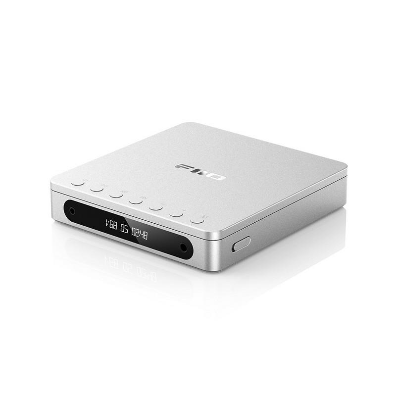 楽器種別：新品FiiO/新品 商品一覧＞＞レコーディング【15，000円〜35，000円】 商品一覧＞＞レコーダー・プレイヤー/プレイヤー/FiiO 商品一覧＞＞パワーレックは、専門スタッフに気軽に相談できる渋谷発のDTM・レコーディング機材専門フロアです。FiiO DM13 BT Silver (シルバー)(フィーオ)(CDプレイヤー)(ポータブルオーディオ)(Bluetooth)(aptX HD対応)(バッテリー内蔵)(FIO-DM13BT-S)商品説明【製品の特長】★DM13は、シーラスロジック製「CS43198」DACを左右独立で2基搭載し、独自の専用オーディオアーキテクチャによって高音質再生を実現するポータブルCDプレーヤーです。4.4mmバランス出力では660mWの高出力を実現し、3.5mmシングルエンド出力と合わせて幅広いヘッドホンに対応します。また、デジタル音声出力や、aptX HD対応Bluetoothなど、多彩な出力に対応。高コントラストのLCDディスプレイを搭載し、直感的な操作を実現しています。・デュアルDAC＋デュアルアンプ構成による高品位なサウンドと99段階の細やかな音量調整・コンパクトなボディに最大660mWのパワフルな出力・好みで選べる4つのカラーバリエーション・耐久性と持ち運びやすさを両立したデザイン・さまざまな機器に対応するデュアル出力・低ジッター設計のデジタル転送を実現・視認性に優れた高コントラストLCDディスプレイ・大事なCDを保護する本体構造・高品質Bluetoothコーデックに対応・ポータブルとデスクトップ両方に対応した電源モードを搭載・長時間再生に対応する、3750mAh高容量バッテリー搭載・楽しみが広がる。再生・お気に入り機能・お気に入りCDの音源をUSBに保存・優れた素材と耐久性●デュアルDAC＋デュアルアンプ構成による高品位なサウンドと99段階の細やかな音量調整高性能かつ低消費電力を兼ねそろえた、シーラスロジック製DACチップ「CS43198」2基と、低ノイズ設計のSGマイクロ製「SGM8262」を組み合わせた専用オーディオ回路構成を採用。デュアルDAC＋デュアルアンプの構成により、ポータブルCDプレーヤーながら高品位なサウンド再生を実現します。また、より良いサウンド表現のため出力段も特別に設計。99段階の細やかな音量調整が可能なだけでなく、どの音量レベルでもより明瞭なサウンドを実現しました。●コンパクトなボディに最大660mWのパワフルな出力バランス出力で最大660mW、シングルエンド出力で最大180mWの高出力を実現。コンパクトなボディながら優れた駆動力を備え、様々なヘッドホンやアクティブスピーカーとの組み合わせが可能です。●好みで選べる4つのカラーバリエーションBlack 、Silver、Red、Transparentの4色が醸し出す雰囲気。音質のみならず、音楽体験に彩りをプラスするよりよいアクセントとしてお楽しみください。●耐久性と持ち運びやすさを両立したデザイン144×137×27mmのコンパクトなボディに、ESP電子防振機能を搭載。持ち運び時やデスクトップでの再生時も安定した音楽再生を実現します。アルミニウム合金ボディは質感と耐久性を兼ね備え、ヒンジ部分には精密加工されたアルミニウム合金部品を採用しています。●さまざまな機器に対応するデュアル出力製品前面に3.5mmと4.4mm端子の両方を装備し、シングルエンド接続とバランス接続に対応。幅広いヘッドホンやイヤホンとの接続が可能です。・ヘッドホン出力として：ヘッドホン接続・ライン出力として：アンプやアクティブスピーカー接続、音声伝送用●低ジッター設計のデジタル転送を実現光デジタル端子を備え、低ジッター設計によりデジタルクロックの精度を確保。より純度の高いデジタル信号伝送を実現。外部DACとの接続に対応します。●視認性に優れた高コントラストLCDディスプレイ高コントラストで長寿命なLCDディスプレイを搭載。音量、トラック番号、再生時間などの情報をわかりやすく表示し、本体の動作状態を常時確認することができます。暗い場所でも使いやすく、長時間使用でも焼き付きが起こりにくい設計です。●大事なCDを保護する本体構造イジェクトレバーを軽く押すだけで簡単に開閉が可能。ディスク収納部には十分なスペースを確保することで、再生時、ディスクに傷がつきにくい設計です。●高品質Bluetoothコーデックに対応クアルコムのBluetoothプラットフォームを搭載。aptX / aptX Low Latency / aptX HD / SBCといった高品質なBluetoothコーデックに対応。高音質のままでのワイヤレス伝送を実現しました。●ポータブルとデスクトップ両方に対応した電源モードを搭載「D.MODE（デスクトップモード）」を搭載。USB接続時、D.MODEスイッチを「ON」にすることで、DM13はUSBからのみ電源供給を受け、バッテリーを消費せずに動作し、バッテリーの寿命を延ばすことができます。●長時間再生に対応する、3750mAh高容量バッテリー搭載3750mAh、3.8Vの純コバルト酸リチウムバッテリーを搭載。DM13に安定した電力を供給します。携帯時でも最大約10時間の連続再生が可能。長時間外出時のバッテリー切れの不安を軽減します。●楽しみが広がる。再生・お気に入り機能1枚のCDをより快適に楽しむための機能を搭載。ギャップレス再生、お気に入り登録、リピート再生などに対応。リピート再生は全曲リピート、1曲リピート、ランダム再生が可能です。●お気に入りCDの音源をUSBに保存お手持ちのCDをWAV形式でUSBメモリにリッピングし、パソコンやスマートホンで楽しむことができます。WAVファイル再生に対応した一般的なソフトウェアで管理、使用することで、さまざまなデバイスでの共有や再生が可能です。※FAT32形式のUSBメモリのみ対応※CDDAフォーマットの音楽CDのみ対応●優れた素材と耐久性アルミニウム合金ボディは質感と手触りを完璧に融合させながら、本体強度を確保。精密加工されたアルミニウム合金部品をヒンジ部分に採用することで、摩擦にも強く、耐久性にも優れています。※FIIOによる経年変化試験において、開閉動作5000回以上をクリア【製品の仕様】チップ構成 メインコントローラー：CS6137オーディオアンプ：SGM8262（2基搭載）DAC：CS43198（2基搭載）ディスプレイ 1.5インチ LCDディスプレイ対応インピーダンス ・シングルエンド：8〜150Ω・バランス：8〜350Ωヘッドホン出力（バランス） ・出力：最大660mW（32Ω、THD+N1%）・THD+N：0.0024%（1kHz/0dB@32Ω）・S/N比：≧124dB（A特性）・チャンネルセパレーション：≧120dB（1kHz@32Ω）・周波数特性：20Hz〜20kHz（±2.3dB）ヘッドホン出力（シングルエンド） ・出力：180mW（32Ω、THD+N1%）・THD+N：0.0025%（1kHz/0dB@32Ω）・S/N比：≧120dB（A特性）・チャンネルセパレーション：≧77dB（1kHz@32Ω）・周波数特性：20Hz〜20kHz（±2.3dB）USBポート USB Type-C×2（電源供給用×1、USB録音用/充電用×1）出力端子 ・ヘッドホン出力：3.5mmステレオミニジャック、4.4mmバランス・ライン出力：3.5mmステレオミニジャック、4.4mmバランス・デジタル出力：3.5mm（同軸/光デジタル兼用）対応コーデック SBC / aptX / aptX Low Latency / aptX HDバッテリー リチウムイオン電池（3750mAh/3.8V）連続再生時間 最大10時間充電時間 約2.5時間（5V 2A充電器使用時）電源入力 DC 5V/≧2A付属品 クイックスタートガイドUSB Type-A to Type-Cケーブル（充電・データ兼用）3.5mm to 同軸変換ケーブルイケベカテゴリ_レコーディング_レコーダー・プレイヤー_プレイヤー_FiiO_新品 SW_FiiO_新品 JAN:4562314019971 登録日:2026/08/06 フィーオ