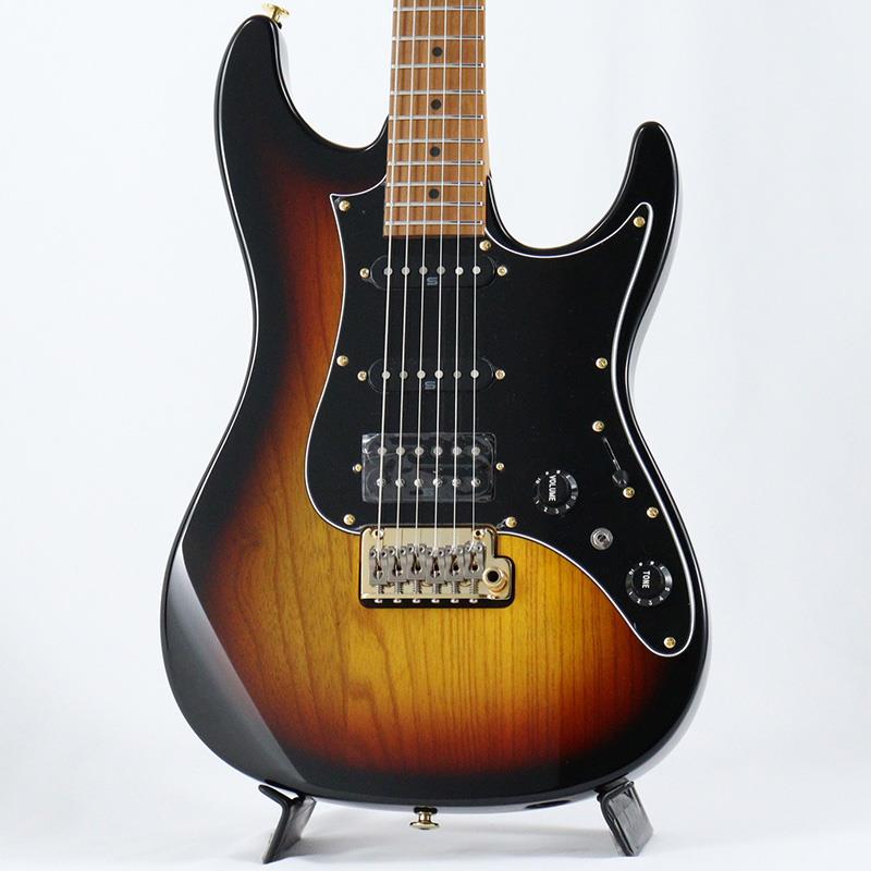 楽器種別：新品Ibanez/新品 商品一覧＞＞エレキギター【195，000円〜365，000円】 商品一覧＞＞STタイプ/Ibanez 商品一覧＞＞当店のギターは、出荷前に専門スタッフが検品・調整しているので安心です！Ibanez Prestige AZ2204AG-TFB (Tri-Fade Burst)商品説明AZ - Pushing the boundaries / Ash bodied AZ Modelアッシュ材ボディ、リセス・マウント・トレモロ、SSHピックアップ・レイアウト・モデル【AZ2204AG】じゅうぶんな低音域特性、高音域特性をともに備え、良好なサスティーンが特長のアッシュ材ボディに、AZモデル専用開発のSeymour Duncan製ピックアップをSSHレイアウトでピックガード・マウントした2026年モデルです。Prestigeモデルでは初めてゴールド・カラーのパーツを採用しています。◆AZ Oval C S-TECH WOOD Roasted Maple 1pc neck自社・他社問わず数十種類のギターのネック・グリップを計測、分析して完成したオリジナル・ネック形状です。指板とネックの接着面から指板エッジにかけてなだらかに落とし込むようにシェイピングし、指板エッジを丸めたコンフォート・グリップです。ボールミル加工によって正確に且つ確実にその形状を再現しています。ロー・フレット部での握り込みやすさ、ハイ・フレット部にかけては親指をネック裏に置くクラシカル・スタイルでの演奏性を特に配慮した形状となっています。窒素加熱処理技術であるエステック処理されたメイプル材を使用。エステック処理された木材は形状安定性、反りに対する耐久性、耐水性、温度変化に強いといった特徴を持っており、日本国内で特許技術を取得しています。また、フィニッシュには弾き込まれたギターのネックの様な質感のオイル・フィニッシュ仕上げを採用しています。◆S-TECH WOOD Roasted Maple fretboard with Stainless Frets触れ幅の大きなチョーキングをしても音詰まりせず、コードワークでも指と手にストレスを感じさせないことをポイントとして、ネックとのコンビネーションなど複数の課題を数種類の試作に落とし込み、試行錯誤を重ねて辿り着いた305mmRの指板です。◆Luminlay side dot inlay照明などでめまぐるしく変化する演奏環境に対応してくれる、高い視認性を誇る3.0mm径の蓄光材ドット・ポジションを採用しています。暗いステージの上でも自分の弾きたい音を見失うことはないでしょう。◆An ergonomic body back contourコンテンポラリーなデザインを目指したオリジナル・ボディ形状です。薄く仕上げたボディ・コンターと大きめのエルボー・コンターは、プレイヤーとギターとの一体感を生み、演奏性向上にも大きく貢献します。またボディのくびれを深くすることで抱えた時やステージ上での取り回しが良く、高い演奏性を実現しています。ボディ表面と裏面とで角のRを変えており、座位/立位に関わらずギターを抱えた瞬間にフィット感が感じられるエルゴノミックな設計です。◆Super All Access Neck Jointボディ裏面から8mmの高低差で段彫りし、さらにネックとの接合部を球面に仕上げることで高い演奏性を実現したSuper All Accessネック・ジョイントです。低音弦側のカッタウェイを浅めに設計しており、ボディとネックとの設地面積を最大化することで、高い演奏性を保持しながらもサスティーンとレゾナンスの良さをも両立しています。◆The spring-muting rubberトレモロ・ブリッジ・タイプのギターに起こりがちなスプリングの共振/共鳴を抑えるために装着したゴム製のスプリング・ミュートです。◆Bone nut油含浸した牛骨ナットを採用。チューニングの安定性に大きく貢献するナットの滑りの良さと、ビンテージギターの様なレゾナンスを実現しています。◆Gotoh T1802 tremolo bridge多くのプレイヤーやギター・ブランドから、トレモロ・ブリッジの決定版として定評のあるGOTOH 510ブリッジを、IbanezとGOTOHとのコラボレーションで新生させたブリッジです。音の立ち上がりが良さと、ソリッドかつファットなサウンドの両立を実現する、硬質な切削チタン製サドルと切削スチール製イナーシャ・ブロックを採用し、伸びのある高音域も特徴としています。弦間ピッチは10.5mmのナロー・スペーシング設計で、スキッピングやハイブリッド・ピッキングを多用するプレイヤーが要求する、弦間をまたいだピッキングのしやすさを追求しました。また、Ibanez Edgeトレモロのアームや、ウルトラ・ライト・トレモロ・アーム（カーボン製/UTA20/別売）も流用出来るアーム・ソケットを採用。従来のアームの様に回し入れることなくスナップ・インでアームを装着することが可能です。アーム取り付け部のトルクキャップを回転させることで、簡単にトレモロ・アームのトルク調整ができます。加えて、スタッドに埋め込まれたイモネジでがっちりと固定することで、チューニングのスタビリティやレゾナンスに大きく貢献するスタッド・ロック機構をも標準装備しています。スムーズなアーミングやアームアップが可能な2点支持フローティングを採用しています。◆Gotoh Magnum Lock machine heads w/H.A.P.チューニングのスタビリティに定評のあるGotoh製マグナムロック・マシンヘッドを採用。H.A.P（Height Adjustable Post）機構を搭載しており、ポスト高さを調節することが可能で、各弦毎に適切なテンションを得られます。◆Seymour Duncan Hyperion Pickups数十種以上のピックアップを入手し、それら全ての周波数特性を測定。その中からAZに最適と考えられるピックアップの仕様と音像を割り出し、ピックアップ・ブランドとして長い歴史を持ちつつ、今も尚新たな取り組みを続けているピックアップ・ブランドの代名詞Seymour Duncan社とのコラボレーションによって生まれたAZ専用ピックアップです。歪ませてもどこかに原音のクリーンさを残す様、出力を抑え気味にし、ピッキングの追従性と再現性にポイントをおいたカスタム・ピックアップです。トレブルからベース、あるいは1弦から6弦までの鳴り方まで、あくまでもトータルのバランスを重要視しエフェクトの乗りの良さも追求しました。マグネットは全てAlnico-5を採用しています。※画像はサンプルです。製品の特性上、杢目、色合いは個体ごとに異なります。商品詳細SpecsNeck type AZ Oval C S-TECH WOOD Roasted Maple neckBody Ash bodyFretboard S-TECH WOOD Roasted Maple fretboard w/Black dot inlay & Luminlay side dotFret Jumbo Stainless Steel frets w/Prestige fret edge treatmentNut BoneMachine head Gotoh Magnum Lock machine heads w/H.A.P.Bridge Gotoh T1802 tremolo bridgeNeck pickup Seymour Duncan Hyperion (S) neck pickupMiddle pickup Seymour Duncan Hyperion (S) middle pickupBridge pickup Seymour Duncan Hyperion (H) bridge pickupControls， P.U. selector 1 Volume， 1 Tone， 5-way lever switchOther Swtiches dyna-MIX9 switching system w/Alter SwitchHardware color GoldString gauge .010/.013/.017/.026/.036/.046 (D'Addario EXL110)Neck DimensionsScale 648mm/25.5Width at Nut 42mmWidth at Last Fret 56.4mmThickness at 1st 20.5mmThickness at 12th 22.5mmRadius 305mmRハード・ケース付属イケベカテゴリ_エレキギター_STタイプ_Ibanez_新品 SW_Ibanez_新品 JAN:4549763375537 登録日:2026/03/12 エレキギター アイバニーズ イバニーズ