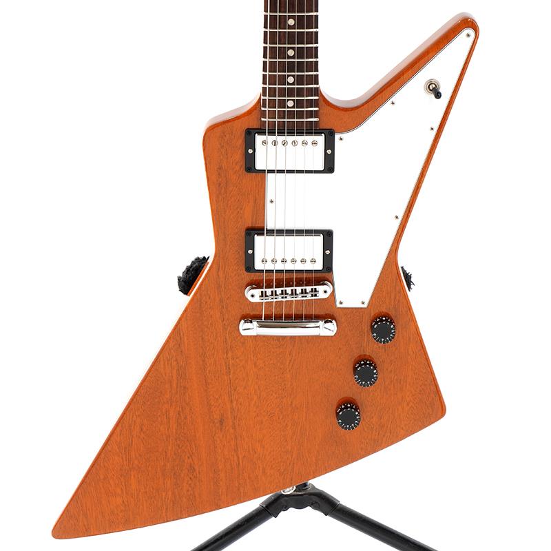 楽器種別：ユーズドGibson/Designer Models 商品一覧＞＞Gibson/ユーズド 商品一覧＞＞エレキギター【185，000円〜355，000円】 商品一覧＞＞エクスプローラータイプ/Gibson 商品一覧＞＞当店のギターは、出荷前に専門スタッフが検品・調整しているので安心です！Gibson USED 中古 Explorer Antique Natural 2019 [SN. 102990008]商品説明お勧め中古品！ロックとブルースの匂いを強烈に漂わさせてくれるツワモノギター!Gibson USA Explorer Antique Naturalがお勧め中古品で入荷！2019年製です。ギブソン黄金期由来、のちに世界を席巻する革新的デザイン！1958年にGibson Flying VとともにリリースされたGibson Explorerは、その登場以前に当時存在していたいかなるギターのデザインに対しても異を唱えるモデルでした。60年以上経過した現在にあって、Gibson Explorerは世界中のあらゆるジャンルのアーティストに使用されており、エクスプローラーはギター界において確固たる地位を確立しています。アンティーク・ナチュラル・フィニッシュとバーストバッカー2、バーストバッカー3・ピックアップの組み合わせにより、50年代のクラシカルなエクスプローラーのルックスにヴィンテージ・サウンドのパワフルさを掛け合わせた仕様となっています。オール・マホガニーによるセットネック構造、ローズウッド指板とスリムテイパー・ネックは、圧巻のトーンとプレイヤビリティをもたらします。今回、お勧め中古品が入荷致しました！2019年製です。細かい傷や弾き傷、PUカバーの傷、元々の塗装の小さいくぼみ、パーツのくすみ等は見受けられますが、いずれもプレイアビリティに支障、問題ございません。まずまずのコンディションです。当店にてフルメンテナンスとクリーニングを施しておりますので、すぐにご使用頂けます。フレットはすり合わせ処理済です。すぐにお使い頂けます。約8割5分残りでございます。ナットも現状のご使用に問題ございません。トラスロッドも通常の調整に問題ございません。電装系もフルチェックしておりますので、動作に問題ございません。ウェイトは約3.61kgです。芯のあるバランスです。付属品はオリジナル・ブラウン・ハードケース、Gibson Gold Warrantyになります。ケースは元々鍵が設定されていないタイプです。是非、この機会をお見逃し無く！SN. 102990008Weight≒3.61kg付属品　オリジナル・ブラウン・ハードケース、Gibson Gold Warranty。商品詳細BodyBody Material:MahoganyFinish: Gloss Nitrocellulose LacquerNeckNeck Material: MahoganyNeck Profile: Slim TaperScale Length: 24.75 / 62.865cmFingerboard Material: RosewoodFingerboard Radius: 12 / 304.8mmNumber of Frets: 22Frets: Medium JumboNut Material: Graph TechNut Width: 1.695 / 43.05mmEnd-of-Board Width: 2.26 / 57.4mmInlays: Acrylic DotsHardwareFinish: ChromeBridge: Aluminum Nashville Tune-O-MaticTailpiece: Aluminum Stop BarTuners: Grover Mini RotomaticsPick Guard: White 3-plyControl Knobs: Black Speed KnobsSwitch Tip: BlackJack Plate: ChromeElectronicsNeck Pickup: BurstBucker 2Bridge Pickup: BurstBucker 3Controls: 2 Volumes 1 Tone & Toggle SwitchStrings: .010 .013 .017 .026 .036 .046※当店の取り扱い商品は中古の1点限りのご用意となります為、誠に勝手ながらご注文のお客様優先でのご案内とさせて頂きます。お問い合わせやお取置きのご依頼の際は予めご了承下さいますようお願い致します。イケベ楽器店Website以外の商品ページをご覧のお客様は、「取扱店舗の商品ページを見る」または「楽器店の購入ページへ」よりご注文下さい。イケベカテゴリ_エレキギター_エクスプローラータイプ_Gibson_Designer Models_ユーズド SW_Gibson_ユーズド JAN:2500010914734 登録日:2026/08/20 エレキギター ギブソン フライングブイ エクスプローラー