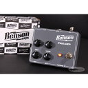 楽器種別：新品コンパクトエフェクター/Benson Amps 商品一覧＞＞コンパクトエフェクター【25，000円〜50，000円】 商品一覧＞＞安心してお買い物頂けるよう、コンパクトもマルチも丁寧梱包でお届けします！Benson Amps Preamp Pedal商品説明ロッキッシュ＆ナチュラルに纏めながらギターの美味しい成分を押し上げてくれる素晴らしいプリアンプペダルが入荷致しました。Benson Ampsは2016年に創立された、アメリカのオレゴン州ポートランドにあるカスタム・アンプ・メーカーです。オレゴン州と言えば多くの優秀なアンプ＆エフェクターのメーカーがその本拠地を置くエリアですが、Benson Ampsはその中でも多くの同業者からも一目置かれている存在です。オーナーのChris Bensonが全てハンドワイヤリングで制作するチューブアンプは多くのミュージシャンの心を射止め、その評判はRyan Adamsら著名ミュージシャンの使用で瞬く間にアメリカ中に広まりました。現在も、チューブアンプは半年以上の予約待ちが必要なほどの人気です。そのBenson Ampsが満を持して発表した本機Preamp Pedalは、Chris がラインナップでも人気の高いチューブアンプ Chimera 30Wの回路をベースに開発したペダル です。Reverb.com（USA）2018年度 新製品ランキングにおいて、既存の超大手メーカーがひしめき合う中、堂々の6位にランクイン。一音鳴らしただけで「これはイイネ！」と言わせるサウンドで一気に話題となりました。「プリアンプ」と言う名前ですが、いわゆる「ドライブペダル」にカテゴライズされるエフェクターです。真空管の代わりに FET トランジスターを使用していますが、サウンドのイメージは真空管アンプChimeraそのもの。Preamp という名は単純にプリアンプの回路をモデルにしているため冠された名であり、実際はクリーンブーストからクリーミーなオーバードライブ、ファズのような太いディストーションまでの幅広いゲインレンジを持っています。ダイオードでクリッピングをしていないのも重要なポイントです。そのためダイナミックレンジが広く、ゲインを上げても音像を狭めるようなコンプレッションを感じません。ブティックアンプの手前に接続して ON にした時にも、アンプが本来もつダイナミックレンジを充分に活かせます。ギターのボリュームを下げても、レンジを残したままゲインが下がる追従性も特筆すべきものがあります。トレブルとベースのイコライズが心地良く動作するのも特徴。ピーキーな効き方ではなく、ギターの美味しいところを自然にブースト/カットしてくれるところに感動しました。本当に「プリアンプ」というネーミングがマッチする素晴らしいペダルです。日本の皆様にとってBenson Ampsはまだまだ聞き馴染みないメーカーだと思いますが、ギタリストにとって「歪み」は一番肝になるサウンドですので、よりよいドライブサウンドをお探しの方はぜひお試し頂きたいと思います。＊正規輸入品箱、英文取説、製品保証書　付属イケベカテゴリ_エフェクター_コンパクトエフェクター_Benson Amps_新品 JAN:4571239308473 登録日:2020/03/28 エフェクター コンパクトエフェクター ストンプボックス