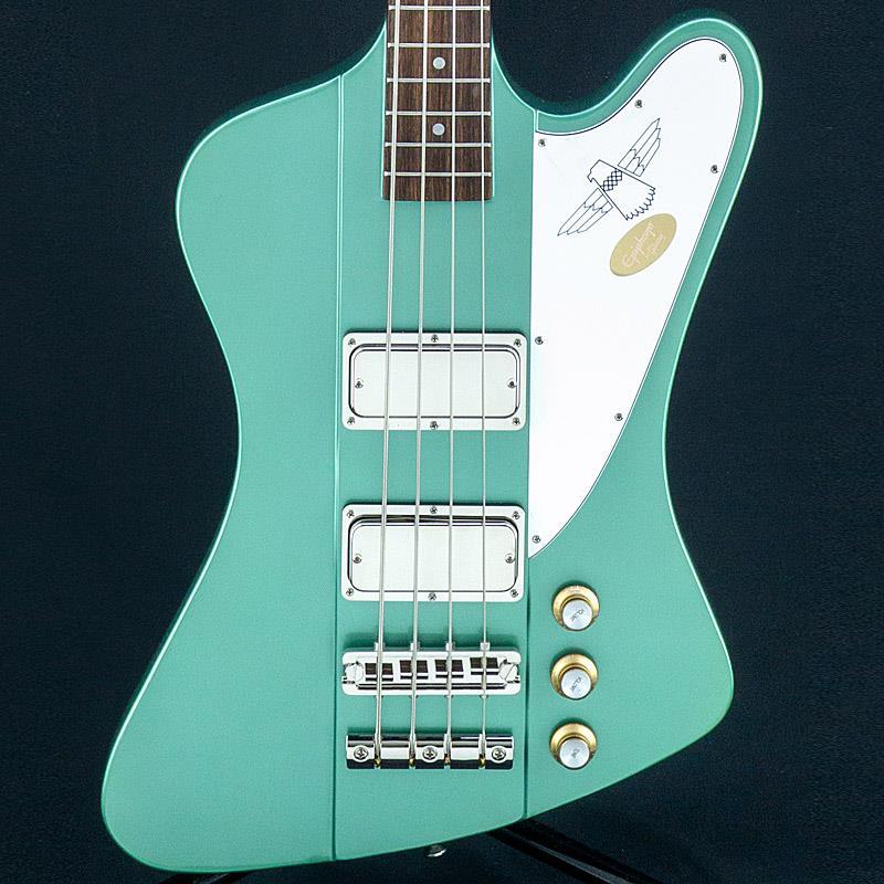 楽器種別：ユーズドEpiphone/ユーズド 商品一覧＞＞ベース【50，000円〜95，000円】 商品一覧＞＞エレキベース/変形ベース/Epiphone 商品一覧＞＞当店のベースは、出荷前に専門スタッフが検品・調整しているので安心です！Epiphone USED 中古 Thunderbird '64 (Inverness Green)商品説明ヴィンテージスペックを受け継いだThunderbird '64Thunderbirdベースといえば、まず何を思い浮かべるでしょうか？伝説的な自動車デザイナー、レイ・ディートリッヒが生み出した特徴的なシェイプでしょうか？サスティーンを向上させる9層のスルーネック・ボディ構造でしょうか？パワフルな2基のハムバッカー・ピックアップのパンチのあるローエンドでしょうか？ クラシカルなデザインで目を引く、自動車にインスパイアされたカスタム・カラーでしょうか？当時のヴィンテージ・ギブソン・サンダーバード・ベースからインスパイアされたThunderbird '64は、9層のマホガニーとウォルナットによるネック・スルー・ボディ構造からホットスタンプ刻印によるサンダーバード・ロゴを擁する3プライ・ピックガードに至るまで、オリジナルを象徴するクラシックな要素をすべて受け継いでいます。ProBucker 760 Bassハムバッカー・ピックアップとCTSポテンショメーターの組み合わせにより、深みのある豊かなトーンが実現しています。現代的なGraph Techナットや、19:1のギア比を持つクローバー・ボタン・チューナーなど機能性も十分です。従来よりも安定したチューニングを実現しながらも、ヴィンテージ感の風合いを重視したデザインとなります。細かな擦り傷はございますが、大きく目立つ打痕は無く比較的キレイなコンディションです。トラスロッドの余裕はあり、ネックコンディションは若干ねじれが見受けられますが、現状演奏面に支障なくお使いいただけます。Weight≒4.05kg付属品：純正ソフトケースイケベカテゴリ_ベース_エレキベース_変形ベース_Epiphone_ユーズド SW_Epiphone_ユーズド JAN:2500030901424 登録日:2026/07/11 エレキベース エピフォン