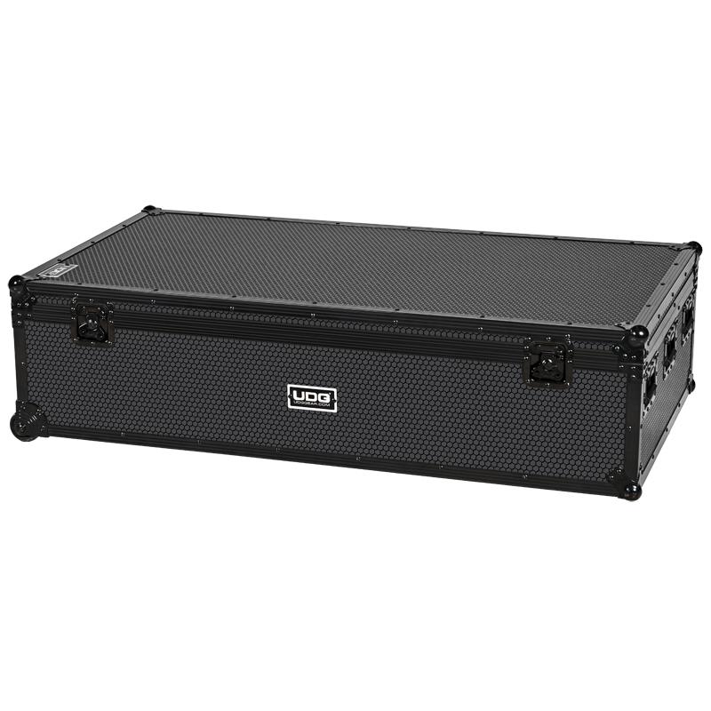 楽器種別：新品UDG/新品 商品一覧＞＞DJ機器【65，000円〜135，000円】 商品一覧＞＞DJテーブル/UDG 商品一覧＞＞DJ関連機器担当部門 Power DJ'sは1998年開店　渋谷発・国内最大級のDJ機材専門フロアです。UDG U911010BL Ultimate DJ Podium Workstation フライトケース 【お取り寄せ商品 / 納期約2〜3ヶ月】 (U91106BL専用ケース) (ユーディージー)商品説明★U91106BL DJ Podium ワークステーション専用フライトケース★※こちらの商品は製作工程上、または運搬の際本体や外箱にやむを得ず汚れ、スリキズ、箱ダメージなど発生する場合がございますが、使用の際には影響ございません。あらかじめご了承下さい。---U911010BL Ultimate DJ Podium ワークステーション フライトケースは、U91106BL DJ Podium ワークステーション本体を安全に輸送するための専用フライトケースです。ツアー・レンタル・大型イベント等のプロフェッショナル用途を想定し、15mm厚の高品質合板による堅牢な構造、卵型クッションフォーム内装、高品質インラインスケートベアリング付きコーナーホイールを備えています。本体に加えてフェイスプレートや関連機材を収納可能で、現場間の安全な移動と効率的なセットアップを両立します。■主な特徴・U91106BL DJ Podium ワークステーション専用設計のフライトケース・15mm厚の高品質合板による堅牢構造・卵型クッションフォーム内装で振動・衝撃から保護・高品質インラインスケートベアリング搭載のコーナーホイール装備・スタッキング対応のボールコーナー設計＋パウダーコート・アルマイト加工ハードウェア・ステージグリップパターンの黒色ラミネート【主な仕様】カラー：ブラック重量：34.5kg外寸：138.4 x 75.0 x 37.1 cm素材：15mm高品質合板＋黒色ラミネート※商品画像内の機材は付属いたしません。※本フライトケースは輸送用ハードケースです。DJ Podium ワークステーション本体（U91106BL）は別売となります。※仕様は予告なく変更される場合がございます。予めご了承ください。■初期不良について製造工程で細かなキズやヘコミ、よごれ、ほつれが残る場合がございます。また、ケース内クッションのマジックテープに剥がれが生じる場合がございます。これらの点は「商品の仕様」とご容赦願います。「使用上問題」のあるもの、のみ初期不良品とさせて頂きます。---※店頭、または通信販売にて売却後、敏速な削除は心掛けておりますが、web上から削除をする際どうしてもタイムラグが発生してしまいます。万が一商品が売切れてしまう場合もございますので予めご了承ください。イケベカテゴリ_DJ機器_DJテーブル_UDG_新品 SW_UDG_新品 JAN:8720908562203 登録日:2026/09/04 DJアクセサリ