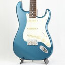 楽器種別：新品エレキギター/Fender Made in Japan 商品一覧＞＞エレキギター/Fender Made in Japan/Artist 商品一覧＞＞エレキギター【135，000円〜260，000円】 商品一覧＞＞当店のギターは、出荷前に専門スタッフが検品・調整しているので安心です！Fender Made in Japan Takashi Kato Stratocaster (Paradise Blue) [加藤隆志 Signature Model]商品説明Takashi Kato Signature Modelデビュー以来、国内に留まることなく世界31ヵ国での公演を果たし、コーチェラなど世界最大級の音楽フェスにも多数参加する日本を代表するスカバンド、東京スカパラダイスオーケストラ。そのギタリストである加藤隆志が長年に渡りメインで使用してきた1965年製Stratocaster通称「流木」を元に本人監修によりヴィンテージスタイルを追求して開発されたシグネイチャーモデル。ボディーを覆うParadise BlueはLake Placid Blueが経年変化で深みを増した特有の色味を再現しながらメタリックを強めたこだわりのオリジナルカラー。トップコートのニトロセルロースラッカーは最小限に抑えられ、ヴィンテージのような鳴りとルックスをより早く楽しめる仕様となっています。 本人実機からプロファイルされたネックは7.25インチラディアスのラウンドローズ指板に約41mmのナット幅と薄めの1965 Cシェイプとなっており、ヴィンテージの握り心地を忠実に再現しつつNarrow Tallフレットによりスムーズな演奏性を実現しています。日本製では初となる1964年後期から1965年中期までに使用されていたパテントパターンのトランジションロゴも本機の為に復刻されました。またリフレットなどを行いながら使い込まれてきたことによるヴィンテージ特有のテンション感を、ネックポケットを深く設計することにより再現しています。ピックアップには本機の為に開発されたCustom Wired Vintage Style Single Coilを採用。特殊なワイアリングによりマシンワウンドでありながらハンドワウンドのような豊かな倍音とエッジを生み出すことに成功しました。さらに軽やかなリズムギターと太いリードトーンを両立できるようネックとミドルピックアップは60年代中期、ブリッジピックアップは50年代から60年代初期の仕様となっています。ヴィンテージStratocasterを熟知した加藤がより多くのギタリストにその魅力を体感して欲しいという想いが込められたギターになっています。 ※画像はサンプルです。製品の特性上、杢目、色合いは一本一本異なります。商品詳細Body Material: Alder Body Finish: Nitrocellulose Lacquer Neck: Maple， 1965 C Neck Finish: Satin Nitrocellulose Lacquer Fingerboard: Rosewood， 7.25 (184.1 mm) Frets: 21， Narrow Tall Position Inlays: White Pearloid Dot (Rosewood) Nut (Material/Width): Bone， 1.615 (41.02 mm) Tuning Machines: Pure Vintage Single Line Fender Deluxe Scale Length: 25.5 (648 mm) Bridge: 6-Saddle Pure Vintage Synchronized Tremolo Pickguard: 3-Ply Parchment Pickups: Custom Wired Vintage Style Single Coil Strat (Bridge)， Custom Wired Vintage Style Single Coil Strat (Middle)， Custom Wired Vintage Style Single Coil Strat (Neck) Pickup Switching: 5-Position BladePosition 1. Bridge PickupPosition 2. Bridge and Middle PickupPosition 3. Middle PickupPosition 4. Middle and Neck PickupPosition 5. Neck Pickup Controls: Master Volume， Tone 1. (Neck Pickup)， Tone 2. (Middle Pickup) Control Knobs: Aged White Hardware Finish: Nickel/Chrome Strings: Nickel Plated Steel (.010-.046 Gauges) ギグケース付属イケベカテゴリ_ギター_エレキギター_Fender Made in Japan_Artist_新品 JAN:0885978820207 登録日:2022/08/29 エレキギター フェンダー ふぇんだー フェンダージャパン フェンジャパ フェンダーJ