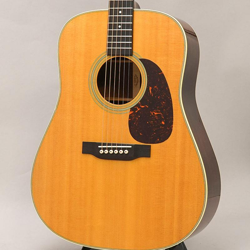 楽器種別：ユーズドMARTIN/Dreadnought (ドレッドノート) 商品一覧＞＞MARTIN/ユーズド 商品一覧＞＞アコースティック・エレアコギター【240，000円〜450，000円】 商品一覧＞＞アコースティックギター/MARTIN 商品一覧＞＞アコギ買うなら、当店で！出荷前の検品・調整はもちろん、丁寧梱包でお届けします！MARTIN USED 中古 D-28 Standard '21 マーチン マーティン商品説明全世界で長きに渡り愛されているD-28 StandardのUSED品が入荷！！当器は2021年製となっており、ボディバックを中心に中古品特有の小傷が見受けられます。ネックのツヤ消しは風合いを残しており、フレットやナット回りも使用感は薄く、演奏上支障となるようなビビりや音詰まりはございません。ボディトップ面左ウエスト部、ボディバック面右肩〜ウエスト部にかけてバインディング剥がれの修正痕がございます。入荷時に提携工房にて全体点検の上、以下調整を行っております。・トップバインディング剥がれ修正・トップブレーシング剥がれ修正現在新品定価￥550，000(税込)のお品物となりますので、お買い求めいただきやすい価格での放出！ぜひお早めにご検討ください！-------------------------------------------------以下当時新品ページより引用世界のアコースティックギターの標準的モデル、言わずと知れた超定番のD-28。この数十年間、長らく基本のスタイルは変えず、ロングセラーを続けてきたモデルがこの度、大幅なモデルチェンジを行いました。2017 Summer NAMMにて登場したこのD-28は、ギターの豊かな歴史と最新の革新をブレンドしています。オープン・ギア・チューナー、エージング・トナー・トップ、アンティーク・ホワイトのアクセント、べっ甲柄のピックガード、新しいネックプロファイルのなどを組み合わせて、D-28の愛好家へヴィンテージの風合いと、モダンな感触と快適な演奏性を提供します。また、フォワード・シフテッド・ブレーシングを採用することで、トップのより大きな振動を得ることに成功しました。「第二次世界大戦後、1960年代に絶頂を迎えたフォークやフォーク・ロックのムーヴメントの中心であったD-28は、それ以前のものとわずかに異なる外観をしていました。」そして、クリス・マーティン（マーティン・ギター・チェアマン兼CEO）は次のようにも述べています。「私の祖父と父、それぞれの時代両方のD-28から最高の特徴を引き出しました。」新たなD-28は、フォワードシフトノンスキャロップドブレイスを採用！！これは既存モデルには無かった仕様で、サウンドの広がりと輪郭感のバランスが程好いバランスで出力される印象です！！Standardモデルが持つ魅力をぜひ体感してください！商品詳細Model:D-28 Top Material:SpruceRosette:Multi-StripeBracing Pattern:Forward Shifted X BraceBrace Shape:Non-ScallopedBrace Material:Sitka SpruceBack Material:East Indian RosewoodSide Material:East Indian RosewoodBinding:Antique WhiteTop Inlay Material:Multi-StripeNeck Material:Select HardwoodNeck Shape:Modified Low OvalNeck Taper:High Performance TaperNut Material:BoneHeadstock Shape:Solid with Square Taper and DiamondHeadplate Material:East Indian RosewoodFingerboard Material:EbonyScale Length:25.4Fingerboard Width at Nut:1 3/4''Fingerboard Inlay Style:Style 28Back and Side Finish:GlossBack and Sides Color:NoneFinish Top:GlossTop Color:Aging TonerNeck Color:Dark MahoganyBridge Material:EbonyBridge Style:Modern Belly - Drop in SaddleTuning Machines:Open Gear GoldRecommended Strings:SP Acoustic 92/8 Phosphor Bronze Medium (MSP4200)Pickguard:Faux Tortoise付属品：ハードケースイケベカテゴリ_アコースティック・エレアコギター_アコースティックギター_MARTIN_Dreadnought (ドレッドノート)_ユーズド SW_MARTIN_ユーズド JAN:2500020813775 登録日:2026/03/01 アコースティックギター アコギ マーチン マーティン