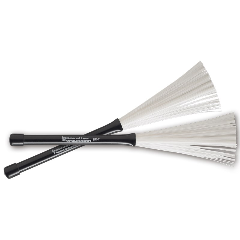 楽器種別：新品Innovative Percussion/新品 商品一覧＞＞ドラム【〜10，000円】 商品一覧＞＞スティック/Innovative Percussion 商品一覧＞＞安心してお買い物頂けるよう、スネアもシンバルも丁寧梱包でお届けします！Innovative Percussion BR-2 [Retractable Nylon Brushes / Medium]商品説明＜Innovative Percussion＞1993年に創設した音楽の町ナッシュビルに本拠を置くイノベイティブ・パーカッションはドラムスティックのみならず、マーチング・スティックなど幅広いジャンルのプレーヤーに認知され急成長を遂げているブランドです。最高レベルの品質はパーカッション教育に深いルーツを持ち、多くのドラマーやパーカッショニストと契約を結び、革新的なアイデアの実現等、強力なパートナーシップを得て意欲的な活動を行ってきました。イノベイティブ・パーカッションは「持つ」という人間の原点から製品デザインを考え、グリップの太さ、テーパーの角度、重量バランス等あらゆる角度から研究を重ねた他、厳選した良質の木材、精度の高いペアリングにこだわり、お客様にお届けいたします。ushes＞Jazzならではの繊細なブラシワークを表現するのみならず、多様化する音楽ジャンルにも対応できる充実したラインアップ。シグネチャーシリーズも加えた多彩なバリエーションが魅力。＜スペック＞モデル：BR-2タイプ：Retractable材質：Nylon / Medium直径：15.8mm全長：355mmイケベカテゴリ_ドラム_スティック_Innovative Percussion_新品 SW_Innovative Percussion_新品 JAN:0819148003176 登録日:2020/10/27 スティック ドラムスティック イノベーティブ イノベーティヴ