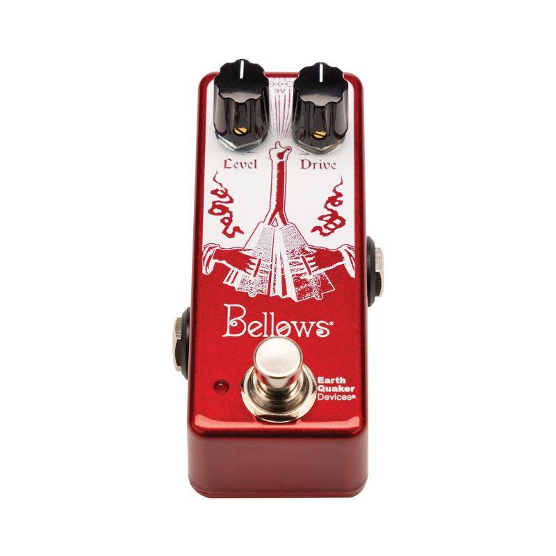楽器種別：新品EarthQuaker Devices/新品 商品一覧＞＞エフェクター【15，000円〜35，000円】 商品一覧＞＞ギター用エフェクター/歪み系/ファズ/EarthQuaker Devices 商品一覧＞＞安心してお買い物頂けるよう、コンパクトもマルチも丁寧梱包でお届けします！EarthQuaker Devices 【秋のSUPER SALE】Bellows Jr.（ファズドライバー）LEQD【EQDショップ限定】商品説明EQDショップにて台数限定発売！?イナたい歪みを使い易く簡単に作れるEQDの廃番ファズペダル、Bellows（ベロウズ）が小さい筐体に入って帰ってきました！このベロウズ Jrは、歪みの基本に戻ったトランジスターを元にした回路でEQDか過去に発売していたペダルです。この二つのノブから驚くほど多彩で、オールドスクールなツイードアンプの歪みやファズトーンが生まれます。ベロウズ Jrはマスターボリュームの無い真空管アンプの様な感覚で音作りができます。Driveで回路上の入力段にどれくらい信号を送るかを設定し、低く設定すればレンジが広く、粗いテクスチャーの歪みが得られ、正しく昔の真空管アンプの音量を低く設定した感覚での演奏が楽しめます。手元の強弱やギターのボリュームとの兼用も楽しんでください。そこからDriveを徐々に上げると、爆発する様なファズの領域まで達成し、ご使用のアンプとベロウズ Jrの二つのノブの組み合わせで、どんな年代のオールドスクールロックなサウンドを得る事ができるでしょう。1. Level: 音量の設定。トランジスターに掛けるバイアスを調整して音量を変化させるので、ノブを回している間にノイズが少し出ますが、回路の性質上の物で故障では有りません。音量の設定後はこのノイズは出ません。2. Drive: 歪みの量の設定。ノブを左に回し歪みの低い設定では温かく荒いツイードアンプの様な音色になり、右に回す毎に厚みが増し密度の濃いファズの様な音色に変わってきます。商品詳細寸法 : 121 x 64 x 57 (mm)消費電流：13 mA入力インピーダンス：250 kOhm出力インピーダンス：1 kOhmスイッチ：電子リレー方式のトゥルーバイパスを採用していますので、電源無しでは音は出力されません。電源：この製品は9Vのバッテリー、又は9V、ACアダプターで2.1mmのセンターマイナスのアダプターで使用できます。デイジーチェインやトランス方式でないパワーアダプター等の使用ではノイズが乗る事が有りますので当社では推奨しておりません。また故障の原因になりますので9Vを超える電源は使用しないでください！イケベカテゴリ_エフェクター_ギター用エフェクター_歪み系_ファズ_EarthQuaker Devices_新品 SW_EarthQuaker Devices_新品 JAN:0810019915581 登録日:2026/06/26 エフェクター コンパクトエフェクター ストンプボックス アースクエイカー