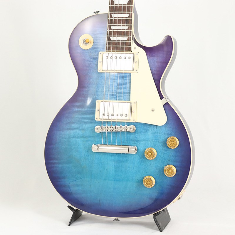 楽器種別：新品エレキギター/Gibson 商品一覧＞＞エレキギター/Gibson/Les Paul Models 商品一覧＞＞エレキギター【220，000円〜420，000円】 商品一覧＞＞当店のギターは、出荷前に専門スタッフが検品・調整しているので安心です！Gibson Les Paul Standard '50s Figured Top (Blueberry Burst) [SN.219230256]商品説明Gibson Les Paul Standard '50s Custom Color SeriesCustom Color Seriesは、1960年代のギブソンのクラシカルなカスタムカラーと、近年のリミテッドランに採用された人気カラーからインスピレーションを得て誕生したモデルであり、ギブソンファンの皆様に、エキサイティングなカラーのレスポール・スタンダードをお届けします。ギブソンの定番モデル「レスポール・スタンダード」が入荷！コチラは、AAメイプルトップ、マホガニーバックを採用したクラシックな50'sルックスモデルです。ウエイトリリーフを施さないソリッドボディを採用、ネックシェイプは程よいグリップ感のある50s Vintageを採用しています。キャビティはトラディショナルモデルと同様に、基盤を使わず配線されており、コンデンサーはオレンジドロップが使われております。サウンドの要であるピックアップには、バーストバッカー1&バーストバッカー2を搭載。野太いクリーントーンはもちろん、歪ませても無骨でありながらもバランスの良いドライブサウンドを奏でてくれます。ギブソン王道のロックサウンドを求めるギタリストには是非ともオススメの1本です。是非この機会をお見逃しなく！商品詳細Weight≒4.52kgBodyMaterial: MahoganyTop: AA Figured MapleWeight Relief: NoneNeckNeck: MahoganyProfile: 50s VintageNut width: 1.695 / 43.05mmFingerboard: Indian RosewoodScale length :24.75 / 628.65mmNumber of frets: 22Nut: Graph TechInlay: Acrylic TrapezoidsHardwareBridge: ABR-1 Tune-O-MaticTailpiece: Aluminum Stop BarTuners: Vintage Deluxe with Keystone ButtonsPlating: NickelElectronicsNeck Pickup: Burstbucker 1Bridge Pickup: Burstbucker 2Controls: 2 Volumes， 2 Tones & Toggle Switch (Hand-wired with Orange Drop Capacitors)ハードケース付属イケベカテゴリ_ギター_エレキギター_Gibson_Les Paul Models_新品 JAN:4570155995903 登録日:2024/02/23 エレキギター ギブソン レスポール