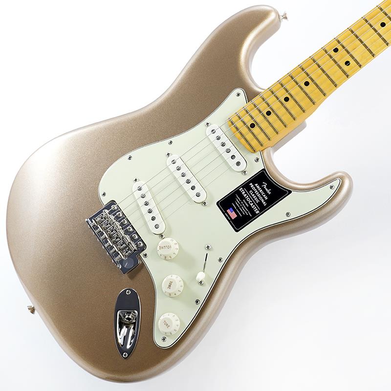 楽器種別：新品Fender USA/American Professional 商品一覧＞＞Fender USA/新品 商品一覧＞＞エレキギター【150，000円〜290，000円】 商品一覧＞＞STタイプ/Fender USA 商品一覧＞＞当店のギターは、出荷前に専門スタッフが検品・調整しているので安心です！Fender USA American Professional Classic Stratocaster (Faded Firemist Gold/Maple) 【The Spring Summer 2026 Campaign】商品説明【The Spring Summer 2026 Campaign】キャンペーン対象製品購入期間に、Fender MADE IN USA 製品全モデル、California アコースティック製品全モデル（ウクレレを除く）、Made in Japan Hybrid II 2026 Collection 全モデルをご購入＆ご応募いただいたお客様全員に、スペシャルギフトをプレゼント！※キャンペーンはご購入後お客様からお申込みいただく必要がございます。詳しくは下記をご参照下さい。※ご予約商品等キャンペーン期間後にお届けとなる商品はキャンペーン対象外となりますので予めご了承下さい。■対象製品Fender USA 全モデルCALIFORNIA アコースティック製品全モデル（ウクレレを除く）Made in Japan Hybrid II 2026 Collection 全モデル■キャンペーン期間対象製品購入期間：2026年4月29日（水・祝）〜 2026年7月31日（金）応募受付期間：2026年4月29日（水・祝）〜 2026年8月11日（火・祝）■プレゼント賞品：Fender USA 全シリーズ：ギグバッグFE620（ギター）またはFB620（ベース）California アコースティック製品全モデル（ウクレレを除く）：Fender Monogrammed ストラップ + Player Electric /Acoustic カポタストMade in Japan Hybrid II 2026 Collection シリーズ：Mini Tech Kit(メンテナンス用ツールキット)詳しい応募方法などは【The Spring Summer Campaign 2026応募フォーム】でご検索下さい。※アウトレット品、中古品は対象外となりますのであらかじめご了承ください。--------------------------------------------------------------American Professional Classic SeriesAmerican Professional Classic Stratocasterは、ヴィンテージの魅力とモダンなパフォーマンスが完璧に融合したギターです。ヴィンテージにインスパイアされたCoastline ’57 Stratocasterピックアップを搭載し、パンチと煌めきに満ちた、深みのあるトーンを奏でます。洗練されたModern Cシェイプネックは、快適な演奏性を提供し、Fender Staggered ClassicGearチューナーは、クラシックなルックスと正確なチューニング安定性を両立しています。カスタムフェードのヴィンテージ仕上げや、フェンダーらしいクラシックな塗装をラインナップ。サウンドだけでなく、見た目の美しさにもこだわりました。American Professional Classic Stratocasterは、フェンダー黄金期の魂を受け継ぎながら、現代のプレイヤーのために進化したモデルです。※画像はサンプルです。製品の特性上、杢目、色合いは個体ごとに異なります。商品詳細Series: American Professional ClassicBody Material: AlderBody Finish: Gloss UrethaneNeck: Maple， Modern CNeck Finish: Satin Urethane with Gloss HeadstockFingerboard: Rosewood or Maple， 9.5 (241 mm)Frets: 22， Medium JumboPosition Inlays: White or Black DotNut (Material/Width): Synthetic Bone， 1.685 (42.8 mm)Tuning Machines: Fender ClassicGear StaggeredScale Length: 25.5 (64.77 cm)Bridge: 6-Saddle Vintage-Style Synchronized TremoloPickguard: 4-Ply Tortoiseshell or 3-Ply Black or 3-Ply Mint GreenPickups:Coastline ‘57 Single-Coil Stratocaster (Bridge)Coastline ‘57 Single-Coil Stratocaster RWRP (Middle)Coastline ‘57 Single-Coil Stratocaster (Neck)Pickup Switching: 5-Position Blade:Position 1. Bridge PickupPosition 2. Bridge and Middle PickupPosition 3. Middle PickupPosition 4. Middle and Neck PickupPosition 5. Neck PickupControls: Master Volume， Tone 1. (Neck & Middle Pickup)， Tone 2. Greasebucket Tone Circuit (Bridge & Middle Pickup)Control Knobs: Vintage White PlasticHardware Finish: Nickel/ChromeStrings: Fender USA 250L Nickel Plated Steel (.009-.042 Gauges)， PN 0730250403Case/Gig Bag: Included: Deluxe Gig Bagイケベカテゴリ_エレキギター_STタイプ_Fender USA_American Professional_新品 SW_Fender USA_新品 JAN:0885978387984 登録日:2025/12/09 エレキギター フェンダー ふぇんだー フェンダーUSA