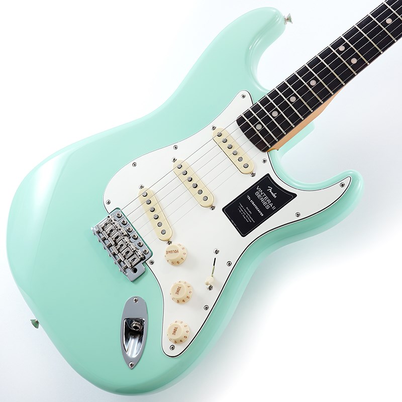 楽器種別：新品エレキギター/Fender MEX 商品一覧＞＞エレキギター/Fender MEX/Vintera 商品一覧＞＞エレキギター【100，000円〜190，000円】 商品一覧＞＞当店のギターは、出荷前に専門スタッフが検品・調整しているので安心です！Fender MEX Vintera II 70s Stratocaster (Surf Green)商品説明Vintera II 70s Stratocasterは、70年代のタイムレスなサウンドを現代に蘇らせ、フェンダーならではのアイコニックなルックス、インスピレーション、比類ないトーンを提供します。Vintera II 70s Stratocasterは、アルダーボディとメイプルまたはローズウッド指板のメイプルネックを採用し、パンチと透明感に溢れたクラシックなフェンダートーンを実現します。Uシェイプネックは、70年代モデルのネックプロファイルを元に設計されており、快適な演奏性を提供します。7.25インチラジアス指板とヴィンテージトールフレットにより、大胆なベンディングや繊細なビブラートが可能で、ヴィンテージの快適さが得られます。3基のヴィンテージスタイル’70sピックアップは、煌びやかさと温かみのあるクラシックなフェンダーサウンドを提供します。ヴィンテージスタイルのシンクロナイズドトレモロにより表情豊かなアーミングが可能で、ヴィンテージスタイルのF刻印入りチューニングマシンは、クラシックなルックスに加え、より細かいギア比とチューニングの安定性を向上させます。Vintera II 70s Stratocasterのクラシックなヴィンテージフィールと比類なきフェンダーサウンドで、あなたにしかできない、新たな音楽の歴史を刻み始めましょう。※画像はサンプルです。製品の特性上、杢目・色合いは1本1本異なります。商品詳細Body Material: AlderBody Finish: Gloss PolyesterNeck: Maple， ‘70s UNeck Finish: Gloss UrethaneFingerboard: Slab Rosewood， 7.25 (184.1 mm)Frets: 21， Vintage TallPosition Inlays: White Dot (Slab Rosewood)Nut (Material/Width): Synthetic Bone， 1.650 (42 mm)Tuning Machines: Fender Vintage F StampedScale Length: 25.5 (64.77 cm)Bridge: 6-Saddle Vintage-Style Synchronized Tremolo with Bent Steel SaddlesPickguard: 3-Ply ParchmentPickups:Vintage-Style ‘70s Single-Coil Strat (Bridge)Vintage-Style ‘70s Single-Coil Strat (Middle)Vintage-Style ‘70s Single-Coil Strat (Neck)Pickup Switching: 5-Position Blade:Position 1. Bridge PickupPosition 2. Bridge and Middle PickupPosition 3. Middle PickupPosition 4. Middle and Neck PickupPosition 5. Neck PickupControls: Master Volume， Tone 1. (Neck/Middle Pickups)， Tone 2. (Bridge Pickup)Control Knobs: Aged White PlasticHardware Finish: Nickel/ChromeStrings: Fender USA 250L Nickel Plated Steel (.009-.042 Gauges)ギグケース付属イケベカテゴリ_ギター_エレキギター_Fender MEX_Vintera_新品 JAN:0717669635312 登録日:2023/09/25 エレキギター フェンダー ふぇんだー フェンダーMEX フェンダーメキシコ ビンテラ ヴィンテラ