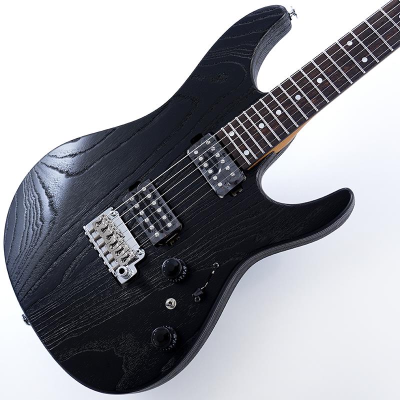 楽器種別：新品Ibanez/新品 商品一覧＞＞エレキギター【170，000円〜330，000円】 商品一覧＞＞STタイプ/Ibanez 商品一覧＞＞当店のギターは、出荷前に専門スタッフが検品・調整しているので安心です！Ibanez Prestige AZ2402AR-CGB (Coarse Grain Black Flat) [SPOT MODEL]商品説明AZ featuring Ash body & Rosewood fretboard New Model !!立体的に浮き出たアッシュ材独特の杢目が印象的な、AZ2402 新モデル◆AZ Oval C S-TECH WOOD Roasted Maple 1pc neck自社・他社問わず数十種類のギターのネック・グリップを計測、分析して完成したオリジナル・ネック形状です。指板とネックの接着面から指板エッジにかけてなだらかに落とし込むようにシェイピングし、指板エッジを丸めたコンフォート・グリップです。ボールミル加工によって正確に且つ確実にその形状を再現しています。ロー・フレット部での握り込みやすさ、ハイ・フレット部にかけては親指をネック裏に置くクラシカル・スタイルでの演奏性を特に配慮した形状となっています。窒素加熱処理技術であるエステック処理されたメイプル材を使用。エステック処理された木材は形状安定性、反りに対する耐久性、耐水性、温度変化に強いといった特徴を持っており、日本国内で特許技術を取得しています。また、フィニッシュには弾き込まれたギターのネックの様な質感のオイル・フィニッシュ仕上げを採用しています。◆Rosewood fretboard w/Stainless Steel Fretsバランスの取れたサウンド・キャラクターで、暖かみのあるトーンが特長のローズウッド材指板。メンテナンス性に優れ、音の立ち上がりが早く、コード弾きでも分離が良く、単音弾きでもクリアな出音を特長とするステンレス・スチール・フレットを採用。軽いタッチで押弦でき、速いパッセージを弾いたり、スムーズなチョーキングを行える点に優れている、ジャンボサイズを採用しています。◆Luminlay side dot inlay照明などでめまぐるしく変化する演奏環境に対応してくれる、高い視認性を誇る蓄光材ドット・ポジションを採用しています。◆Ash bodyヌケの良い、クリアで輪郭あるサウンドが特長のアッシュ材を採用。サンドブラスト加工を施すことで、アッシュ材独特の杢目を立体的に際立たせる且つ、木そのものの質感を活かしています。◆An ergonomic body back contourコンテンポラリーなデザインを目指したオリジナル・ボディ形状です。薄く仕上げたボディ・コンターと大きめのエルボー・コンターは、プレイヤーとギターとの一体感を生み、演奏性向上にも大きく貢献します。またボディのくびれを深くすることで抱えた時やステージ上での取り回しが良く、高い演奏性を実現しています。ボディ表面と裏面とで角のRを変えており、座位/立位に関わらずギターを抱えた瞬間にフィット感が感じられるエルゴノミックな設計です。◆Super All Access Neck Jointボディ裏面から8mmの高低差で段彫りし、さらにネックとの接合部を球面に仕上げることで高い演奏性を実現したSuper All Accessネック・ジョイントです。低音弦側のカッタウェイを浅めに設計しており、ボディとネックとの設地面積を最大化することで、高い演奏性を保持しながらもサスティーンとレゾナンスの良さをも両立しています。◆The spring-muting rubberトレモロ・ブリッジ・タイプのギターに起こりがちなスプリングの共振/共鳴を抑えるために装着したゴム製のスプリング・ミュートです。◆Bone nut油含浸した牛骨ナットを採用。チューニングの安定性に大きく貢献するナットの滑りの良さと、ビンテージギターの様なレゾナンスを実現しています。◆Gotoh Magnum Lock machine heads w/H.A.P.チューニングのスタビリティに定評のあるGotoh製マグナムロック・マシンヘッドを採用。H.A.P（Height Adjustable Post）機構を搭載しており、ポスト高さを調節することが可能で、各弦毎に適切なテンションを得られます。◆Gotoh T1802 tremolo bridge多くのプレイヤーやギター・ブランドから、トレモロ・ブリッジの決定版として定評のあるGOTOH 510ブリッジを、IbanezとGOTOHとのコラボレーションで新生させたブリッジです。音の立ち上がりが良さと、ソリッドかつファットなサウンドの両立を実現する、硬質な切削チタン製サドルと切削スチール製イナーシャ・ブロックを採用し、伸びのある高音域も特徴としています。弦間ピッチは10.5mmのナロー・スペーシング設計で、スキッピングやハイブリッド・ピッキングを多用するプレイヤーが要求する、弦間をまたいだピッキングのしやすさを追求しました。また、Ibanez Edgeトレモロのアームや、ウルトラ・ライト・トレモロ・アーム（カーボン製/UTA20/別売）も流用出来るアーム・ソケットを採用。従来のアームの様に回し入れることなくスナップ・インでアームを装着することが可能です。アーム取り付け部のトルクキャップを回転させることで、簡単にトレモロ・アームのトルク調整ができます。加えて、スタッドに埋め込まれたイモネジでがっちりと固定することで、チューニングのスタビリティやレゾナンスに大きく貢献するスタッド・ロック機構をも標準装備しています。スムーズなアーミングやアームアップが可能な2点支持フローティングを採用しています。◆Seymour Duncan Hyperion Pickups数十種以上のピックアップを入手し、それら全ての周波数特性を測定。その中からAZに最適と考えられるピックアップの仕様と音像を割り出し、ピックアップ・ブランドとして長い歴史を持ちつつ、今も尚新たな取り組みを続けているピックアップ・ブランドの代名詞Seymour Duncan社とのコラボレーションによって生まれたAZ専用ピックアップです。歪ませてもどこかに原音のクリーンさを残す様、出力を抑え気味にし、ピッキングの追従性と再現性にポイントをおいたカスタム・ピックアップです。トレブルからベース、あるいは1弦から6弦までの鳴り方まで、あくまでもトータルのバランスを重要視しエフェクトの乗りの良さも追求しました。マグネットは全てAlnico-5を採用しています。※画像はサンプルです。製品の特性上、杢目、色合いは個体ごとに異なります。商品詳細SpecsNeck type AZ Oval C S-TECH WOOD Roasted Maple neckBody Ash bodyFretboard Rosewood fretboard w/Mother of Pearl dot inlay & Luminlay side dots inlayFret Jumbo Stainless steel frets w/Prestige fret edge treatmentNut BoneMachine Head Gotoh Magnum Lock machine heads w/H.A.P.Bridge Gotoh T1802 tremolo bridgeNeck pickup Seymour Duncan Hyperion (H) neck pickupBridge pickup Seymour Duncan Hyperion (H) bridge pickupControls， Pickup selector 1 Volume， 1 Tone， 5-way lever switchOther Switches dyna-MIX10 switching system w/Alter SwitchHardware color ChromeString gauge .010/.013/.017/.026/.036/.046 (D'Addario EXL110)Neck DimensionsScale 648mm/25.5Width at Nut 42mmWidth at Last Fret 57mmThickness at 1st 20.5mmThickness at 12th 22.5mmRadius 305mmRハード・ケース付属イケベカテゴリ_エレキギター_STタイプ_Ibanez_新品 SW_Ibanez_新品 JAN:4549763378675 登録日:2026/03/24 エレキギター アイバニーズ イバニーズ