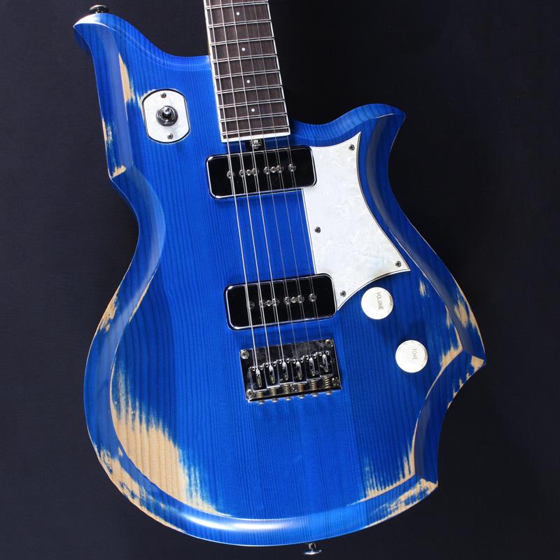 楽器種別：新品Bacchus/JRP Guitar 商品一覧＞＞Bacchus/新品 商品一覧＞＞エレキギター【165，000円〜315，000円】 商品一覧＞＞その他/Bacchus 商品一覧＞＞当店のギターは、出荷前に専門スタッフが検品・調整しているので安心です！Bacchus CONTINENTAL AKAMATSU’25/R (See Though Blue-Aged) #0320【ホテルブエナビスタ展示特別モデル】商品説明長野県松本市の中心に位置する「ホテルブエナビスタ」にて、期間限定で特設展示されていた「赤松ギター」が入荷！◆進化を続ける「赤松ギタープロジェクト」赤松を使ったギターの製作に取組み始めたのは2017年。会社のある長野県で大きな問題となっていた「松くい虫」による被害を聞きつけたことが始まりでした。虫食い穴があったり、節やシミのできた松は本来の用途である家具や建材には好まれず、多くが焼却されていることを知り、ギターに使用することができないかという発想から「赤松ギタープロジェクト」が始まりました。◆デザインを一新した赤松ギター初代赤松ギターのトレードマークでもあったボディ外周のジャーマンカーブを継承しつつも、古いガレージから何十年もの時を超えて発見されたようなレトロなルックスが魅力です。その特徴的なボディシェイプになぞらえ、「大陸」という意味のCONTINENTALと名付けられました。◆個性を生かしたエイジド加工赤松の持つ節やシミを個性として捉え、全体的なデザインに馴染むようボディとヘッドストック、そして金属パーツにエイジド加工を施しています。◆モダナイズされた実践的な仕様その見た目とは反対に、コントロールや仕様などは現代的にアップデート。実際にステージで使用することを想定した、プレイヤー目線のデザインを目指しました。◆インディアンローズウッド指板ネックには指板材として定番のインディアンローズウッドを使用。指板サイドのバインディングと通常より小さなドットポジションマークを採用し、洗練された印象のデザインです。◆Bacchus STP-1BacchusオリジナルのP-90タイプ「STP-1」を搭載。ワイドターンのP.U特有のキレと奥行きが共生したネックポジションでのトーンもさることながら、ドライでチャンキーなブリッジポジションとのミックストーンは高い汎用性と表現力を与えてくれます。軽快なサウンドが特徴の赤松ボディともマッチした、相性の良いピックアップです。商品詳細Body: Akamatsu 1pNeck: MapleFingerboard: Indian RosewoodFret: SANKO SBB214Nut: BoneMachineheads: GOTOH SD91-05M MGBridge: GOTOH GTC-101Pickups: Bacchus STP-1Controls: 1Vol，1Tone，3way SwitchScale: 648mm(25.5inch)Width at Nut: 42mmRadius: 310RFinish: Top LacquerStrings: Elixir NANOWEB Light(.010-.046)Accessories: プロテクトケース、保証書、レンチ約3.15kgイケベカテゴリ_エレキギター_その他_Bacchus_JRP Guitar_新品 SW_Bacchus_新品 JAN:4571697771086 登録日:2026/03/02 エレキギター バッカス