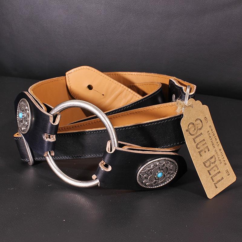 楽器種別：新品BLUE BELL/新品 商品一覧＞＞楽器アクセサリ【25，000円〜50，000円】 商品一覧＞＞ギターストラップ/BLUE BELL 商品一覧＞＞品揃え豊富な当店なら弦、パーツ、ケーブルなどのアクセサリーがまとめて揃います！BLUE BELL Duane Strap Black商品説明レジェンドギタリスト Duane Allman が使用したギターストラップのスタイルにBlue Bell Strapsならではのアレンジを加えてデザインされたDuane Strapシリーズ。-Wide?4cm?Length?117cm to 147cm※天然のレザーを使用したハンドメイド品のため、1本1本質感や仕上がりが異なる場合がございます。予めご了承下さい。※画像はサンプルです。〜 viniendo de espana 〜ヨーロッパ南西部、イベリア半島に位置するスペインは、温暖で年間の降水日数が少ないことでも知られます。風土豊かな地形と陽気で情熱的な民族性は、文化や芸術など幅広い分野で世界に大きな影響を与えています。BLUE BELLのスタッフは、代々革製品の製造に携わってきた職人です。自然素材の接着剤やクロムフリーの染料を使うことで、安全性や環境保全に熟慮しています。熟練したクラフトマンが全て手作業で作り出す製品は、情熱と技術が満ちあふれています。それはまるで、ミュージシャンの熱いパッションと共鳴するかのように….イケベカテゴリ_楽器アクセサリ_ギターストラップ_BLUE BELL_新品 SW_BLUE BELL_新品 JAN:4589809934618 登録日:2025/11/24 ブルーベル ストラップ