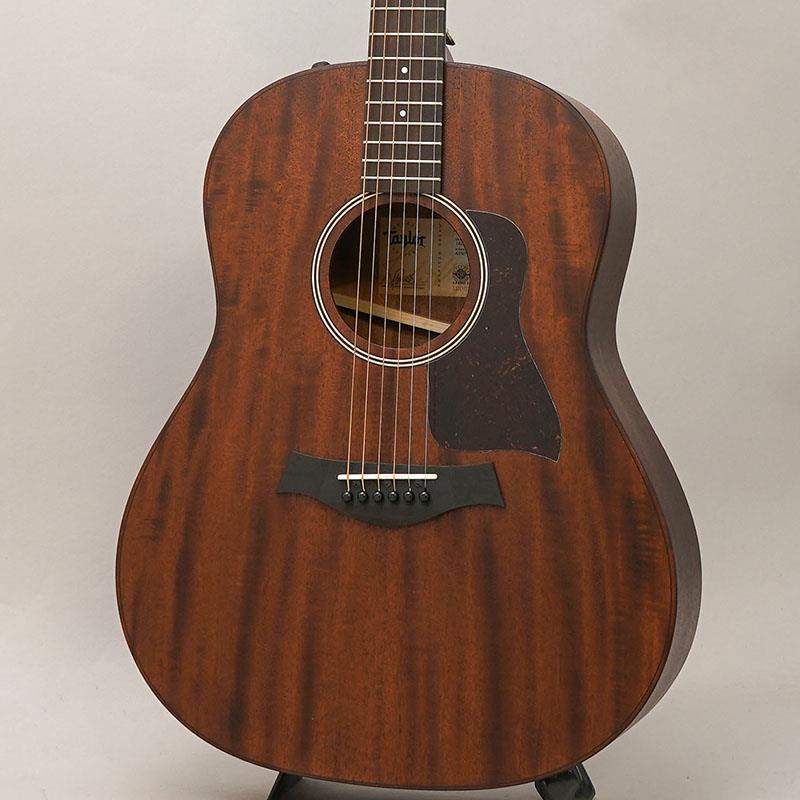 楽器種別：アウトレットTAYLOR/アウトレット 商品一覧＞＞アコースティック・エレアコギター【125，000円〜240，000円】 商品一覧＞＞エレアコギター/TAYLOR 商品一覧＞＞アコギ買うなら、当店で！出荷前の検品・調整はもちろん、丁寧梱包でお届けします！TAYLOR 【特価】 AD27e テイラー商品説明ボディエッジ部に打痕有の為特別価格でのご提供！ 通常販売価格 ￥269，900(税込)テイラー新シリーズAmerican Dream (AD) シリーズが登場！世界的なコロナウイルス危機による逆境から生まれた時代に合わせたバリュー。AD27e は、マホガニーをトップ材に、サペリをサイド & バック材に使用したダークでリッチな色調のモデル。ハードウッドであるマホガニーとサペリの組み合わせは、甘く肉厚なミッドレンジが特徴で、自然なコンプレッションがかかり、プレイヤーのラフなピッキングエッジを平らにしてくれます。グランドパシフィック(GP) のボディシェイプは、ヴィンテージのアコースティックレコーディングを彷彿とさせる温かみのあるアコースティックトーンを生み出します。そして、シンプルなデザインながら極薄マット塗装と相まって、力強いサウンドを奏でます。ボディ・エッジは面取りされておりプレイアビリティも高くデザインされております。American Dream (AD) シリーズ「こういう困難な時こそ世の中には音楽が必要だ」という思いから、できるだけシンプルで、より手ごろな価格の、ワーキング・ミュージシャンのためのアメリカ製ギター としてデザインされました。このシリーズ名は、テイラーが困難な時代を乗り越えるのを常に助けてきた革新と機知に富んだ原則を反映して、1974年にボブ・テイラーとカート・リスタグが Taylor Guitars をスタートさせるために親や友人から借金をして買い取ったギター工房の名前にちなんでいます。商品詳細Top：Tropical mahoganyBack&Side：SapeleNeck：Tropical MahoganyBracing：V ClassFretboard：EucalyptusHeadstock Overlay：EucalyptusBody Finish：MatteNut/Saddle：Black Tusq Nut/Micarta saddleTuners：Taylor NickelFretboard Inlay：4mm Dot Italian AcrylicRosette：Single RingElectronics：Expression System 2 (ES2)Scale：25 1/2Neck Width：1 3/4Body Length：20Body Width：16Body Depth：4 5/8Cutaways：None純正ギグバック付属イケベカテゴリ_アコースティック・エレアコギター_エレアコギター_TAYLOR_アウトレット SW_TAYLOR_アウトレット JAN:2500020818237 登録日:2025/12/26 エレアコ テイラー テーラー