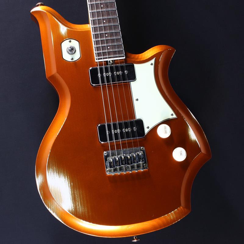 楽器種別：新品Bacchus/JRP Guitar 商品一覧＞＞Bacchus/新品 商品一覧＞＞エレキギター【165，000円〜315，000円】 商品一覧＞＞その他/Bacchus 商品一覧＞＞当店のギターは、出荷前に専門スタッフが検品・調整しているので安心です！Bacchus CONTINENTAL AKAMATSU’25/R (Orange Metallic-Aged) #0294【ホテルブエナビスタ展示特別モデル】商品説明長野県松本市の中心に位置する「ホテルブエナビスタ」にて、期間限定で特設展示されていた「赤松ギター」が入荷！◆進化を続ける「赤松ギタープロジェクト」赤松を使ったギターの製作に取組み始めたのは2017年。会社のある長野県で大きな問題となっていた「松くい虫」による被害を聞きつけたことが始まりでした。虫食い穴があったり、節やシミのできた松は本来の用途である家具や建材には好まれず、多くが焼却されていることを知り、ギターに使用することができないかという発想から「赤松ギタープロジェクト」が始まりました。◆デザインを一新した赤松ギター初代赤松ギターのトレードマークでもあったボディ外周のジャーマンカーブを継承しつつも、古いガレージから何十年もの時を超えて発見されたようなレトロなルックスが魅力です。その特徴的なボディシェイプになぞらえ、「大陸」という意味のCONTINENTALと名付けられました。◆個性を生かしたエイジド加工赤松の持つ節やシミを個性として捉え、全体的なデザインに馴染むようボディとヘッドストック、そして金属パーツにエイジド加工を施しています。◆モダナイズされた実践的な仕様その見た目とは反対に、コントロールや仕様などは現代的にアップデート。実際にステージで使用することを想定した、プレイヤー目線のデザインを目指しました。◆インディアンローズウッド指板ネックには指板材として定番のインディアンローズウッドを使用。指板サイドのバインディングと通常より小さなドットポジションマークを採用し、洗練された印象のデザインです。◆Bacchus STP-1BacchusオリジナルのP-90タイプ「STP-1」を搭載。ワイドターンのP.U特有のキレと奥行きが共生したネックポジションでのトーンもさることながら、ドライでチャンキーなブリッジポジションとのミックストーンは高い汎用性と表現力を与えてくれます。軽快なサウンドが特徴の赤松ボディともマッチした、相性の良いピックアップです。商品詳細Body: Akamatsu 1pNeck: MapleFingerboard: Indian RosewoodFret: SANKO SBB214Nut: BoneMachineheads: GOTOH SD91-05M MGBridge: GOTOH GTC-101Pickups: Bacchus STP-1Controls: 1Vol，1Tone，3way SwitchScale: 648mm(25.5inch)Width at Nut: 42mmRadius: 310RFinish: Top LacquerStrings: Elixir NANOWEB Light(.010-.046)Accessories: プロテクトケース、保証書、レンチ約3.06kgイケベカテゴリ_エレキギター_その他_Bacchus_JRP Guitar_新品 SW_Bacchus_新品 JAN:4571697771055 登録日:2026/03/02 エレキギター バッカス