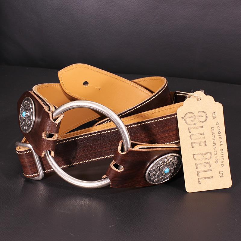 楽器種別：新品BLUE BELL/新品 商品一覧＞＞楽器アクセサリ【25，000円〜50，000円】 商品一覧＞＞ギターストラップ/BLUE BELL 商品一覧＞＞品揃え豊富な当店なら弦、パーツ、ケーブルなどのアクセサリーがまとめて揃います！BLUE BELL Duane Strap Dark Coffee商品説明レジェンドギタリスト Duane Allman が使用したギターストラップのスタイルにBlue Bell Strapsならではのアレンジを加えてデザインされたDuane Strapシリーズ。-Wide?4cm?Length?117cm to 147cm※天然のレザーを使用したハンドメイド品のため、1本1本質感や仕上がりが異なる場合がございます。予めご了承下さい。※画像はサンプルです。〜 viniendo de espana 〜ヨーロッパ南西部、イベリア半島に位置するスペインは、温暖で年間の降水日数が少ないことでも知られます。風土豊かな地形と陽気で情熱的な民族性は、文化や芸術など幅広い分野で世界に大きな影響を与えています。BLUE BELLのスタッフは、代々革製品の製造に携わってきた職人です。自然素材の接着剤やクロムフリーの染料を使うことで、安全性や環境保全に熟慮しています。熟練したクラフトマンが全て手作業で作り出す製品は、情熱と技術が満ちあふれています。それはまるで、ミュージシャンの熱いパッションと共鳴するかのように….イケベカテゴリ_楽器アクセサリ_ギターストラップ_BLUE BELL_新品 SW_BLUE BELL_新品 JAN:4589809934625 登録日:2025/11/24 ブルーベル ストラップ