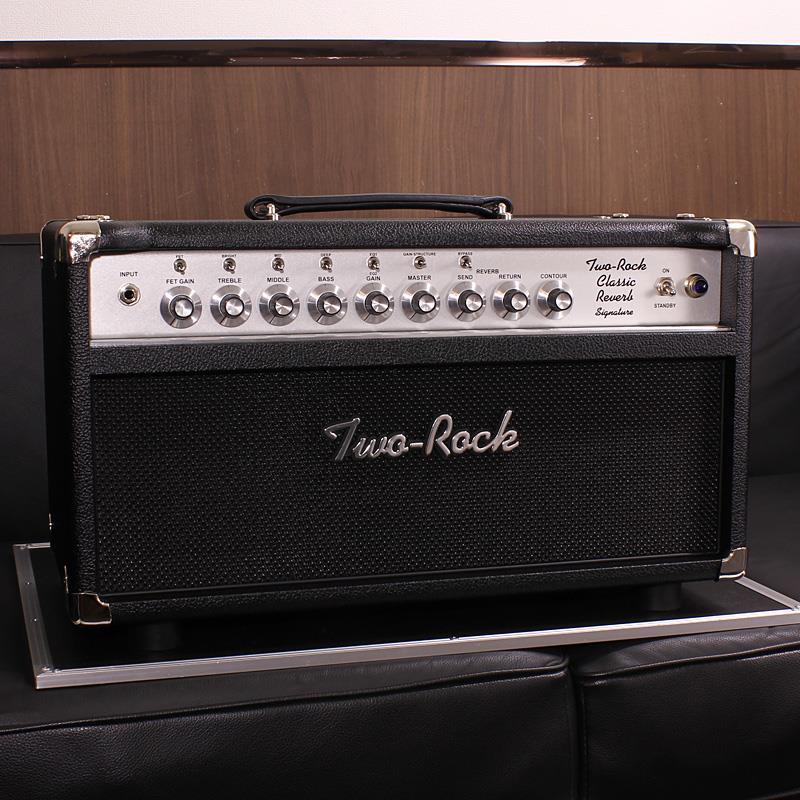 楽器種別：新品Two-Rock/新品 商品一覧＞＞ギターアンプ・ベースアンプ【765，000円〜1，425，000円】 商品一覧＞＞ギターアンプ/ヘッド/チューブ/Two-Rock 商品一覧＞＞安心してお買い物頂けるよう、ミニアンプもコンボアンプも丁寧梱包でお届けします！Two-Rock Classic Reverb Signature 100W Head商品説明Two-Rock Classic Reverb Signatureは、進化を続けるTwo-Rockの究極のクリーン/クランチを目指した逸品で、ベースとなっている以前のClassic ReverbにTwo-Rock Ampの開発の中心人物であるビル・クリナード氏が長年温めていたアイデアを注ぎ込んだモデルです！Classic Reverb Signatureの特徴の一つがフロントに設けられた「Gain Structure Switch」です。こちらは3way Switchとなっており、Classic Reverb Signatureのサウンドフィールを切り替えることが可能となっております。トップポジションでは「伝統的なTwoRockサウンド」となっており、これぞTwoRockと言えるハイレスポンスかつ耳の中に心地よく響く、クリスタル・サウンドをご堪能出来ます。ミドルポジションでは、アーティスト・モデルの中でも一際完成度の高かったMatt Schofield Signature（マットスコフィールド・シグネイチャー）のようなホットなゲイン回路となっております。深みのあるミドルレンジを持ち、豊かなハーモニクスを感じられる芳醇なサウンドをご堪能出来ます。ダウンポジションではヴィンテージ・ブラックフェイスサウンドとなっており、ブルージーかつナチュラルなクラシックトーンをご堪能出来ます。入力段にはFET回路のON/OFFをセレクト可能なミニSWを装備しており、OFFの状態ではTwo-Rock王道のピュアクリーン、ONにすればナチュラルなクリーンサウンドとまた一味違う、ワンプッシュされた緻密かつアタッキーなドライブ感のあるクリーンが楽しめます。圧縮感のない透明感のあるクリーントーンは、エフェクトドライブを乗せても機材の良さを最大限に引き出しながらスケールの大きなレンジ感で再生致します。ギターもシングルコイルならシングルコイル煌びやかなダイナミクスを、ハムバッカーであればパンチのある中低域を持ちながら音のキワまで豊かな再生力で表現！ライブでもレコーディングでも最強のチューブアンプサウンドをお約束いたします！さらに100Watt/50Wattの切り替えにおいてもインピーダンスの切り替えなしで安全に使用が可能な嬉しい設計。通常、アンプ本体で100Watt/50Wattの切り替えが可能な場合でもスピーカーアウトのインピーダンスの切り替えが必要とされるケースが多いですが、このClassic Reverb Signatureでは特別設計の出力トランスが採用される事でインピーダンスの切り替えなしでの使用が可能となっております。その他にもTwo-RockならではのEQ1/EQ2スイッチ、EQ Bypassスイッチを装備し、ピュアクリーンサウンドに迫力あるゲインアップを施す事が可能です。原音を損なう無く深みと広がりをもたらすSEND/RETURNを備えたチューブ・スプリング・リバーブも搭載しております。最終的な低域と高域の輪郭を容易にコントロールできるContour Controlもサウンドメイクの幅を広げています。付属の専用Foot SWではFET GainのON/OFF、Tone Bypass BoostのON/OFF、ReverbのON/OFFを足元でコントロールすることが可能です。掛け値無しのスーパークリーントーンが魅力のClassic Reverb Signatureが久しぶりに入荷致しました！ぜひこのチャンスをお見逃しなく！！Output Power: 100 Watt Head with half power scalingTubes: 4 x 6L6 (100 Watt)Footswitch: FET， EQ BYPASS， and REVERB DEFEATSize / Weight: 525 wide x300 tall x 270 deep (mm) / 19.5kgSpeaker Jacks: 4 ohm， 8 ohm， 16ohm※掲載画像はサンプルです。イケベカテゴリ_ギターアンプ・ベースアンプ_ギターアンプ_ヘッド_チューブ_Two-Rock_新品 SW_Two-Rock_新品 JAN:2500070001375 登録日:2025/09/28 ギターアンプ 2ロック トゥーロック