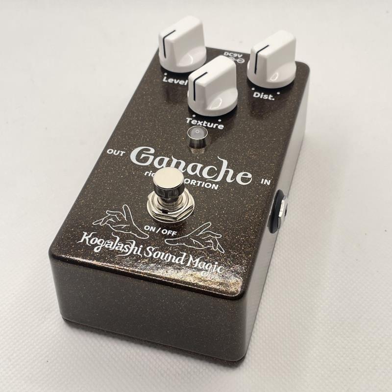 楽器種別：ユーズドKogalashi Sound Magic/ユーズド 商品一覧＞＞エフェクター【20，000円〜40，000円】 商品一覧＞＞ギター用エフェクター/歪み系/ディストーション/Kogalashi Sound Magic 商品一覧＞＞安心してお買い物頂けるよう、コンパクトもマルチも丁寧梱包でお届けします！Kogalashi Sound Magic USED 中古 Ganache商品説明特徴的なTextureコントロールは一般的なハイカット方式ではなく歪みの質感とレンジを複合的に調節する様な動きになっており、効果的で扱いやすい操作性を実現しています。ローミッドに重心を持たせたリッチなサウンドのディストーション。極端な重低音やハイトーンを強調したサウンドではなく、ミッドを充実させた事で深く歪ませても細くならず存在感のある図太い歪みを得る事が出来ます。ブリッジミュートを効かせたリフや厚みのあるコードプレイ、伸びやかなリードトーンまでをカバーします。商品詳細コンディション：使用に問題なし要了承箇所：なし付属品：箱保証：保証なし現状販売イケベカテゴリ_エフェクター_ギター用エフェクター_歪み系_ディストーション_Kogalashi Sound Magic_ユーズド SW_Kogalashi Sound Magic_ユーズド JAN:2500070890542 登録日:2026/06/14 ディイストーション Kogalashi Sound Magic