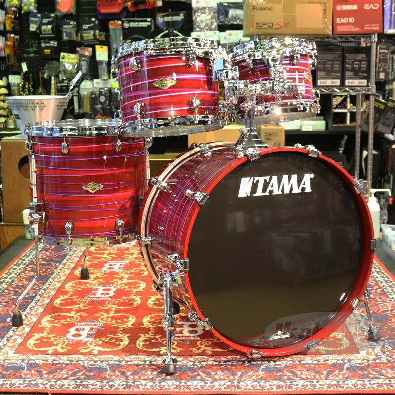 楽器種別：新品ドラムセット/TAMA 商品一覧＞＞ドラムセット【150，000円〜280，000円】 商品一覧＞＞安心してお買い物頂けるよう、スネアもシンバルも丁寧梱包でお届けします！TAMA 【5/20までの特別価格！】Starclassic Walnut/Birch 4pc Drum Kit [WBS42S-LPO，Lacquer Phantasm Oyster]商品説明【スタークラシック・ウォルナット／バーチ・ドラムセットが店頭入荷！】Starclassic Walnut/Birch Drum Kit近年の驚異的なドラムテクニックの向上は、タムやフロアタムのみならず、個性的なサウンドのシンバルやパーカッションを斬新に取り入れることで、かつてないほど表情豊かな表現方法を用いるアプローチをますます可能にしました。この新たな潮流の中で Starclassic が目指したのは、そのような多彩な音使いを際立たせるためのしっかりとした存在感を示しつつも、音の分離を明確にすることで、プレイヤーの表現を的確に周りへ伝えることができるドラムサウンドです。それを実現するため我々は既存のシェルマテリアルに捕らわれない、ありとあらゆる可能性を探る研究を重ねました。そして数えきれないほどの試行錯誤の結果辿り着いたのが、このハイブリッドシェル Walnut/Birch です。新たな、そしてこれからの時代に求められるサウンドを提供する新しい Starclassic の形。それがこの Starclassic Walnut/Birch です。●Walnut/Birch Hybrid ShellsWalnut 材特有の中低域の丸みを帯びた暖かみと高級感溢れた芯のあるシェル鳴りに、Birch 材のはっきりした音像とソリッドなアタックを組み合わせたハイブリッドシェルを採用。この組み合わせによりシェル単体の鳴りは保持しながらも、ドラムセット全体でのサウンドを調和させるフォーカスされたサウンドは、バンドの中での存在感を発揮しつつも、コントロールされたサスティーンと明確な音像、そして何より叩いていて心地よい温かな響きを可能にします。また、シェル内面には艶消しのクリア塗装を施すことで、見た目の美しさだけでなく、明瞭でまとまりのあるサウンドをもたらします。●Star-Cast Mounting Systemタムタムのシェルの鳴りを妨げないように、フープ部分を手で掴んで持った状態 を想定して Starclassic シリーズに採用しているのが Star-Cast Mounting System です。タムホルダーの L ロッドとの連結部分には、レバーの ON/OFF を切り替えるだけでメモリーロックを着脱できる機構を採用。セットアップと ティアダウンが簡単に行えるようになりました。●Quick-Lock Tom BracketsQuick-Lock Tom Bracket は、Super Resonant Mounting Systemと STAR シリーズのフロアタム・ブラケットの為に開発された画期的な新機構。タムタムやフロアタムのセットアップやティアダウンを素早く、簡単に行えるだけではなく、一度セッティングしたタムタムの高さやフロアタムの脚の長さを再現する際に、これまでのようにメモリーロックを別に取り付ける必要が無い仕組みです。●Die-Cast Hoops高い剛性を持つ亜鉛ダイキャスト製フープが、ヘッドとフープの接触面を常に垂直に保ちシビアなチューニングにも敏感に対応します。基音のはっきりしたパワーのあるサウンドも大きな魅力。商品詳細＜セット内容＞22×16 Bass Drum10×8 Tom Tom12×9 Tom Tom16×14 Floor TomDouble Tom Holder (MTH1000) ＜スペック＞フィニッシュ：Lacquer Phantasm Oysterバスドラムシェル：8mm，5ply Birch ＋ 2 inner ply American Black Walnutタムタム＆フロアタムシェル：6mm，4ply Birch ＋ 2 inner ply American Black Walnutバスドラムフープ： Wood Hoopタムタム＆フロアタムフープ： Die-cast Hoopタムマウント：Star-Cast Mounting Systemバスドラムヘッド：EVANS EQ4 Clear for Batter Side，TAMA Original Black for Front Sideタムタム＆フロアタムヘッド：EVANS G2 Clear for Batter Side，EVANS G1 Clear for Bottom Side※店頭にて展示、試打を解禁しております為、細かい傷や汚れ、打痕等がございます。予めご了承くださいませ。イケベカテゴリ_ドラム_ドラムセット_TAMA_新品 JAN:4549763134943 登録日:2021/11/15 ドラムセット ドラムキット タマ