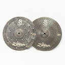 楽器種別：アウトレットシンバル/Zildjian 商品一覧＞＞シンバル/Zildjian/S 商品一覧＞＞シンバル【20，000円〜50，000円】 商品一覧＞＞安心してお買い物頂けるよう、スネアもシンバルも丁寧梱包でお届けします！Zildjian S Dark Hihat 14 pair 【店頭展示特価品】商品説明【人気モデル、Zildjian S Darkシンバルの店頭展示特価品！】※店頭に展示・試奏解放されているため、汚れ打痕等の使用感がございます。予めご了承下さいませ。＜S Dark＞Sダークは、Sファミリーの次の時代を象徴するシンバルです。ランダムハンマリングと独自のフィニッシュが、Sファミリーをリッチで爆発的な方向へと導きます。これまでの Sファミリーよりもダークで複雑、ややドライなサウンドを実現する Sダークは、現代のドラマーが求める独特のサウンドとルックス、そしてプレイヤーの音楽が求める強さとインパクトを提供します。＜S Dark Hihat＞様々な音楽スタイルに対応するSファミリーのダークなハイハット。汎用性の高い14インチのS Dark HiHatsは、バランスが良くフルボディで、様々なジャンルの音楽に十分な汎用性があり、サウンド全体にダークな陰影を加えます。サイズ：14インチペア※S Darkシンバルは、色にばらつきがある場合があります。 この独特な外観は、シンバル職人が個別に手作業で行う専用のコーティングによるものです。イケベカテゴリ_ドラム_シンバル_Zildjian_S_アウトレット JAN:2500190041954 登録日:2023/12/02 シンバル ジルジャン