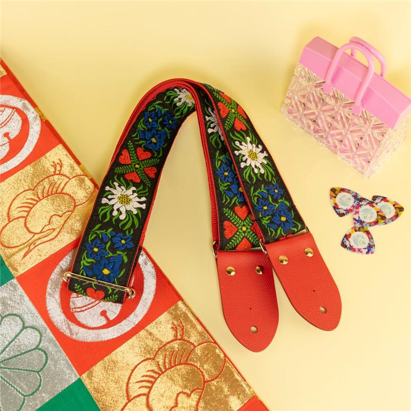 楽器種別：新品tsundrum_chan/新品 商品一覧＞＞楽器アクセサリ【〜10，000円】 商品一覧＞＞ギターストラップ/tsundrum_chan 商品一覧＞＞品揃え豊富な当店なら弦、パーツ、ケーブルなどのアクセサリーがまとめて揃います！tsundrum_chan ラブ＆ピースギターストラップ商品説明■デザイン最近街行く人々から、笑顔とか優しさが減ってしまっている気がして、なんだか悲しくなることが。。みんなそれぞれ色々あるし、いつもニコニコなんかしていられないかもしれないけど、せめてあなたが音を紡ぎ出す時は、愛と笑顔で溢れていたらいいな。そんな、超絶余計なお世話な気持ちで作ったギターストラップです。花とハートのモチーフが刺繍された黒いジャカードリボンを、ハートと同じ赤のベルトにしつらえ、同じく落ち着いた赤い革のストラップエンドを付けた、愛に溢れたデザインです。肩肘を張らない素朴な質感は、エレキだけでなくアコギにも似合うデザインになっています。ギラピカだけがtsundrumじゃない！2026年、ラブ＆ピースでいきましょう！アグレッシブなプレイスタイルの方にはストラップロックの使用をオススメいたします。■サイズ・長さ　約80cm?約135cm・ベルト幅　約5cm＊こちらの商品は他ECサイトでも販売しております。在庫情報の更新は迅速を心掛けておりますが、万一ご注文時に売り切れていた際は、商品がご用意できない場合がございますのでご了承ください。＊画像の色味は屋内外の光の照射や角度により実物と異なって見える場合がございます。ご了承ください。＊外国製のベルトのため、若干のほころびやジャカード織り部分に引き攣れが見られる場合がございます。目立つ物は使用しておりませんが、画像でご確認頂きますようお願いいたします。＊柄の出方には個体差があります。＊一つ一つ手作りのため個体差がございます。イケベカテゴリ_楽器アクセサリ_ギターストラップ_tsundrum_chan_新品 SW_tsundrum_chan_新品 JAN:4571642985063 登録日:2026/01/06 ストラップ カワイイ 日本製 おしゃれ 女子 ケース