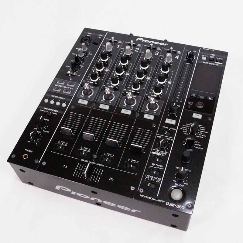 楽器種別：ユーズドPioneer DJ/ユーズド 商品一覧＞＞DJ機器【75，000円〜145，000円】 商品一覧＞＞DJミキサー/Pioneer DJ 商品一覧＞＞DJ関連機器担当部門 Power DJ'sは1998年開店　渋谷発・国内最大級のDJ機材専門フロアです。Pioneer DJ USED 中古 DJM-850商品説明■ご購入前に必ずご確認ください・動作は確認済みでございますが、本体全体にキズや汚れが多数ございます。・製品のコンディションが気になる方はご購入をお控えください。・こちらのDJM-850は中古品となります。そのため、交換品等はございません。・ご購入後のキャンセル・返品はお受けしておりません。・在庫管理には十分配慮しておりますが、実店舗でも販売を行っているため、在庫切れの場合はご容赦いただきますようお願い申し上げます。■付属品無し（本体のみ）※別途電源ケーブルが必要となります。■中古品保証期間はご購入日より1週間となります。ご使用を開始した日付ではございませんためご注意ください。---DJM-850-KはPC/ Macとのダイレクト接続を可能にする、高性能USBサウンドカード内蔵。BEAT COLOR FXやBEAT EFFECTなどを組み合わせ、約100通りのエフェクト効果を実現します。各チャンネルの入力音声に連動して4種類のエフェクト効果が変化するエフェクト機能BEAT COLOR FXを搭載しています。 自動的にエフェクト効果が変化するので、幅広いアレンジを加えながら、簡単に4チャンネルミックスを行えます。「24bit/96kHz ステレオ 4IN 4OUT 高性能USBサウンドカード」を搭載し、さらにUSB端子を天面に配置しているため、簡単にPC/ Macを接続できます。4IN 4OUT 高性能USBサウンドカード搭載入力4系統、出力4系統のステレオ音声信号を同時に入出力できるUSBサウンドカードを搭載しており、24bit/96kHzのハイサンプリング処理を行うことで、音質を劣化させることなく、それぞれの音声信号を入出力できます。3種類のサンプリングレート（96kHz/48kHz/44.1kHz）やASIO/Core Audio 規格に対応しており、DJプレイのほか、楽曲の録音や制作にも使用が可能です。USBケーブル1本でPC/ Macと接続でき、簡単にミックスを始めることができます。PC/ Macにインストールした設定ユーティリティツールを使うことで、ミキサーからの出力信号経路を用途に応じて簡単に変更できます。本体質量 7.7 kg最大外形寸法 320 mm（幅）× 108 mm（高さ）× 381 mm（奥行）※店頭、または通信販売にて売却後、敏速な削除は心掛けておりますが、web上から削除をする際どうしてもタイムラグが発生してしまいます。万が一商品が売切れてしまう場合もございますので予めご了承ください。イケベカテゴリ_DJ機器_DJミキサー_Pioneer DJ_ユーズド SW_Pioneer DJ_ユーズド JAN:2500160888985 登録日:2026/06/14 DJミキサー パイオニア パイオニアDJ
