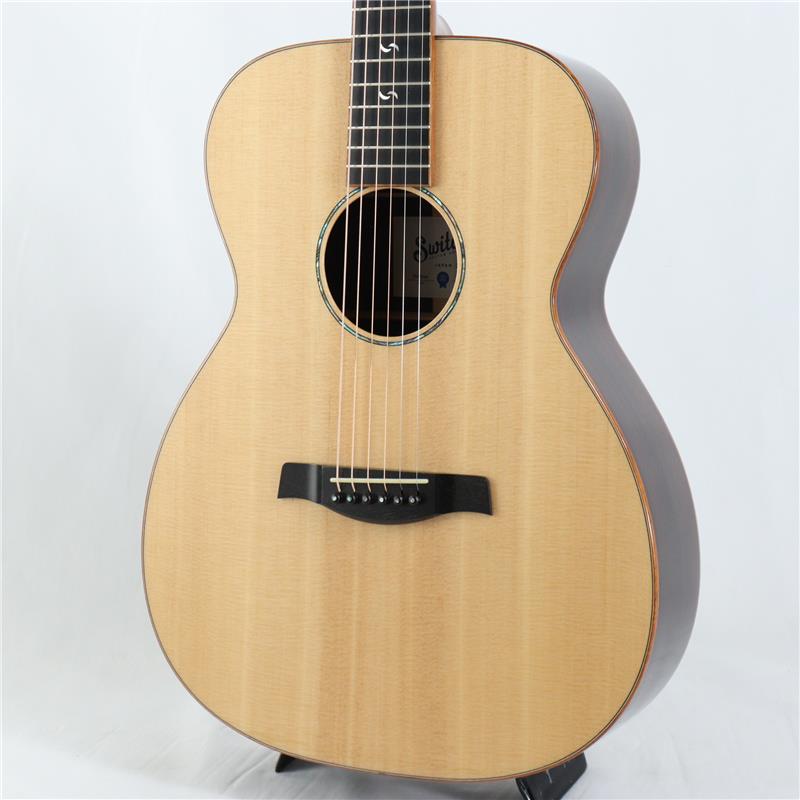 楽器種別：ユーズドSwitch Custom Guitars/ユーズド 商品一覧＞＞アコースティック・エレアコギター【230，000円〜430，000円】 商品一覧＞＞アコースティックギター/Switch Custom Guitars 商品一覧＞＞アコギ買うなら、当店で！出荷前の検品・調整はもちろん、丁寧梱包でお届けします！Switch Custom Guitars USED 中古 OM Ryuzo スイッチ [美品]商品説明綿密に練られたコンセプトのもと、厳選したコダワリの最高グレード材をセレクトし、繊細な製作工程を全て日本国内で行いお届けするブランド、SWITCH Custom Guitars。龍藏の感性が投影されたOMシグネイチャーモデルの中古品が入荷しました。日本国内の提携工房にて綿密な打ち合わせ、良質な材セレクト、繊細な製作工程を経てお届けするSWITCH Custom Guitars。・ 全モデルに厳選したコダワリの最高グレード材をセレクト・ オールソリッド、極薄ラッカーフィニッシュ・ 信頼の日本製Hand Made in JapanこちらのOM Ryuzoは、ソロ・アコースティック・ギタリスト龍藏 Ryuzo のシグネイチャーモデル。OMモデルがベースとなり、龍藏本人のデザインによるポジションマークや、シンプルなロゼッタ、コアバインディングなど随所に特徴が見られます。特にネック形状には強いこだわりがあり、ファクトリーにてグリップをテストしながら削り込んでいき、やや幅広44.5mmの薄型、龍藏オリジナルネックに仕上がりました。龍藏の巧なアレンジによる楽曲も意のままに操れる愛器が完成。状態としましては、全体的に綺麗な状態を保っており比較的美品といえます。ネックコンディションも良好で、問題無くお使いいただけます。こだわりのシグネイチャーモデル。おすすめです！商品詳細Top：Solid Sitka Spruce (AAA Grade)Back & Side：Solid Indian RosewoodNeck：African Mahogany 1pFinger Board：EbonyBridge：EbonyNeck Width At Nut：44.5mmScale Length：648mmRosette AbaloneTuning Machine：Gotoh SGL510ギグバック付属イケベカテゴリ_アコースティック・エレアコギター_アコースティックギター_Switch Custom Guitars_ユーズド SW_Switch Custom Guitars_ユーズド JAN:2500020730027 登録日:2025/08/02 アコースティックギター アコギ