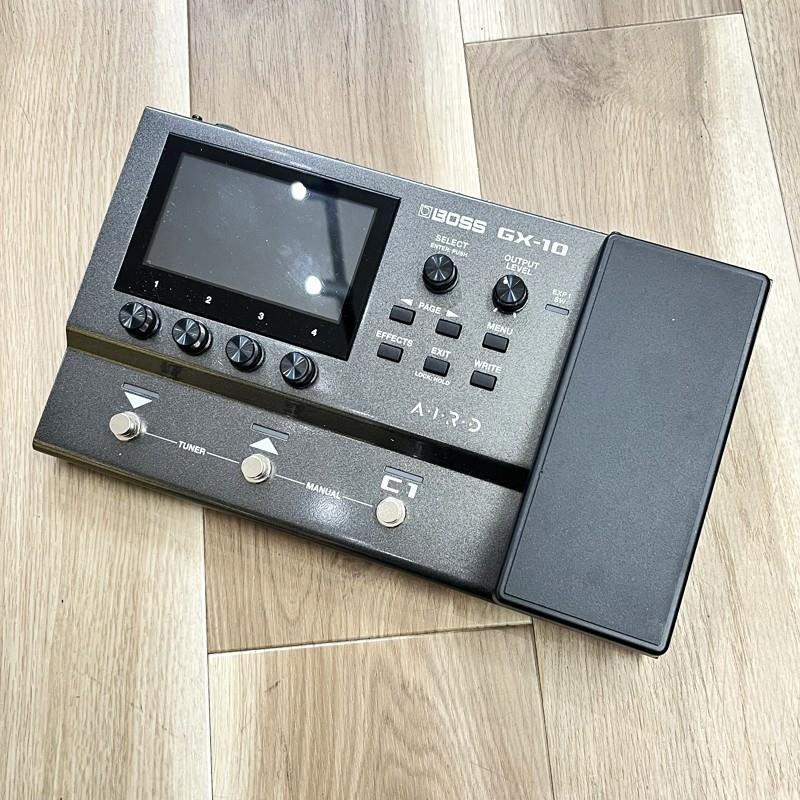 楽器種別：ユーズドBOSS/ユーズド 商品一覧＞＞エフェクター【30，000円〜65，000円】 商品一覧＞＞ギター用エフェクター/マルチエフェクター/BOSS 商品一覧＞＞安心してお買い物頂けるよう、コンパクトもマルチも丁寧梱包でお届けします！BOSS USED 中古 GX-10 [Guitar Effects Processor] ( ボス) マルチエフェクター商品説明サイズ、 音質、 実用性、 あらゆる面においてギタリストの理想をバランスよく実現したマルチ ・ エフェクターモダンでスマートなユーザー・インターフェイスと、優れたサウンドを兼ね備えた BOSS のマルチ・エフェクター GX-100。GX-10 は、そのアイデンティティをポータブルなサイズに凝縮しました。独自技術「AIRD」による伸びやかで立体的なアンプ・サウンドや最高峰のアルゴリズムを用いた多数の BOSS エフェクトを内蔵し、タッチ操作に対応したカラー・ディスプレイでスマートなサウンドメイクを実現します。本体3つのフットスイッチは見た目以上のコントロール性を備え、充実したパフォーマンスが可能。ポータブルで堅牢な筐体により、卓上でのレコーディングや練習、スタジオでのセッションからステージでのライブまで、さまざまなシーンで活躍します。小さなサイズでもサウンドにこだわりたい、もっと直感的に操作したい?ギタリストの理想をバランスよく実現した GX-10 は、あらゆるプレイヤーにとっての最適解となるはずです。●協なきサウンド ・ クオリティGX-10 はギター用に 23 種類、ベース用に 9 種類のアンプ・タイプを搭載。BOSS の最新テクノロジー「AIRD」により、アンプ全体の振る舞いや相互作用まで再現された有機的で生々しいサウンドと弾き心地が得られます。X-ULTRA、X-OPTIMA、X-TITAN 等BOSS オリジナルのハイゲイン・タイプをはじめ、クリーン、クランチや数々の名機も網羅した個性豊かなタイプから選択可能です。エフェクトには、デジタル最高峰のアルゴリズムによる高品位なタイプを 170種類搭載。使用頻度の高い定番のエフェクトはもちろん、スライサーやヒューマナイザー、オクターバーといったインパクトのあるタイプまで幅広く網羅しています。また、オーバードライブやディレイ、リバーブ等、プレイヤーが特にこだわるエフェクトにはさらに豊富な選択肢が用意されているため、サウンドの世界観をディープに追い込んでいくことができます。●思いのままにサウンドメイクタッチ操作に対応したカラー・ディスプレイは、搭載された 4 つのノブと組み合わせることで合理的かつスムーズなサウンドメイクを実現します。ディスプレイ上のアイコンを直接タッチして選択、ドラッグ＆ドロップで直感的に移動。細かなパラメーター調節にはノブでの操作が最適です。エフェクト・チェインでは最大で 2 つのプリアンプ、15 個のエフェクトを同時に使用でき、直列／並列の接続を切り替えるディバイダーを駆使した緻密な音作りも可能。キャビネット IR データの読み込みや、SEND/RETURN 経由で外部ペダルの接続にも対応しています。また、専用アプリ BOSS TONE STUDIO（Windows/ macOS）を活用すれば PC 上でのエディットも行えます 。別 売 り の Bluetooth Audio MIDI DUAL Adaptor を接続することでモバイル版アプリ（iOS/Android）も使用可能です。●高いコントロール性を凝縮GX-10 は、エクスプレッション・ペダルと 3 つのフットスイッチによる、ポータブルなサイズからは想像できない汎用性の高いコントロールを実現します。エクスプレッション・ペダルはボリュームおよびワウ・ペダルとしてだけでなく、絞り切った際自動的にチューナーを起動させることも可能です。さらに 3 つのフットスイッチは 3 種類の異なるコントロール・モードを提供。プレイヤーに最適なモードを選択できます。■UP/DOWNメモリーを上下に切り替えます。一度の操作で、あらゆる設定が異なる音色へ瞬時に切り替えることが可能です。足元での操作をシンプルにまとめることができます。■MANUAL3 つのフットスイッチで、それぞれに割り当てたエフェクトを個別に ON/OFF できます。ペダルボードに近い操作感で使用することが可能です。■BANK/NUMBERバンク内で 3 つのメモリーを切り替えます。選択されているメモリーのフットスイッチを再び踏むことで任意の機能をコントロールする「カレント・ナンバー」も使用可能。バッキングのメモリーでカレント・ナンバーにブースターとディレイをアサインすれば、1 つのメモリーでソロもこなすことができます。工夫次第で 1 つのバンクからより多くの音色に切り替えることが可能です。●活動の場を広げようGX-10 がギタリスト／ベーシストの活動の場を広げます。専用アプリは音色の編集だけでなく、作成したメモリーの管理も可能。複数のメモリーをライブセットとしてまとめ、PC へと保存することができます。用途やジャンル、セットリストに応じた音色の管理がよりスマートになるでしょう。また、オンライン・プラットホームの BOSS TONE EXCHANGE にもアクセス可能です。バンドで必要な音色をダウンロードしたり、自信作を他の GX ユーザーに向けてアップロードしたりなど、他のユーザーとライブセットを共有できます。GX-10 だけでなく GX-100 で作成されたライブセットも使用可能です。また、GX-10 はオーディオ・インターフェイス機能を搭載。USB 接続した PC やモバイル端末への録音に対応しているため、楽曲や演奏動画の作成が行えます。商品詳細コンディション：使用に問題無し付属品：箱・取扱説明書・電源アダプター保証：初期不良のみ3ヵ月イケベカテゴリ_エフェクター_ギター用エフェクター_マルチエフェクター_BOSS_ユーズド SW_BOSS_ユーズド JAN:2500070868077 登録日:2026/04/17 エフェクター マルチエフェクター ボス