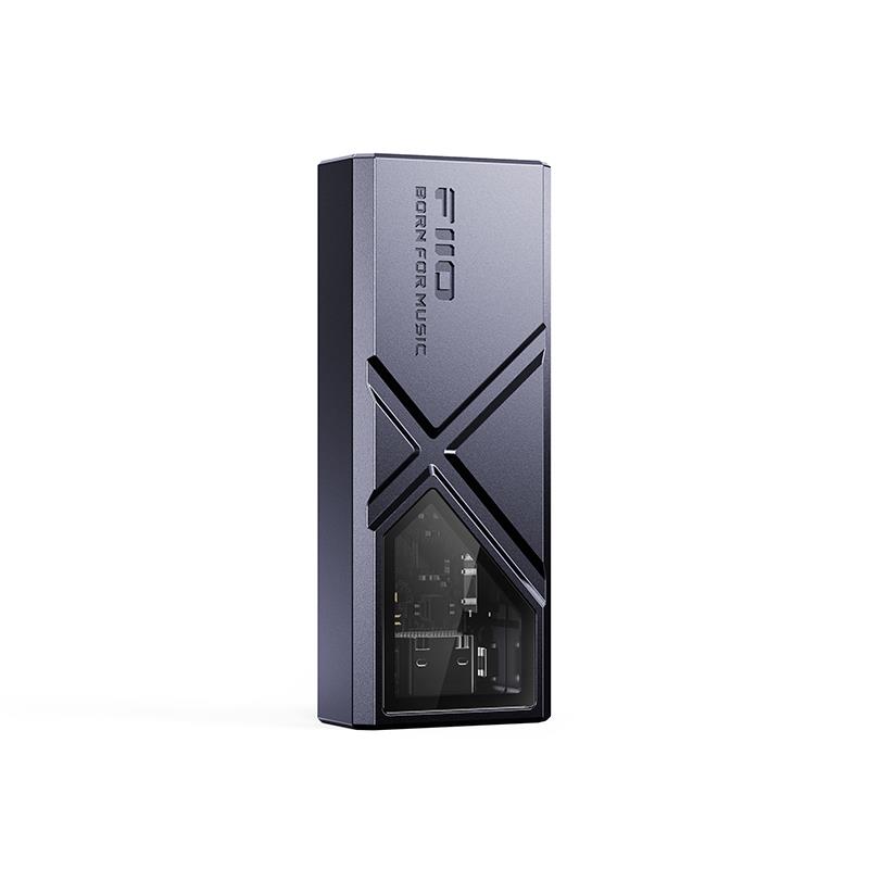 楽器種別：新品FiiO/新品 商品一覧＞＞レコーディング【5，000円〜20，000円】 商品一覧＞＞ヘッドフォン・イヤフォン/ヘッドフォンアンプ・分配器/FiiO 商品一覧＞＞パワーレックは、専門スタッフに気軽に相談できる渋谷発のDTM・レコーディング機材専門フロアです。FiiO KA13 Black (ブラック)(フィーオ)(USB DAC)(ヘッドホンアンプ)(ハイレゾ)(ポータブルオーディオ)(FIO-KA13-B)商品説明【製品の特長】★クラス最高峰の550mW出力を実現し、スマホやPCを高品位再生環境に変える超小型・軽量USB DACアンプKA13は、小型軽量ながらデスクトップレベルの550mWの出力が可能で384kHz/32bit、DSD256の再生に対応し、3.5mm/4.4mmデュアルヘッドホン出力を装備した、バスパワー駆動の高性能USB DAC内蔵ヘッドホンアンプです。ヘッドホン端子が装備されていないスマートフォンやタブレット、PC等と組み合わせて、様々な環境下でヘッドホン・イヤホンの高品位リスニングを行っていただけます。●スマホ・タブレットでいつでもどこでもハイレゾ再生KA13は、スマホ本体やBluetooth製品では真価を発揮することが難しいハイレゾデータ／ハイレゾストリーミング再生を、シンプルかつ高品位に提供するソリューションとして開発されました。電源のいらないバスパワー駆動ながら、PCM384kHz/32bit，DSD256までレゾリューションに対応し、3.5mmのステレオヘッドホン出力だけでなく4.4mmバランスヘッドホン出力を装備しています。デスクトップモードを搭載し、最大550mWの出力が可能です。KA13と手持ちのスマホとイヤホン／ヘッドホンさえあれば、至高の音楽体験を手中にすることが可能です。●DACチップ「CS43131」とオペアンプ「SGM8262」をデュアルモノ使用し高品質なパフォーマンスを実現高性能で高効率なDAC CS43131を2基搭載、更に低ノイズなオペアンプ SGM8262を2基搭載。L/Rチャンネルをそれぞれの独立したDACとアンプの構成を採用することで、優れたバランス出力パフォーマンスを実現しました。いつものお気に入りの楽曲もKA13による高精細な音声で新たな体験を実現します。●デスクトップモードを搭載しクラス最高峰550mWの高出力を実現スティック型DACアンプにおいて、トップクラス 550mWの高出力を実現するデスクトップモードを新たに搭載し、デスクトップ用途など高インピーダンスのヘッドホンでも力強くドライブすることができます。スティック型DAC/ヘッドホンアンプとして最高峰の出力パワーによってサウンドを躍動的で且つ繊細に表現しつくすことができます。●4.4mmバランスヘッドホン/3.5mmアンバランス出力を搭載KA13には、3.5mmシングルエンドヘッドホン出力のほか、現代の高性能ヘッドホン／イヤホンで採用される4.4mmバランスヘッドホン出力も備えています。新たに搭載されたデスクトップモードによりバランスヘッドホン出力では最大550mW@32Ωの出力を発揮します。KA13は、両出力端子それぞれに繰り返しチューニングを施し、最終的に2つの出力に対しての最適な設計をこのコンパクトな筐体の中に収めることに成功しました。●着脱式の接続ケーブルで様々な機器と接続可能。ボリューム調整の追加で使い勝手が向上KA13の特長の一つは、接続ケーブルが取り外し、交換が可能なことです。付属されたType CやLightningケーブルで切り替えることにより、様々な機器での利用を可能としました。これにより無駄なケーブルの買い足しをせずとも、ご自身の機器に合わせた利用が可能です。また、側面には、接続機器と連動しない独立型のボリューム調整が可能なボタンを配置しています。長押し操作によってトラックの選曲が可能で、使い勝手も向上しました。通勤、通学などの外出先での利用でも、家でのリスニングやゲーミングサウンドへの利用など様々なシーンで至高の音楽体験を実現します。●RGB LEDイルミネーションによる演出RGB LEDライトによるイルミネーションは、優れた意匠性を実現するだけでなく、音源のサンプリング周波数を一目で素早く把握するのに役に立ちます。・青色＝44.1~48kHz・黄色＝88.1~768kHz・緑色＝DSD●Android版FIIO Controlアプリにより詳細な本体設定が可能Android版 FIIO Controlアプリのデバイス設定機能から、フィルターの選択、ゲインのHigh/Low切り替え、チャンネルバランス調整などを設定可能です。さらに、S/PDIF出力のON/OFFやRGB LEDライトイルミネーションのON/OFFを設定することも可能です。※iOS版FIIO Controlには非対応です。●アプリ操作によりS/PDIFデジタル出力にも対応Android版FIIO Controlを使用して設定変更することで、3.5mm出力からのS/PDIFデジタル出力を可能としています。お手持ちのDAC内蔵ヘッドホンアンプと組み合わせることでDDコンバーターとしての利用も可能です。※KA13には同軸ケーブルは付属しておりません。市販の3.5mm to RCA同軸ケーブルをご使用ください。●金属筐体による機能性とCNC加工による印象的なデザイン性を融合筐体は精巧なCNC加工が施された金属製で、フロントパネルには独特のラインが刻まれています。パネルは芸術的なテクスチャーでデザインされており、ソフトな印象与えつつも、テクノロジーのタフで新しいビジョンを与えています。持つたびに繊細で心地よい感触を与え、日常の音楽ライフをより豊かなものへと導きます。●ブラック、シルバーの2色のカラーバリエーションブラックとシルバーの2色のカラーバリエーションを準備しました。接続するデバイスと相性やお客様のお好みによりお選びいただけます。【製品の仕様】電源 USBバスパワー駆動DACチップ 2 x CS43131オペアンプ 2 x SGM8262デジタル入力端子 USB Type Cアナログ出力端子 3.5mmシングルエンドヘッドホン出力(S/PDIFデジタル出力と排他）4.4mmバランスヘッドホン出力デジタル出力端子 3.5mm4極S/PDIF出力(シングルエンドヘッドホン出力と排他）推奨インピーダンス 16〜300Ωアンバランス出力 170mW@32Ωバランス出力 550mW@32Ω周波数応答 20Hz〜50KHz（-1dB）S/N比 123dB(32Ω、A-weighted、シングルエンド出力)122dB(32Ω、A-weighted、バランス出力)ノイズフロア 1.7uV未満(A-weighted、シングルエンド出力)，3.1uV未満(A-weighted、バランス出力)対応サンプリングレート 最高PCM384kHz/32bit、DSD256（DoP）本体カラー ブラック／シルバー寸法 56.3mm x 22mm x 10.5mm重量 約18.5g（ケーブルを除く）付属品 USB A to Type CアダプターUSB Type C to Type CケーブルUSB Type C to Lightningケーブルクイックスタートガイドイケベカテゴリ_レコーディング_ヘッドフォン・イヤフォン_ヘッドフォンアンプ・分配器_FiiO_新品 SW_FiiO_新品 JAN:4562314018004 登録日:2026/08/06 フィーオ