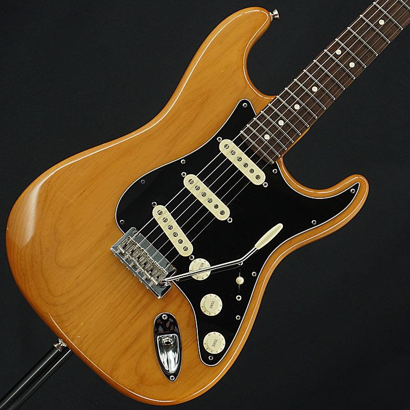 楽器種別：ユーズドFender USA/American Professional II 商品一覧＞＞Fender USA/ユーズド 商品一覧＞＞エレキギター【105，000円〜200，000円】 商品一覧＞＞STタイプ/Fender USA 商品一覧＞＞当店のギターは、出荷前に専門スタッフが検品・調整しているので安心です！Fender USA USED 中古 American Professional II Stratocaster (Roasted Pine/Rosewood) ［SN.US21033529］ フェンダー商品説明フェンダーの伝統的なスタイルと現代的なプレイアビリティを兼ね備えたAmerican Professional II。2021年製、ローステッドパイン材をボディに用いたお買い得中古の入荷！American Professional II Stratocasterは、60年以上に渡る革新、インスピレーション、進化を経て、現代のプレイヤーの要求に応えます。高い人気を誇るDeep Cシェイプネックは、丁寧にエッジがロールオフされ、至高の演奏体験を約束するSuper-Naturalサテン仕上げが施されています。また新たに設計されたネックヒールを採用し、快適なフィーリングとハイポジションへの容易なアクセスを実現しました。新しいV-Mod II Stratocaster Single-Coilピックアップは、ベルのような輝きとウォームさを両立し、これまで以上に繊細で魅力的なサウンドを実現しています。コールドロールド（冷間圧延成型式）スチールブロックを採用した2点支持トレモロは、サスティン、明瞭度、ハイエンドの煌びやかさを向上させています。American Professional II Stratocasterの手に馴染む感覚とサウンドの多様性は、手に取り、耳にした瞬間、すぐにお分かりいただけることでしょう。プロの楽器の新たなスタンダードとなるような幅広い改良が、American Professional IIシリーズには詰め込まれています。個体状態といたしましては、全体に打ちキズやスリキズが多く、パーツのくすみやビスのサビ、ピックガード上の弾きキズ、バックルキズ等々生じているプレイヤーズ・コンディションとなります。フレットは6割程度の高さを残し、ネックまわりや電装系含め演奏面での支障はございませんので、これからもガンガンお使いいただける1本としてお迎えいただけます。トラッドなフェンダーのサウンドとモダンなプレイアビリティが魅力的な本機、ぜひともこの機会にご検討ください！2021年製オリジナル・ハードケース付属Weight≒3.16kg商品詳細Body.....Roasted PineBody Finish.....Gloss UrethaneNeck.....Maple， Deep CNeck Finish.....Super-Natural Satin Urethane Finish on Back of Neck with Gloss Urethane Headstock FaceFingerboard.....Rosewood， 9.5 (241 mm) RadiusFrets.....22， Narrow TallNut.....Bone， 1.685 (42.8mm)Scale.....25.5 (648 mm)Tuners.....Fender Standard Cast/Sealed StaggeredBridge.....2-Point Synchronized Tremolo with Bent Steel Saddles，Hardware.....Nickel/ChromePickups.....V-Mod II Single-Coil Strat Controls.....Volume， Tone 1 (Neck/Middle)， Tone 2 (Bridge)， 5way Lever SWAuxilliary Switching.....Push-Push Tone Control Adds Neck Pickupイケベカテゴリ_エレキギター_STタイプ_Fender USA_American Professional II_ユーズド SW_Fender USA_ユーズド JAN:2500010738606 登録日:2025/08/16 エレキギター フェンダー ふぇんだー フェンダーUSA アメリカンプロフェッショナル アメプロ