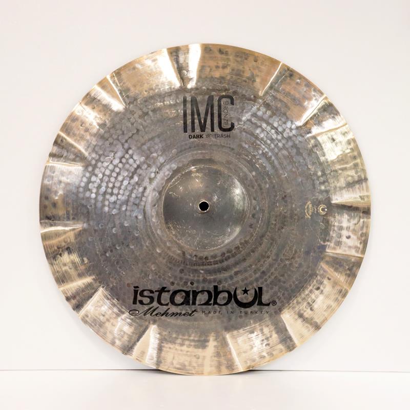 楽器種別：新品Istanbul／Mehmet/新品 商品一覧＞＞ドラム【20，000円〜45，000円】 商品一覧＞＞シンバル/クラッシュ/Istanbul／Mehmet 商品一覧＞＞安心してお買い物頂けるよう、スネアもシンバルも丁寧梱包でお届けします！Istanbul／Mehmet IMC Dark Trash 18'' [1305g]商品説明＜IMC Dark＞IMC BRONZE同様にB20ブロンズ素材を採用し、深いハンマリングと洗練されたドライ仕上げにより、素早い反応と減衰を実現。カップのレイジングを施さないことで、ダークながら中低域の力強いサウンドが特徴です。ヒップホップやファンク等、現代の音楽シーンでご活用いただけるシリーズです。サイズ：18インチウェイト（実測値）：約1305g※店頭にて試打を解禁しております為、細かな傷や打痕などが発生する場合がございます。予めご了承ください。イケベカテゴリ_ドラム_シンバル_クラッシュ_Istanbul／Mehmet_新品 SW_Istanbul／Mehmet_新品 JAN:8680782079047 登録日:2025/08/31 シンバル イスタンブール メフメト