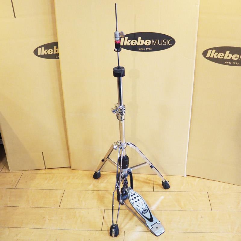 楽器種別：ユーズドPearl/ユーズド 商品一覧＞＞ドラム【5，000円〜15，000円】 商品一覧＞＞スタンド/ハイハットスタンド/Pearl 商品一覧＞＞安心してお買い物頂けるよう、スネアもシンバルも丁寧梱包でお届けします！Pearl USED 中古 H-1000K [HiHat Stand]商品説明【ローラープーリー・ドライヴ方式を採用したPearl H-1000Kの中古品が入荷致しました。】ダイレクトプル・ドライヴ方式のH-1000に対して、こちらのH-1000Kは動滑車式のドライヴ方式(ローラープーリー・ドライヴ)を採用しており、より滑らかな踏み心地と細やかなフットコントロールが可能となっています。ダイアル式スプリングテンション調整、回転可能な脚部を備え、さらにスパイク付きのレッグにより高い安定性も確保しています。こちらの中古品はハイハットクラッチがラピッドロック・ハイハットクラッチに交換されており、素早いセッティングが可能です。●ローラープーリー・ドライヴ方式●トラクションプレート＆トラクショングリップ装備（エリミネータータイプフットボード）●フットボードアングル・アジャストメント●ダイアル式スプリングテンション調整●スィーベリングレッグ●スパイク/ラバーリバーシブルチップ※中古品のためキズや汚れ、パーツのサビ等使用感がございます。予めご了承くださいませ。イケベカテゴリ_ドラム_スタンド_ハイハットスタンド_Pearl_ユーズド SW_Pearl_ユーズド JAN:2500190745005 登録日:2026/04/17 パール