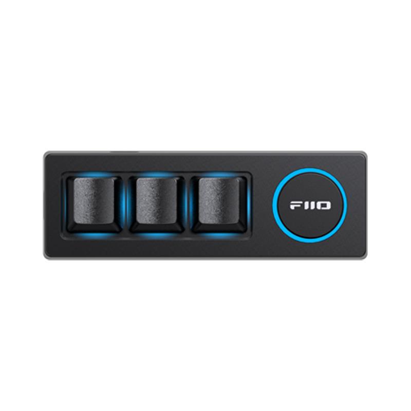 楽器種別：新品FiiO/新品 商品一覧＞＞レコーディング【〜5，000円】 商品一覧＞＞レコーディング周辺機器/その他周辺機器/FiiO 商品一覧＞＞パワーレックは、専門スタッフに気軽に相談できる渋谷発のDTM・レコーディング機材専門フロアです。FiiO KB1K Black (ブラック)(フィーオ)(メカニカルキーパッド)(FIO-KB1K-B)商品説明【製品の特長】★KB1Kは、音楽リスニングをより快適に、楽しくするためにFiiOが開発したメカニカルキーパッドです。USBケーブルを使用してFiiO製DAPやPC、スマートデバイスと接続することで、再生する曲の切り替えや再生/一時停止、音量調整やミュートといった再生コントロールをより直感的に行えます。また、専用ソフトでキープログラムを自在に変更でき、リモートワークや動画編集など多彩な用途にご使用いただけます。・FiiO製DAP、Windows、Mac OS対応の高品位メカニカルキーパッド・Windows専用のキープログラムソフトにより多彩な機能を自由に割り当て可能・ホットスワップソケットに対応しユーザーの好みに応じた柔軟なキーカスタマイズを実現・設置時のケーブルの取り回しまで配慮されたユーザーファーストな設計【製品の仕様】接続端子 USB Type-C端子 x2寸法 約34x100x29mm重量 59g※本製品にはUSBケーブルは付属しませんイケベカテゴリ_レコーディング_レコーディング周辺機器_その他周辺機器_FiiO_新品 SW_FiiO_新品 JAN:4562314017052 登録日:2026/08/06 フィーオ
