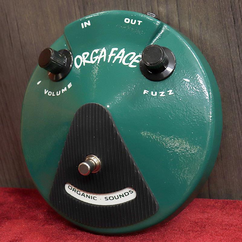 楽器種別：新品ORGANIC SOUNDS/新品 商品一覧＞＞エフェクター【60，000円〜115，000円】 商品一覧＞＞ギター用エフェクター/歪み系/ファズ/ORGANIC SOUNDS 商品一覧＞＞安心してお買い物頂けるよう、コンパクトもマルチも丁寧梱包でお届けします！ORGANIC SOUNDS Orga Face Germanium OS×HMVG Heartman Green NOS商品説明ヴィンテージペダルの再現モデルを世に送り出し一躍名を馳せた【Organic Sounds（オーガニックサウンズ）】。なかでもスポットで生産される『Orga Face』はサウンドの再現度と拘りの作りの良さで、販売開始すると即完売が続く注目のアイテムであります。【Heartman Vintage Guitars（ハートマンヴィンテージギターズ）】と【Organic Sounds】の初コラボレーション。ハートマンヴィンテージがイメージするオールドのあのファズを、Organic Soundsが具現化、素晴らしいアイテムとなっております。メーカーであるオーガニックサウンズさんの解説をご覧ください。-----------------------------------------------------------------------------------------------------●AC128AC128というゲルマニウムトランジスタは、かの有名なNKT275の代替品として有名な物だが、オリジナルFuzzFace回路で組むとやや暗く、こもり気味な音になってしまう。悪くはないのだが、オリジナルNKT 275 FuzzFaceと比較するとHi不足で少し物足りなく、暴れ感・味わい共にやや薄く感じる。また、ギターVol.を絞った際の挙動も同様で、煌びやかなクリーンが不足気味に感じる。今回使用したAC128は70s Philips製の物だと考えられ、やはり上記の特徴を持ったゲルマニウムトランジスタである為、上記物足りなさを解消すべくOrganicSounds流の味付けを施した。不足気味なHi・HiMidを充実させ、GainUPし、暴れ感・味わいを付与。ギターVol.を絞った際、クランチ〜クリーンへの流動的な音の変化を見せる。クリーン時の煌びやかさもしっかりと出て、ピッキングによる表現力の幅を広げた。また、ペダル側のVol.を絞った際にもHi成分が失われないようにModify。適度な暴れ感、ゲルマらしいFatな粒立ち、ロングサスティーンを併せ持ち、ギター側、ペダル側共にどのコントロール位置でも味わいのあるゲルマニウムFuzzサウンド持ったペダルである。-----------------------------------------------------------------------------------------------------「Heartman Green」バージョンは、ハートマンヴィンテージのイメージカラーのひとつである深く鮮やかなグリーンでカラーリングされた限定モデル。ゲルマニウムトランジスタ仕様のあの頃のサウンドをイメージしております。2つのゲルマニウムトランジスタは上記の解説のとおり「AC128」をチョイス。ゲルマニウムバージョンらしいゲインを最大までアップした時の太みのある轟音のようなファズトーンが魅力です。両ツマミともに7〜8あたりの安定感はさすがで、そこからさらに絞った時の使いやすさもポイント、幅広いセッティングでお楽しみいただけることでしょう。-------Heartman Vintage Guitarsは池部楽器店のヴィンテージ・ギター＆ベースの専門店です-------イケベカテゴリ_エフェクター_ギター用エフェクター_歪み系_ファズ_ORGANIC SOUNDS_新品 SW_ORGANIC SOUNDS_新品 JAN:2500070047823 登録日:2026/04/17 エフェクター コンパクトエフェクター ストンプボックス