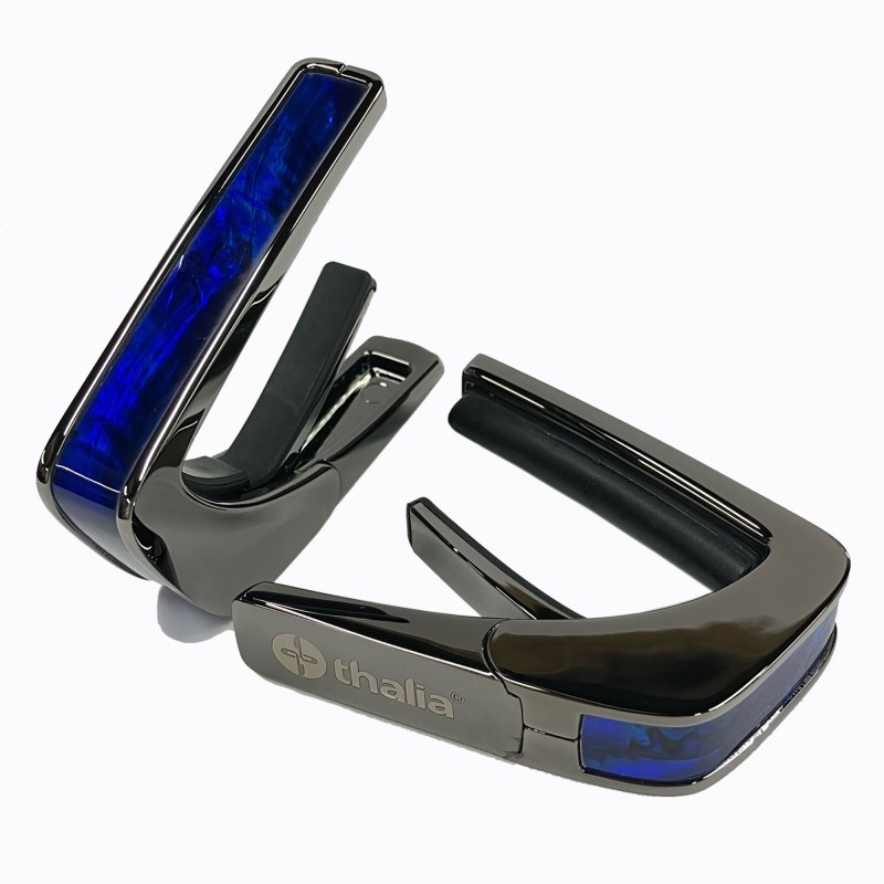 楽器種別：新品Thalia Capo/新品 商品一覧＞＞楽器アクセサリ【5，000円〜20，000円】 商品一覧＞＞カポタスト/Thalia Capo 商品一覧＞＞品揃え豊富な当店なら弦、パーツ、ケーブルなどのアクセサリーがまとめて揃います！Thalia Capo Exotic Shell Series Black Chrome Electric Blue Angel Wing タリア カポ商品説明これまでにないデザイン性と機能性に優れたカポタスト『Thalia Capos / タリア・カポ』。従来のカポとは一線を画す、見た目にも豪華なエキゾチック・ウッドやエキゾチック・シェル、彫刻や筐体のメッキ / フィニッシュ / カラーを採用したデザイン性に優れたモデルがあり、また、見た目のみならず機能面に関しても、通常のカポタストのように、使うギターの種類に合わせて1つずつカポを持ち替える必要がなく、フレットパッド(別売)をギターに合うものに交換するだけで簡単に、常にパーフェクトなテンション感とピッチ感で演奏する事を実現しました。フレットパッドのRには「0 for Classicals， 7.25， 9.5， 10， 12， 15， 16」の7種類があり、『スタンダード・テンション』と『ハイ・テンション』の計14種類。使用するギターや演奏に合わせてカスタマイズする事が可能です。・スタンダードテンション (弦に接するフレットパッド部分が標準的なモデル)・・・ 一般的なギター用・ハイテンション (弦に接するフレットパッド部分が厚いモデル)・・・ 薄いネック、12弦、ウクレレ、マンドリン、バンジョー用その他、握りこんで開く「リバース・アクション」機能が採用されており、1弦側からカポを取り付ける事で、演奏のポジションから手を返す事なくスムーズに指板上でカポを移動させる事を可能にします。Thalia Caposは様々な楽器に使用される事を想定しており、常に適切なテンション感で演奏していただけるよう全ての製品の内蔵スプリングの圧力が約7.5kgになるように、ひとつひとつ徹底した品質管理のもと製作されております。デザイン面、機能面、品質面、テンション感とピッチ感、すべてにおいてパーフェクトなカポタストです。※木目や貝模様は、天然素材を使用しているため個体により異なります。予めご了承ください。※パッケージ縮小に伴い、付属のフレッドパッドは12インチラディアス（Standard tension pad / High tension pad）2種類のみとなります。その他パッドをお求めの場合、別売にてご用意となります。イケベカテゴリ_楽器アクセサリ_カポタスト_Thalia Capo_新品 SW_Thalia Capo_新品 JAN:4525421220623 登録日:2025/02/21 カポ カポタスト