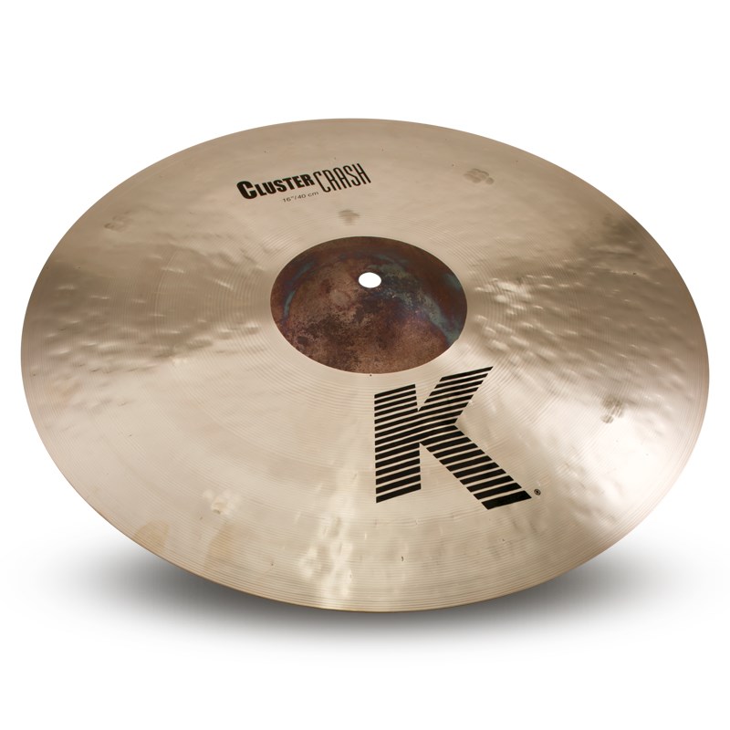 楽器種別：新品Zildjian/K Zildjian 商品一覧＞＞Zildjian/新品 商品一覧＞＞ドラム【35，000円〜70，000円】 商品一覧＞＞シンバル/クラッシュ/Zildjian 商品一覧＞＞安心してお買い物頂けるよう、スネアもシンバルも丁寧梱包でお届けします！Zildjian K Zildjian Cluster Crash 16 [NKZL16CLC]商品説明【Dark Warm + Expressive 〜豊かな響きと表現力〜】K Zildjian19世紀のトルコでの誕生以来、世界中でドラマーの創造性をかきたて続けるシリーズ。入念なハンマリングとレイジング加工が幅広い音域でのハイとローの響きをブレンドする。優しくも、激しくも、その響きはアーティストの意のままに。＜Cluster Crash＞非常に薄いエクストラ・シンウェイトに設定された繊細な反応と響きを持つクラッシュ。トラディショナルKハンマリングに加え、コンサートシンバルや一部のコンスタンチノープルシリーズに採用されているクラスターハンマーテクニックを追加。サウンドホール加工を施すことなく程よく枯れたトラッシーなフィーリングを獲得しています。カップ部のレイジング（音溝）加工を施しておらず、余分なサスティンが抑制されることで耳馴染みよく高いプレイアビリティを発揮するクラッシュに仕上がっています。サイズ：16ウェイト：Paper Thinイケベカテゴリ_ドラム_シンバル_クラッシュ_Zildjian_K Zildjian_新品 SW_Zildjian_新品 JAN:0642388322109 登録日:2019/03/17 シンバル ジルジャン Kジルジャン