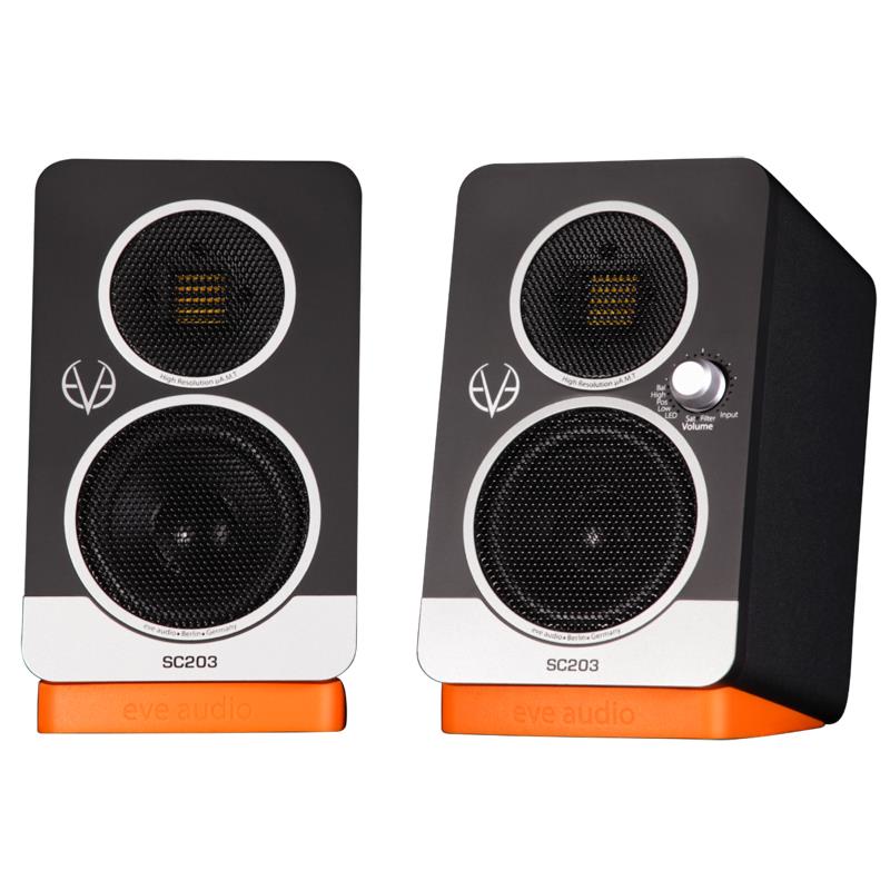 楽器種別：新品EVE Audio/新品 商品一覧＞＞レコーディング【75，000円〜145，000円】 商品一覧＞＞モニタースピーカー/モニタースピーカー/EVE Audio 商品一覧＞＞パワーレックは、専門スタッフに気軽に相談できる渋谷発のDTM・レコーディング機材専門フロアです。EVE Audio SC203 (ペア)【予約商品・9月以降入荷予定】(イヴオーディオ)(モニタースピーカー)商品説明ワンランク上のサウンドを求める方へのプロフェッショナルな デスクトップモニターSC203はデスクトップでも低域から高域まで正確なモニタリングを実現するモニタースピーカーです。SC203のために小型のデスクトップモニターながらロングストロークに対応する3ウーファーを開発。さらに背面にパッシブラジエーターを搭載し、ローエンドの再生を強化。極めて低い歪みで62Hz(-3dB)という驚異的な低域再生を実現しました。◆デスクトップ環境でもEVE Audioのクオリティを。EVE Audioの代名詞ともいえるAMTツィーターもSC203のために独自に開発。高い解像度の高域再生を実現ています。SC203はRCAアナログ入力/光デジタル入力/USB入力に対応。独立したサブウーファー出力も搭載し、サブウーファーを追加することで2.1chシステムを構築できます。ハイクオリティな DSPも搭載し、設置環境に応じたフィルター調整も可能です。◆専用スタンド付属SC203には印象的なオレンジ色のスタンドが付属されます。これにより最適な角度で設置をすることが可能です。●仕様ウーファーサイズ：3インチmax SPL：94dB周波数特性：62 Hz - 21 kHz-3 dB at 1 m distanceアンプ出力：HF30W + LF30Wクロスオーバー：4800Hzサイズ/重量 (本体 1台)：w116 x H190 x D134 mm / 1.9Kg接続：アナログ : RCAデジタル：TOS Link / USB-B inサブウーファー出力：RCALeft-Right : 専用ケーブル（付属）専用アダプター（付属）イケベカテゴリ_レコーディング_モニタースピーカー_モニタースピーカー_EVE Audio_新品 SW_EVE Audio_新品 JAN:4250626300176 登録日:2026/04/17 モニタースピーカー スタジオモニター
