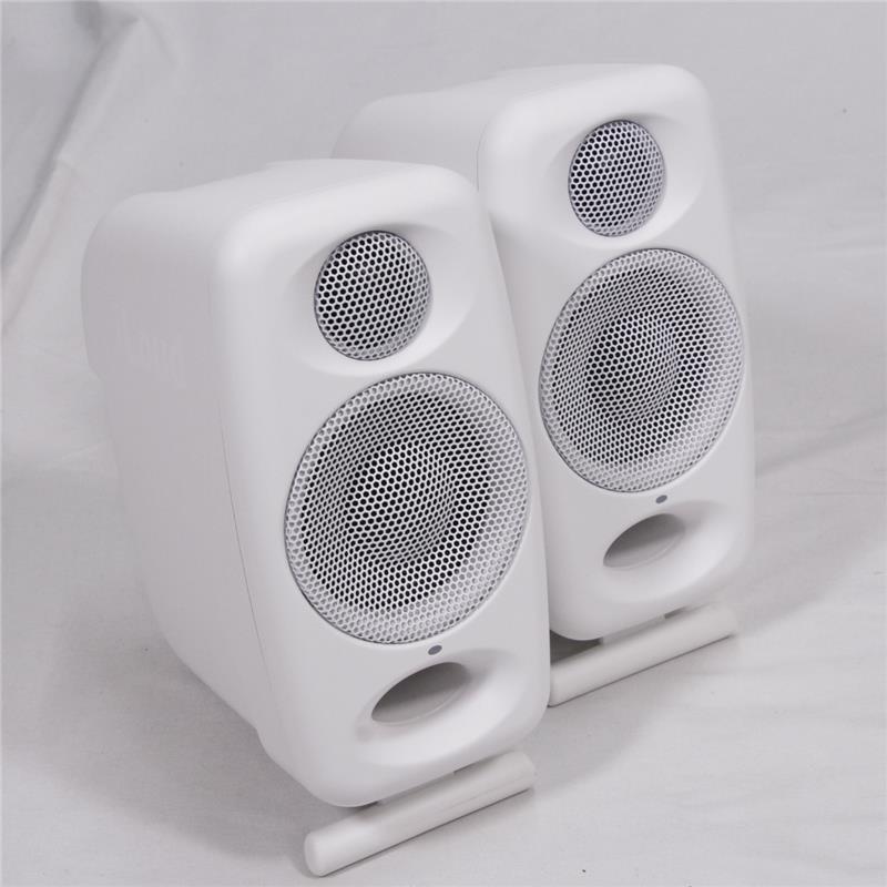 楽器種別：アウトレットIK Multimedia/アウトレット 商品一覧＞＞レコーディング【40，000円〜85，000円】 商品一覧＞＞モニタースピーカー/モニタースピーカー/IK Multimedia 商品一覧＞＞レコーディング機器買うなら、当店で！専門スタッフが迅速丁寧に対応します！IK Multimedia 【開封アウトレット特価】iLoud Micro Monitor Pro White PairT-RackS 6 Max + 専用 Travel Bag (ペア)(ブラック)(モニタースピーカー)(ARCルーム補正機能搭載)(アイラウド)(DTM)商品説明■セール限定特典：特典1:ミキシング＆マスタリングツールT-RackS 6 Maxを無償ダウンロード提供※専用シリアルカード同梱特典2：専用バッグ「iLoud Micro Monitor Pro Travel Bag」プレゼント！(同梱発送)【iLoud Micro Monitor Pro】----------------------------------------【iLoud Micro Monitor Pro】全てがよりパワフルに！小型モニターの決定版！iLoud Micro Monitor Proのホワイトバージョンが登場！※iLoud Micro Monitor Proは「Bluetooth接続」には対応しておりません、ご購入前に接続のご確認をお願い致します。ロングセラーのコンパクトモニターiLoud Micro Monitor の 2倍のパワー。iLoudシリーズ上位機種が持っている様々な機能を搭載したコンパクトモニターのプロバージョンが、このiLoud Micro Monitor Proです。・サイズを超えたサウンドが、さらに強力に。iLoud Micro Monitor Pro はバックパックにも収まるコンパクトサイズながら、プロも納得の音質を提供する iLoud Micro Monitor の上位モデルです。スペースに余裕のないデスクトップでも、ニアフィールドリスニングに最適な音質とバランスを提供します。1台あたり50W RMS と、オリジナルのiLoud Micro Monitor の2倍のパワーを実現。独立設計になった電源と音声入力（XLR/RCA）、リニアフェーズクロスオーバー、ARCルーム補正機能、X-MONITORへの対応、42Hz〜22kHz（-10dB）までカバーする周波数特性など、同サイズ、同価格帯のスピーカーの倍以上のスペックを誇ります。・どこでも、スタジオ品質のサウンドをiLoud Micro Monitor Pro は、50 Hz 〜 20 kHz +/-2 dB（42 Hz 〜 22 kHz -10dB）とフラットな周波数帯域により、誇張や色付けのない透明で忠実なサウンドを提供します。リニアフェーズクロスオーバーによるコヒーレントな時間特性、明瞭な音像と相まって、ミックスの細部、トランジエントも、驚くほど高精細に聴取可能です。・新世代の ARC ルーム補正機能を内蔵iLoud Micro Monitor Pro は、最新の ARC キャリブレーション機能を内蔵しています。背面のマイク入力に ARC MEMS マイク（Pairに付属、Singleの場合は別売）を接続し、コンピューターにUSBで接続して X-MONITOR を起動すると、4ポイントでの精密な測定、解析、ルーム補正を行なうことで信頼性の高いモニタリングを実現します。また素早くセットアップしたいときはリアパネルの CAL ボタンを長押しすることで、コンピューターを使うことなく、1ポイントでの測定、解析、ルーム補正を適用することもできます。・X-MONITORソフトウェアに対応iLoud Micro Monitor Pro は、iLoud上位モデルで好評のX-MONITOR ソフトウェアに対応しました。これにより、スタンドアロンでの補正を超えた調整が可能になります。X-MONITOR には、スタジオ定番モニターの周波数と位相特性をエミュレートした「ボイス」も、20種類以上収録されていて、過去に聴き慣れた機種、クライアントが家で使っている機種のボイスを選択すれば、ミックスを客観的に判断するのに役立ちます。・ARC キャリブレーションの手順を視覚的にサポート・補正前後のレスポンスカーブを表示し、ルームアコースティックを正確に把握・20種類以上の定番スタジオモニターのプロファイルを切り替え可能・独自のカスタム周波数レスポンスカーブの作成と保存・シンプルなユーザーインターフェースで、背面パネルのすべてのパラメーターと設定を完全に制御・システムの診断やファームウェアのアップデート機能・動作環境Mac (64ビットのみ)：macOS 10.15以降、Intel Core 2 Duoプロセッサー以上Windows環境 (64ビットのみ)：Microsoft Windows 10以降、Intel Core 2 DuoまたはAMD Athlon 64 X2プロセッサー以上、4 GB RAM（要OpenGL 2準拠グラフィックアダプター）・ステレオでも、イマーシブでも、簡単にセットアップ可能iLoud Micro Monitor Pro の底面には、折りたたみ可能な角度調整スタンド、マイクスタンド対応の 3/8 インチネジ穴が装備されており、どんな場所でもすぐに設置可能。電源、音声入力とも独立設計になったので、リンクケーブルに制限されることがなく、配置の自由度も高まりました。7.1.4システム用に11本購入した場合でも手の届く価格に収まるので、今までヘッドフォンのバイノーラル試聴でイマーシブミックス作業をしていたクリエイターの方でも導入しやすくなりました。■iLoud Micro Monitor Pro の主な特長・超コンパクト設計：持ち運び、狭いスペースに最適なサイズ（106×206×158mm）と重量（1.37 kg）。*1本辺り・サイズを超えたパフォーマンス： 各スピーカーに50 W RMS Class-Dアンプ、カスタム設計ドライバーを搭載で、ピークSPLは107 dB以上を誇ります。・高度なDSP処理：リニアフェーズクロスオーバーによるコヒーレントな時間特性、フラットな周波数特性で、比類ない精度を実現。・ARCキャリブレーション機能内蔵： 部屋の音響特性の測定、解析、補正を行い、環境に左右されない音質をスタンドアロンでも提供します。・X-MONITORソフトウェアに対応： 背面ボタン以上の機能をコンピューター（Mac/Windows）の画面でコントロール。定番スタジオモニターのサウンドもエミュレート可能です。■iLoud Micro Monitor Proの主な仕様・スピーカータイプ：2ウェイ、バイアンプ仕様、デジタルコントロールスコンパクトタジオモニター・LFドライバー：3インチ、セルロース樹脂含有カスタムメイドミッドウーファー・HFドライバー：1インチ、低歪み、シルクドームツイーター・DSPによる低域反射補正・スピーカー1本あたりの内蔵アンプ数：2・アンプタイプ：高効率 Class-D・総出力：50 W RMS・LF出力：30 W RMS・HF出力：20 W RMS・クロスオーバータイプ：デジタル処理、リニアフェイズ・クロスオーバー周波数：2.5 kHz・周波数特性：50 Hz 〜 20 kHz ±2dB（42 Hz 〜 22 kHz @-10 dB）・位相特性：±30°（500 Hz 〜 20 kHz）・感度（XLR入力）：-10 dBuの信号で90 dBのSPL（@1 m）・感度（RCA入力）：-22 dBuの信号で90 dBのSPL（@1 m）・連続最大SPL (自由空間）：94 dB（1本のスピーカー1 mの距離で再生、ANSI2034 Weightedピンクノイズ）・ピークSPL (自由空間): 107.3 dB（1本のスピーカー1 mの距離で再生、ANSI2034 Weightedピンクノイズ）・ピークSPL (ハーフスペース): 107.3 dB（1本のスピーカー1 mの距離で再生、ANSI2034 Weightedピンクノイズ）・調整用スイッチ：LF Extension、LF trim、HF trim、Desk positionLF Extensionスイッチ：50/80 Hzから、-3dBの周波数ポイントを設定LFスイッチ：+2 dB/フラット/-3 dBから、100 Hz以下のローシェルフのトリムを設定HFスイッチ：+2 dB/フラット/-2 dBから、8 kHz以上のハイシェルフのトリムを設定Deskスイッチ：-3 dB @250 Hz、+4 dB @1.2 kHz・キャリブレーション：フルオートのデジタルキャリブレーションを内蔵・DSPによるフルコントロール・X-MONITORコントロールソフトウェア付属（macOS/Windows）・トータルレーテンシー（TOF）：3.00 mS・接続端子:バランス入力（XLR）、アンバランス入力（RCA）、USB type-C、AC電源インレット・電源：90 V 〜 240 V AC自動切換え、50/60 Hz、最大電流 1 A・外形寸法：106 mm×206 mm×158 mm（1本あたり）・重量：1.37 kg（1本あたり）・付属品：ARCマイクロフォン(ペアのみ)、電源ケーブル、USB-B to USB-Cケーブル（1.5 m）※シングルパッケージには、ARCマイクロフォンは付属しません。※詳細な製品仕様はメーカーサイトをご確認お願い致します。※ご使用前にご利用環境や動作状況などを予めご確認の上、ご購入をお願い致します。※商品の仕様、価格並びに付属品などは予告なく変更することがあります。【T-RackS 6 Max】★60種ものプロセッサーが付属 8種類の新作モジュール、サイドチェイン対応、使いやすくなったメーター、モジュール・マネージャー、プリセット・ブラウザ、新しいマスタリング・コンソールなど、ミックス＆マスタリング・スイートの定番が大きく進化。T-RackS 6には、60種類のミックス＆マスタリング・モジュールがあり、スタンドアロンのT-RackS Mastering ConsoleおよびDAWプラグインとしてでご利用いただけます。あらゆる楽器、ジャンルをカバーする大量のプリセットも収録されているので、ヒット曲のノウハウをもとにして、短時間にミックス、マスターを仕上げることができます。コンプレッサー、EQ、チャンネル・ストリップから、IK Multimediaならではのアナログ・モデリング・テクノロジーを使ったホール、ルーム、プレート、スプリング・リバーブ、最先端のデジタル・モジュール、オーガニックなオールインワン・プラグインまで、T-RackS 6は、ミックス、マスターを仕上げるのに必要なツールをまとめて提供します。●Master Match Xによる、自動マスタリング新しいMaster Match Xがあれば、お手本にしたいリファレンスを選択するだけで、EQ、バランス、コンプレッション、リミッターなどをマッチングして、自分のトラックに適用可能です。自動で生成された結果は微調整することもできるので、リファレンスを参照しながら、洗練されたマスターを仕上げることができます。●表示/非表示を選択可能な、モジュール・マネージャー新しく導入されたModules Managerを使えば、DAW上のT-RackS 6 Plug-in、スタンドアローンのMastering Consoleで表示されるモジュールを管理できます。購入前のモジュールは普段隠しておき、デモ試用した時だけ表示させるなど、プラグイン・リストで表示/非表示を選択可能です。●8種の新作モジュールT-RackS 6では、8種の新作モジュールが追加されました。ミックス、マスタリング、クリエイティブなサウンド・デザインに豊富なオプションを提供します。イケベカテゴリ_レコーディング_モニタースピーカー_モニタースピーカー_IK Multimedia_アウトレット SW_IK Multimedia_アウトレット 登録日:2026/03/24 モニタースピーカー スタジオモニター IKマルチメディア IK