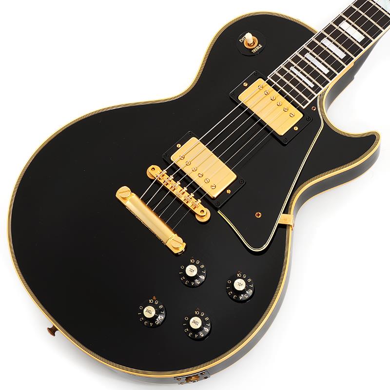 楽器種別：新品Gibson/Custom Shop 商品一覧＞＞Gibson/新品 商品一覧＞＞エレキギター【615，000円〜1，155，000円】 商品一覧＞＞レスポールタイプ/Gibson 商品一覧＞＞当店のギターは、出荷前に専門スタッフが検品・調整しているので安心です！Gibson 1968 Les Paul Custom Reissue Murphy Lab Ultra Light Aged (Ebony) 【S/N 507288】商品説明長きに亘り培われた高い製作技術と飽くなき探究心、厳選されたマテリアルにより至高のエレキギター・ベースを製作するために1993年に立ち上げられたGibson Custom Shop。現在もなお昔ながらのハンドクラフト製法と、徹底的に追求したヴィンテージの知識から製作されたカスタムショップ・ラインナップは、他所の追従を許さないほどの見事な作りとなり、プレイヤーの内に秘めるインスピレーションを際限なく沸き立たせてくれる最高の愛機となるでしょう。〜 Murphy Labとは〜カスタムショップ内に誕生したMurphy Lab（マーフィー・ラボ）は、ナッシュヴィルのギブソン・カスタムショップ内に新設されたラボで、科学的検証に基づく最新の技術を駆使して、ギターのエイジング（ヴィンテージ・ギターの経時変化した外観と弾き心地を再現する処理）を専門に行います。ギブソン・カスタムショップの立ち上げ時のメンバーであり、ヒストリック・コレクション開発のプロジェクト・リーダーとして尽力したトム・マーフィーは、その後新品のギターにヴィンテージのルックスとフィーリングをもたらすエイジングというテクニックで活躍してきました。トムのヴィンテージ・ギターへの情熱と深い知識に裏打ちされた技術によって、ギブソン・ギターの自然なラッカーのクラック、演奏による摩耗を見事に再現しています。トム・マーフィーとギブソンは、経時変化によりウェザーチェックと呼ばれるクラックを生じさせる、1950年代、1960年代のニトロセルロースラッカーを科学的に解析し、その変化のプロセスをひも解き、あらゆるモデルのプロトタイプによるテストを重ねて、ヴィンテージ同様のナチュラル・ウェザーチェックを再現するラッカー・プロセスを開発しました。マーフィー・ラボは、トム・マーフィーがギブソン・カスタムショップのチームを率いて、プロトタイプをもとに、あらゆるボディシェイプ、フィニッシュ、エイジング・レベルの検証を始めたことから、その構想が生まれました。その結果、これまでにないリアリティとこだわりを追求したエイジングを行うために、ギブソン・カスタムショップ内に設立されました。トム・マーフィーの存在と、その芸術的な作品の数々は、ギブソンの歴史の中で重要な役割を果たし、今もそしてこれからもマーフィー・ラボとして永遠に引き継がれていきます。本機は4段階で設けられたエイジングレベルで最もダメージが軽微なコンディションの「Ultra Light Aged」が施された1968 Les Paul Custom Reissue。細かくも芸術的に施されたエイジングは個体ごとによりクラックパターンが異なった唯一無二を体現！Les Paul Customは1960年頃に一旦生産を終了したものの、トップミュージシャンが手にする姿に注目が集まった1960年代後半には人気が再燃。いよいよ1968年にスタンダードとともに生産が再開されます。なお、1960年までの意匠はそのままにボディ材の構成が見直され、プレーンメイプルトップとマホガニーバックが採用されたのにあわせて、50年代に主体だった3ハムバッカーから2ハムバッカー仕様となります。その結果、シンプルな操作性と歪ませても非常にメリハリのあるエッジが効いたサウンドキャラクターを獲得、これこそがいまやLes Paul Customのシグネイチャートーンとして周知されています。本商品は、Les Paul再生産初年度である、1968年の仕様となっており、実際のヴィンテージよりスキャンされた、アーチ形状や、キャビティー形状、ネックグリップ、ネックヒール、14度のヘッド角と、以前の1968 Les Paul Customをよりリアルにアップデートしており、より雰囲気の増した1本に仕上がっております。ブロックインレイの輝く指板にはエボニー、1ピースマホガニーによるネックはオリジナルのシェイプをトレースしたスリムでグリップの効く「Authentic '68 Medium C-Shape」が採用されています。チューニング時に思わず目に入るペグはクルーソンのワッフルバック。ギアのハウジングカバーに独特な溝があることから名づけられたタイプです。ピックアップには元ヒストリック・プロダクト・マネージャーのエドウィン・ウィルソンが在籍時に開発した「68 Custom Humbucker」を搭載。ピッキングのニュアンスもしっかりと引き出してくれる、低音までタイトに引き締められたソリッド感は当時のロックムーブメントの息吹をも体感させてくれます。クリーンサウンドでは甘く伸びのあるサウンドが放出され、ドライブサウンドからはローとミッドにかけて心地よい部分が押し出されたキレとバイト感あるサウンドをご体感いただけます。生産数も流通数も少ないモデルですので、この機会是非お見逃しなく！！S/N 507288Weight≒4.26kg商品詳細BodyBody Top Material: 2-Piece Plain MapleBody Back Material: 1-Piece MahoganyBinding Style: Multi-plyWeight Relief: NoneFinish: Nitrocellulose Lacquer; Murphy Lab Ultra Light AgedNeckNeck Material: Solid MahoganyNeck Profile: Authentic '68 Medium C-ShapeScale Length: 24.75 / 62.865cmFingerboard Material: Solid EbonyFingerboard Radius: 12 / 304.8mmNumber of Frets: 22Frets: Medium-JumboNut Material: NylonNut Width: 1.687 / 42.85mmInlays: Mother of Pearl BlockHardwareFinish: Gold; Murphy Lab Light AgedBridge: ABR-1Tailpiece: Stop BarTuners: Kluson WafflebackPick Guard: Black Multi-PlyTruss Rod Cover: Authentic 2-Ply Les Paul CustomElectronicsNeck Pickup: 68 Custom HumbuckerBridge Pickup: 68 Custom HumbuckerControls: 2 500K CTS Volume Pots， 2 500K CTS Tone Pots， Hand-Wired Harness with Black Beauty Capacitorsカスタムショップハードケース、認定書、他付属イケベカテゴリ_エレキギター_レスポールタイプ_Gibson_Custom Shop_新品 SW_Gibson_新品 JAN:4580568419941 登録日:2026/06/03 エレキギター ギブソン カスタムショップ