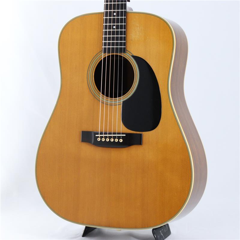 楽器種別：ヴィンテージMARTIN/Dreadnought (ドレッドノート) 商品一覧＞＞MARTIN/ユーズド 商品一覧＞＞アコースティック・エレアコギター【315，000円〜590，000円】 商品一覧＞＞アコースティックギター/MARTIN 商品一覧＞＞アコギ買うなら、当店で！出荷前の検品・調整はもちろん、丁寧梱包でお届けします！MARTIN 【イケシブ中古祭 出展品】VINTAGE D-28 ※1978年製 マーチン マーティン商品説明イベント期間中はイケシブ4階で展示販売しております。1978年製、D-28！言わずと知れたアコギのスタンダード「D-28」！今尚さまざまな仕様で生産されており、一本は持っておきたい定番アコギの一つです。78年製の本器は、ネックヒールサイドにストラップピンが打たれているほか、全体的にウェザーチェックなどの経年変化が見られますが、フレットも十分残っており、大きなダメージもなく、通常演奏において問題はございませんので安心してお使いいただけます。現状やや順反りの状態で、弦高は6弦12フレットで約2.5mm、1弦12フレットで約2.0mmにセッティングされております。サドルの出しろも6弦下で2.5mm、1弦下で2.0mm程度残っております。70年代マーチンの特長でもあるノンスキャロップドブレーシングならではの太くコシのあるサウンドがたまりませんね！スキャロップドタイプとはまた違った魅力があり、ファンも少なくありません。新品よりもお手頃価格のヴィンテージ・スクエアネックのD-28、お見逃しなく！黒ハードケース付属イケベカテゴリ_アコースティック・エレアコギター_アコースティックギター_MARTIN_Dreadnought (ドレッドノート)_ユーズド SW_MARTIN_ユーズド JAN:2500020884775 登録日:2026/05/19 アコースティックギター アコギ マーチン マーティン
