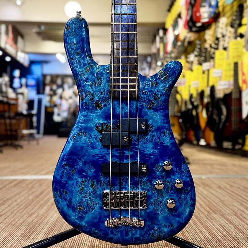 楽器種別：新品Warwick/Streamer 商品一覧＞＞Warwick/新品 商品一覧＞＞ベース【430，000円〜805，000円】 商品一覧＞＞エレキベース/小型ボディ・多フレット/Warwick 商品一覧＞＞当店のベースは、出荷前に専門スタッフが検品・調整しているので安心です！Warwick Pro Series Streamer LX 4st Birdseye Poplar Top (Bleached Blue TP HP) [Ikebe 50th Anniversary Special Edition] #013974商品説明【イケベ楽器店創業50周年モデル】イケベスタッフがドイツ工場にて木材をセレクト＆オーダーした「バーズアイポプラ」トップのスペシャルエディション！Warwick× イケベの長年の信頼関係を元に、50周年特別企画として実現したスペシャルエディションモデル。国内初のショップオーダーによるプロシリーズ（ドイツ製）モデルとなります。Warwickの礎を築いた代表格モデルを網羅する、ドイツ製レギュラーシリーズであるプロシリーズ。通常はカスタムスペックは受注不可の本シリーズですが、ドイツ本国での直接のディスカッション/材選定、そしてなによりもハンス・ピーター会長/二コラ新社長を含む現地スタッフ＆国内代理店との長年の強いパートナーシップから実現した、「レギュラー価格帯でありながら、ショップオーダーらしい個性を活かしたスペック」を持ったイケベ渾身のモデルです。ベーシックとしたのは、ブランドの代表格ストリーマーシリーズのスタイルはそのままに、ボルトオン仕様とすることによりコストパフォーマンスに長けたモデルとなるLX。ラウンドした小ぶりなボディにより、奏法を問わず高い演奏性を誇る人気モデルです。オヴァンコール/ウエンジという代名詞ともいえるエキゾチックウッドを採用した硬質なネックに、MECピックアップ、ヘヴィー＆タイトなセパレートブリッジ、効きの良い2バンドEQ等、ハイミッドのアタックが効いたワーウィックらしい良い意味でのクセの部分と、ライブ/REC問わず対応可能な扱いやすさを共存させた定番スペックを採用。そして何よりも強い個性を放つのはボディからくるそのルックス。生き物のような蠢くコブを持つ「バーズアイポプラ」をボディトップに、またその木目を最大限活かすマッチングを過去の膨大なアーカイブからセレクトした、カタログ外の重厚なカラーリングを採用しました。通常モデルにはない個性的なルックスに仕上げつつも、従来のクオリティはそのまま（むしろ限定生産の為か、気合の入った作りが感じとれます）で、Warwickならではの個性溢れるサウンドをお楽しみ頂けます。もちろん重量、木目、質感など、ドイツ現地工場にて膨大な木材ストックの中からイケベスタッフが1枚1枚丁寧にセレクトいたしました。ボディ材によるルックス面での個体のオリジナリティも非常に強く、シリーズ生産ながら「世界に1本のベース」を強く感じて頂ける仕様に仕上がっています。かねてからのWarwickとの強い信頼関係と、イケベ50周年という特別な機会により実現したスペシャルモデル、是非ご体感ください。商品詳細Machineheads : Warwick Machine HeadsNut : Just-A-Nut III TedurNeck Wood : Ovangkol neckFretboard : Wenge fingerboardFluorescent Side Dot : Fluorescent Side DotsFingerboard Radius : 20 (508 mm)Scale length : 34 / 864 mm (long scale)Width Nut : 38，5 mm / 1.5Width 12th fret : 54，0 mm / 2.1Width 24th fret : 62，1 mm / 2.4Fret quantity material and size : 24 Jumbo Bronze (extra hard) Frets (Width: 2.9 mm / Height: 1.3 mm)Frets : IFT - Invisible Fretwork TechnologyBody Shape : Curved Body ShapeBodywood (Topwood / Backwood) : Hand Selected Birdseye Poplar / Alder backPickups : Active MEC P/J pickupsElectronic : Active MEC 2-way electronicsPot layout : Volume (P/P) / balance / bass / trebleBridge system : Warwick 2-piece solid brass 3D bridgeStrap system : Warwick Security LocksConstruction : Bolt-OnHardware colour : ChromeColor : Bleached Blue Transparent High PolishWeight：≒3.78kgギグケース付属イケベカテゴリ_ベース_エレキベース_小型ボディ・多フレット_Warwick_Streamer_新品 SW_Warwick_新品 JAN:4033685542783 登録日:2026/07/25 エレキベース ワーウィック ストリーマー