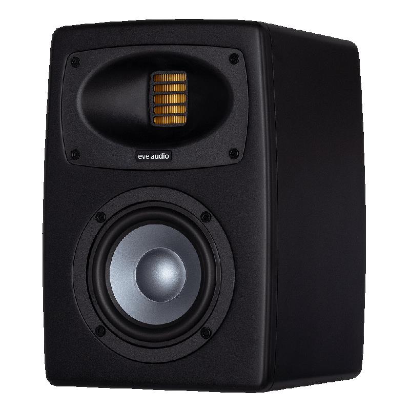楽器種別：新品EVE Audio/新品 商品一覧＞＞レコーディング【50，000円〜100，000円】 商品一覧＞＞モニタースピーカー/モニタースピーカー/EVE Audio 商品一覧＞＞パワーレックは、専門スタッフに気軽に相談できる渋谷発のDTM・レコーディング機材専門フロアです。EVE Audio EXO 24 (1本)(イヴオーディオ)(モニタースピーカー)(EXOシリーズ)(ニアフィールド)(4インチ)(2ウェイ)商品説明EVE Audioが提案する 次世代のニアフィールドモニタリングEVE Audio EXOシリーズは広範囲な周波数帯域にわたって極めて高い精度で音声を再生する次世代のニアフィールドモニターです。極めて広いスイートスポット、完璧なステレオイメージ、そして均一な指向性、正確で深みのある低域再生を実現し、高い精度のニアフィールドモニタリングを提供します。EXO24はEXOシリーズで最も小型な4インチサブウーファーを搭載したニアフィールドモニタースピーカーです。中小規模スタジオでのニアフィールドモニタリングをはじめ、デスクトップ、OBバンなど限られた設置環境でも最適なモニタリング環境を実現します。◆Precision Air Motion Tweeter & GDCウェーブガイドEXOシリーズは新開発のPrecision Air Motion ツィーターとそのまわりの窪み形状のプレート Guided Directivity Control（GDC） ウェーブガイドを搭載し、これまでのEVE Audio SCシリーズモニターからさらなる進化を遂げています。この革新的なPrecision Air Motion ツイーターと先進のGDCウェーブガイドの組み合わせにより、超広域スイートスポット、完璧なステレオイメージング、均質な分散特性を実現。深みのある低音は精密かつ制御され、拡張された周波数帯域全体で高い精度を発揮します。新開発のEXO Precision Air MotionツイーターとGDCウェーブガイドの組み合わせにより、精密な指向性と詳細なステレオイメージを実現。超軽量で安定性に優れたポリアミド製AMTは、超高速の過渡応答、高効率、歪みの少ない高域再生を可能にし、より広いスイートスポットを提供します。これにより広いリスニングエリアを実現し、リスニング位置によるサウンドイメージの変化を最小限に抑えます。イマーシブ環境においてもステレオイメージングと空間統合性が向上します。◆LDEエンクロージャーEXO seriesのエンクロージャーは音響性能の卓越性を追求して設計されたに気流を最適化するLDEエンクロージャー（低回折エンクロージャー）を開発、採用しました。丸みを帯びたエッジを持つ曲面デザインは、不要な音の回折を効果的に低減し、よりクリーンで正確なリスニング体験を実現します。空力特性を向上させた改良型リアバスレフポートにより、より深い低域チューニングが可能となり、ポートノイズが大幅に低減されています。◆CAL ダイアフラム ウーファーウーファーは新開発のCALダイアフラム（コーティングアルミニウム）を採用。そのサイズながら驚くほど深い低域と透明感のある中域を再生します。軽量アルミニウムコーンは、共振抑制ダストキャップと最適化されたマグネットシステムを備え、極めて正確でダイナミックな再生を実現。歪みを大幅に低減し、また、空気抵抗を減少させ、よりクリアーな低域再生を実現しています。◆ハイエンド DSPによるRoom Adaption Filter 搭載。EXO series はハイエンドな32bitDSPと最新のADC/DACを搭載。超低歪みと広いダイナミックレンジを実現しています。さらに背面のOLEDディスプレイとスマートコントロールノブでリアルタイムでフィルター調整が可能です。限られた設置場所でもモニタリングに最適な音質を提供します。・低歪みでハイパワーなクラスDアンプ・底面にM6マウントホール。（ スピーカープレート：K&M 24352 and K&M 24354に合致）・EXOシリーズのためにデザインされたよりクリアーで深い低域再生を実現するバスレフポート。・レベルピークを回避するフェードイン機能・パソコンとネットワーク接続することでアプリケーションソフトウェア「EVE Control」によるスピーカーシステムの管理が可能（開発中）●仕様設定：・ボリューム： mute~+10dB / 0.5dB step・Room Adaption FilterLow -Shelf Filter : ＜ 300 Hz -5 dB to +3 dBDesk（デスクトップ設置時の反射に対応）: 650Hz -5dB to +0dBMid-EQ : 3.5kHz -3dB to 3dBHigh-Shelf Filter : ＞3kHz -5dB to 3dB・インプットセレクト：アナログXLR/アナログRCA/デジタル SPDIF(Left/Right選択）/ SPDIFモノ・入力感度（ADC）：-10dBV / +4dBV・Delay：最大18ms ( 0.3ms step)入出力：アナログ入力：バランスXLR/アンバランスRCAデジタル入出力：S/PDIF in/out （L/R/mono）192KHz/24bit仕様：4 woofer102 dB max SPL54-24KHz Frequency range (- 3 dB at 1 m full space)2200Hz ; Cross-Over Freq.HF 140W+ LF 140Ww171xh252xd194 mm / 4.3kgEVE Audio :EVE Audio は2011年ドイツ・ベルリンでRoland Stenz氏によって創業されたモニター・スピーカー・メーカーです。同社のCEO兼開発トップを務めるRoland氏はドイツ統一前の1980年中頃、旧東ドイツ最大の放送機器メーカー RFZの研究開発部門でキャリアをスタートし、その後、ベルリンのハイファイスピーカーメーカーでの開発職を経て、1999年に後に世界的なスタジオ・モニター・ブランドとなるADAM Audioを立ち上げ、代表取締役を2010年まで勤めてきました。2010年に新たなモニタースピーカーシリーズを開発。それを機に2011年にEVE Audioを立ち上げました。ドイツの地で40年に渡ってプロフェッショナルオーディオ機器の開発に携わってきた Roland氏の理想のモニター・スピーカーを生み出し続ける企業、それがEVE Audioです。EVE Audioのスピーカーはモニター・スピーカーとして入力ソースに対して忠実な音声を再生することです。それは単純にフラットな周波数特性ということではなく、耳障りのよいサウンドというだけでもありません。原音の持つ空気感も含めた忠実な原音再生を実現するスピーカーの開発を目的としています。ベルリン本社にはオフォス、倉庫に加え、研究開発のため無響室、残教室も備え、常に最先端の製品開発を行っていますイケベカテゴリ_レコーディング_モニタースピーカー_モニタースピーカー_EVE Audio_新品 SW_EVE Audio_新品 JAN:4250626301012 登録日:2026/04/17 モニタースピーカー スタジオモニター