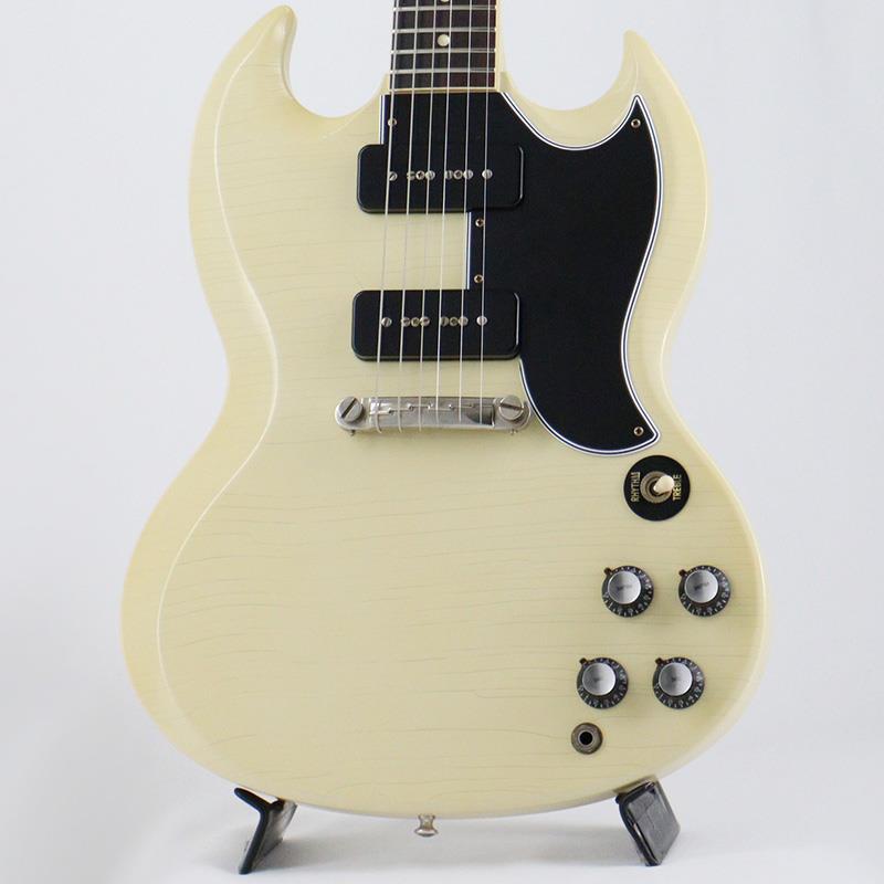 楽器種別：新品Gibson/Custom Shop 商品一覧＞＞Gibson/新品 商品一覧＞＞エレキギター【475，000円〜890，000円】 商品一覧＞＞SGタイプ/Gibson 商品一覧＞＞当店のギターは、出荷前に専門スタッフが検品・調整しているので安心です！Gibson 1963 SG Special Reissue Lightning Bar Murphy Lab Ultra Light Aged (Polaris White) 【Weight≒3.00kg】商品説明イケベオーダーのMurphy Lab 1963 SG Special Ressueが入荷！長きに亘り培われた高い製作技術と飽くなき探究心、厳選されたマテリアルにより至高のエレキギター・ベースを製作するために1993年に立ち上げられたGibson Custom Shop。現在もなお昔ながらのハンドクラフト製法と、徹底的に追求したヴィンテージの知識から製作されたカスタムショップ・ラインナップは、他所の追従を許さないほどの見事な作りとなり、プレイヤーの内に秘めるインスピレーションを際限なく沸き立たせてくれる最高の愛機となるでしょう。〜 Murphy Labとは〜カスタムショップ内に誕生したMurphy Lab（マーフィー・ラボ）は、ナッシュヴィルのギブソン・カスタムショップ内に新設されたラボで、科学的検証に基づく最新の技術を駆使して、ギターのエイジング（ヴィンテージ・ギターの経時変化した外観と弾き心地を再現する処理）を専門に行います。ギブソン・カスタムショップの立ち上げ時のメンバーであり、ヒストリック・コレクション開発のプロジェクト・リーダーとして尽力したトム・マーフィーは、その後新品のギターにヴィンテージのルックスとフィーリングをもたらすエイジングというテクニックで活躍してきました。トムのヴィンテージ・ギターへの情熱と深い知識に裏打ちされた技術によって、ギブソン・ギターの自然なラッカーのクラック、演奏による摩耗を見事に再現しています。トム・マーフィーとギブソンは、経時変化によりウェザーチェックと呼ばれるクラックを生じさせる、1950年代、1960年代のニトロセルロースラッカーを科学的に解析し、その変化のプロセスをひも解き、あらゆるモデルのプロトタイプによるテストを重ねて、ヴィンテージ同様のナチュラル・ウェザーチェックを再現するラッカー・プロセスを開発しました。マーフィー・ラボは、トム・マーフィーがギブソン・カスタムショップのチームを率いて、プロトタイプをもとに、あらゆるボディシェイプ、フィニッシュ、エイジング・レベルの検証を始めたことから、その構想が生まれました。その結果、これまでにないリアリティとこだわりを追求したエイジングを行うために、ギブソン・カスタムショップ内に設立されました。トム・マーフィーの存在と、その芸術的な作品の数々は、ギブソンの歴史の中で重要な役割を果たし、今もそしてこれからもマーフィー・ラボとして永遠に引き継がれていきます。本機は4段階で設けられたエイジングレベルで最もダメージが軽微なコンディションの「Ultra Light Aged」が施された1963 SG Special Reissue。細かくも芸術的に施されたエイジングは個体ごとによりクラックパターンが異なった唯一無二を体現！指板エッジにはロールド加工が施され、優れたグリップ感がプレイヤーの皆様にはさらに嬉しい仕上げとなっております。1963年はGibson社とLes Paul氏との契約が終了し、「Les Paul」モデルが正式に「SG」へと変更された年度にあたり、StandardやJuniorではヘッドやトラスロッドカバーの刻印に影響が出ますが、Specialは元々Gibsonロゴのみのためこの点では影響無し。ブリッジにはシンプルなラップアラウンドタイプにピッチ補正の工夫が加わった、通称ライトニングバータイプが採用されています。基本的なスペックは最新のHistoric Specを採用。サウンドの要となるピックアップにはギブソンの中でも非常に人気の高いシングルコイル・ピックアップであるP-90を採用。メリハリがありながらも、野太いサウンドとSGの薄いボディとのマッチングにより、Les Paul Specialよりも軽快なサウンドを紡ぎ出しており、やはりSGらしい鳴りを響かせてくれます。そしてラップアラウンドブリッジにより、よりボディへと弦振動をダイレクトに伝達される弾き心地は、やはりラップアラウンドブリッジならではの魅力となっております。生産数の少ないモデルとなります為、気になる方はこの機会を是非お見逃しなく！商品詳細■Weight≒3.00kg■S/N: 504973BodyBody Material: 1-Piece Solid MahoganyBinding: Fingerboard 1-Ply CreamWeight Relief: NoneFinish: Nitrocellulose Lacquer; Murphy Lab Ultra Light AgedNeckMaterial: 1-Piece MahoganyProfile: Authentic '63 Medium D-ShapeScale Length: 24.75 / 628.65mmFingerboard Material: Indian Rosewood， Hide Glue FitFingerboard Radius: 12Number Of Frets: 22Frets: Authentic Medium-JumboNut Material: NylonNut Width: 1.69 / 42.85mmEnd of Board Width: 2.24 / 56.89mmInlays: Pearloid DotJoint: Long Tenon， Hide Glue FitHardwareFinish: Nickel; Murphy Lab Light AgedTuner Plating: NickelTailpiece: Lightning Bar WraparoundTuning Machines: Kluson Single Line with White ButtonsPickguard: 3-Ply Black/White/BlackTrussRod: Authentic 1950s No-TubeTruss Rod Cover: 2-Ply Black/WhiteControl Knobs: Black Top Hats with Silver InsertsSwitch Tip: CreamSwitchwasher: BlackControl Covers: BlackStrap Buttons: AluminumPickup Covers: Black SoapbarElectronicsNeck Pickup: Custom Soapbar P-90Bridge Pickup: Custom Soapbar P-90Controls: 2 Volume， 2 Tone， 500K CTS Audio-Taper Potentiometers， Bumblebee Capacitors， Hand-Wired HarnessPickup Selector: 3-Way Switchcraftカスタムショップ・ハードケース、認定書、他付属イケベカテゴリ_エレキギター_SGタイプ_Gibson_Custom Shop_新品 SW_Gibson_新品 JAN:4570156016447 登録日:2026/03/25 エレキギター ギブソン カスタムショップ