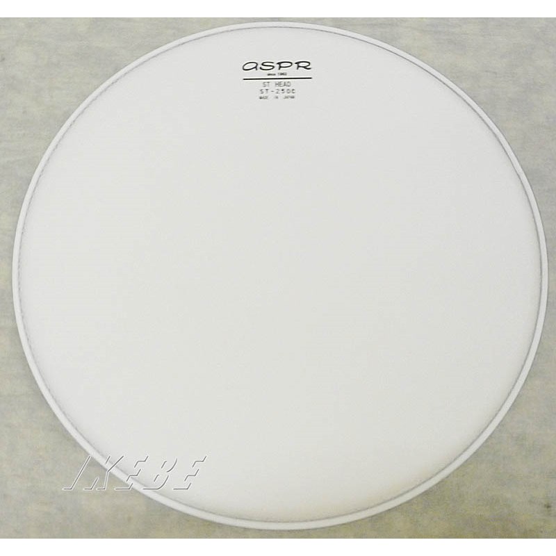 楽器種別：新品ASPR/新品 商品一覧＞＞ドラム【〜5，000円】 商品一覧＞＞ドラムヘッド/タム用/ASPR 商品一覧＞＞安心してお買い物頂けるよう、スネアもシンバルも丁寧梱包でお届けします！ASPR ST-250C10 [ST type (ST Head) / Clear Film 0.25mm / Coated 10]商品説明☆ASPR(アサプラ)/ドラムヘッド☆【ST type (ST Head)】アサプラ・クオリティが生み出す信頼のスタンダード・ヘッドストレートなフィルム素材を用いた明るく豊かな響きと自然なタッチ、倍音の発生を程よく抑制しながら音程感とのバランスを考慮して熟練の職人が1枚1枚丁寧に製作した信頼の品質。豊富なバリエーションはジャズ、ロック、クラシックを問わず、幅広い現場で確実な答えを提供。これまで他社製ヘッドを使用していた方にも違和感なくお使い頂けると思います。ナチュラルで多彩な響きとアサプラならではの信頼のサウンド---最高品質のスタンダード・ヘッドSTシリーズが、ヘッドの基準を変えます！【アサプラ標準のフィルム固定方式鉄芯ASPRロック】アサプラでは6〜18のヘッドのフープの成型に、芯金に巻きつけたフィルムをさらに外枠で巻き込むように包むASPRロックという技術を標準で採用しています。●ST-250Cスタンダードな仕様ながら、アサプラ製の魅力を実感できるオールマイティ・ヘッド。素材：ストレート・フィルム（クリア）表面仕上げ：ホワイト・コーティング厚さ：250（0.25mm） → ナチュラルな打感と幅広いチューニング・レンジを持つ標準タイプ[スタッフコメント]いわゆる、世界的に標準と言われる、「REMOコーテッド・アンバサダー」を意識した、オールマイティにお使いいただける、標準的なモデルです。このヘッドをお試しいただければ、ASPRのハンドメイドによる作りの良さや均一さを実感いただけます。日本製で、一枚一枚ハンドメイドで製造されております。イケベカテゴリ_ドラム_ドラムヘッド_タム用_ASPR_新品 SW_ASPR_新品 JAN:2530700021640 登録日:2016/03/01 ドラムヘッド アサプラ
