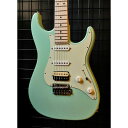 楽器種別：ユーズドエレキギター/Suhr Guitars 商品一覧＞＞エレキギター/Suhr Guitars/STANDARD 商品一覧＞＞エレキギター【215，000円〜400，000円】 商品一覧＞＞当店のギターは、出荷前に専門スタッフが検品・調整しているので安心です！Suhr Guitars JE-Line Standard Alder with Asatobucker (Surf Green/Maple) SN.72649　【USED】【Weight≒3.57kg】商品説明お勧め良質中古品！プロアマ問わずワールドワイドな人気を誇る「Suhr Guitars」のお勧め良質正規品中古が入荷！！フィット感のあるディンキーシェイプのJE-Line Standard Alder with Asatobucker！爽やかなSurf Greenカラーが存在感を放つ一本です！Suhr Guitarsの日本国内のみ販売されるモデルシリーズ「JE-Line」。2022年にリミテッドモデルとしてラインナップに追加されたアルダーをフィーチャーしたモデル「JE-Line Standard Alder」の中古品が入荷致しました。小振りな「Standard」ボディシェイプに王道のAlderを使用しており、メイプルトップ採用モデルのゴージャスさと違った質実堅固なスペックが魅力的となっております。ネックには剛性に優れたメイプルを採用しており、カスタムラインとと同等のクオリティーとSuhr Guitarsらしい拘りが垣間見えるスペックとなっております。ネックシェイプは「Even C Slim」シェイプに仕上げられており、演奏スタイルを選らばないやや薄めなCラウンドは、テクニカル奏法にも使い勝手の良いグリップ感となっており、他ブランド/モデルからの握り換えでも違和感を感じさせないような絶妙な握り心地となっております。10〜14のコンパウンドラディアス採用も相まって、一部のトップモデルが有する「違和感のない握り心地」を実現しております。フレットには「ステンレス・スチール／ジャンボ」が搭載されており、計算されつくしたデザインが成せるタイトな弾き心地と相まって、脅威的な音抜けの良さを誇ります。PUには「V60/Asatobucker」がマウントされており、Suhr Guitarsカスタムラインナップでもよ良く使用されている人気のセットアップとなります。柔らかいアタックと滑らかなウォームなサウンドを生み出すSSVスタイルワインディングのコイルと、ブライトかつワイドレンジなThornbuckerと同じアルニコIVマグネットが相まって、Mateus Asatoの音楽観を余すことなく表現できるピックアップとして完成した「Asatobucker」と、ヴィンテージシングルコイル特有のワイドで煌びやかなサウンドレンジを持つ「V60」のサウンドバランスは抜群となっております。5ウェイのPUセレクターに加え、トーンポットのプッシュ/プルによりフロント、リアをコイルタップする事が可能となっております。ブリッジには国産ゴトー製「G510 2-Post」ブリッジを採用しており、広がりのあるナチュラルな生鳴りを活かしながらも、アーミング時の摩擦によるチューニングのズレを最小限に抑えました！今回、お勧め良質正規品中古が入荷致しました！僅かな使用感等ございますが電装パーツやフレットなどプレイアビリティに関する部分に問題の無い、美品コンディションのお買い得中古品となります。フレットも殆ど残っております。現状のご使用に問題ございません。ナットも現状のご使用に問題ございません。トラスロッドも通常の調整に問題ございません。ウェイトは約3.57kgです。使い易くも、芯のあるサウンドを生み出すバランスです。付属品はSuhr Deluxe Gig Bag、アーム、レンチ類、フレットガードになります。是非、この機会をお見逃し無く！SN. 72649Weight≒3.57kg付属品　Suhr Deluxe Gig Bag、アーム、レンチ類、フレットガード。■John Suhrジョン・サー氏が歩んできた歴史は古く、多岐に渡り様々な分野で、その豊かな才能を発揮してきました！70年代中頃ニュージャージー州にて、バー・バンド活動時代より完全なトーンを追い求め、自身の楽器の製作をキャリアをスタート。80年代の初めには、ニューヨークに居を構えるRudy’s Musicにて、ルディー・ペンザ氏のもとで働き始め、かの有名なPensa-Suhr(ペンザ・サー)ギターをスタート。マーク・ノップラー氏、エリック・クラプトン氏、ピーター・フランプトン氏等の世界に名だたるレジェンド達のギターを製作。その後、91年にニューヨークを発ちカリフォルニアにて、あのボブ・ブラッドショー氏と共に働き始め、 Custom Audio Electronics社に入社。名機CAA 3+や3+SEチューブプリアンプ、そしてCAA OD100アンプを共同で設計しました。そのかたわら、自らの名を冠したギター、Suhr CUSTOMを少数製作。その後、フェンダー社からオファーがあり、95年にジョン・ペイジ氏の意向でシニア・マスタービルダーとして、フェンダー・カスタムショップのメンバーに加わる。マイケル・ランドウ氏、スコット・ヘンダーソン氏、ピーター・フランプトン氏等のギターも製作し、提供致しました。そして97年、フェンダー社から離れ、自らのブランド、Suhr Guitars（JS Technologies Inc）を満を持して立ち上げました！その多種多彩なキャリアと才能から、まさに鬼才と呼ぶに相応しい人物です！商品詳細BODY: 2P AlderBODY SHAPE: Standard ShapeFINGERBOARD: Maple ，22F(Stenless Steel Jumbo)，25.5 inchNECK: MaplePROFILE: Even C Slim .800-.880 10-14RPU: JST V60(SSCII) / Asatobucker（Zebra）TUNER: Suhr Original Locking TunerBRIDGE: Gotoh 510 - 2-Post、Solid Saddles、Steel BlockCONTROL: 1volume-1tone(Coil Tap)-5way Selecter SW※当店の取り扱い商品は中古の1点限りのご用意となります為、誠に勝手ながらご注文のお客様優先でのご案内とさせて頂きます。お問い合わせやお取置きのご依頼の際は予めご了承下さいますようお願い致します。イケベ楽器店Website以外の商品ページをご覧のお客様は、「取扱店舗の商品ページを見る」または「楽器店の購入ページへ」よりご注文下さい。★★★★★★★★★★★★★★★★　イケベUSEDギターズ ゲット★★★★★★★★★★★★★★★★楽器を安く買うなら「ゲット」楽器を高く売るなら「ゲット」！！中古楽器を渇望しています！！楽器が常時足りません！ご不要なギターの売却をお考えの方、常に高額査定にて買取強化中です！お気軽にお問い合わせください！もちろん、随時お買い得品も入荷中！お得なギターをお探しの方も必見です★★★★★★★★★★★★★★★★イケベカテゴリ_ギター_エレキギター_Suhr Guitars_STANDARD_ユーズド JAN:2500010137676 登録日:2023/12/18 エレキギター サー Shur