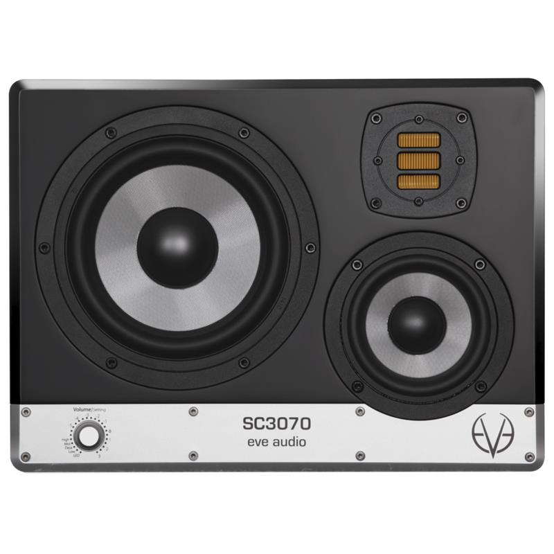 楽器種別：新品EVE Audio/新品 商品一覧＞＞レコーディング【205，000円〜395，000円】 商品一覧＞＞モニタースピーカー/モニタースピーカー/EVE Audio 商品一覧＞＞パワーレックは、専門スタッフに気軽に相談できる渋谷発のDTM・レコーディング機材専門フロアです。EVE Audio SC3070 Right (1本)(イヴオーディオ)(モニタースピーカー)(3ウェイ)(メインモニター)商品説明3ウェイ・ミッドレンジ・メインモニター★こちらはR側1本になります。7ウーファーと4ミッドレンジ、そしてAMT RS3リボンツイーターを搭載したウルトラコンパクトな小型3ウェイ・モニター・スピーカーです。同社のメインモニター製品のラインナップにはなかったフォームファクターを備えています。寸法も340 x 250 x 310 mmとウルトラコンパクトのタイトル通り、SC30xモデルとしてはるかに小さなサイズながら、SC407のミッド／ハイ・セクションに比肩する、優れたミッドレンジを再現します。EVE Audioモニターの特徴でもあるDSP制御で、今までも低域から高域までのつながりの良さは3ウェイのSC305/307で発揮されてきましたが、今回SC3070で各ドライバが再構成されたことで、よりタイトな位相とトランジェントの揃ったサウンドが期待できそうです。3ウェイの解像度は素晴らしいが部屋のサイズから導入を見送られていた方にも注目の製品ですね！ SC3070は、高解像の3アンプ方式ニア／ミッドフィールド・モニターです。正確な中域の描写力とパワフルな低域特性を最適化することで、今まで3ウェイ・システムの優れた能力が必要とされながらも、スペースの関係で設置できなかった場所での使用に最適なモニター・スピーカーとなっています。SC3070アクティブ・リファレンス・スタジオモニターは、小規模スタジオにおけるメインモニターをよりサイズを超えるレンジのサウンドへと拡張します。この3ウェイ・システムであれば、4ウェイ構成のSC407のミッド／ハイ・セクションに比肩する優れたミッドレンジと、全帯域にわたって優れたバランスと低歪みを、さらに圧倒的なコンパクトなキャビネットで実現することができます。SC3070は、ホームスタジオからレコーディング、マスタリングに至る幅広い用途に使用できます。EVE Audioが独自に開発したAir Motion Transformer RS3ツイーターと、特別に設計された4ミッドレンジ・ドライバーにより、SC3070は誇張のない高・中域を緻密に描写しつつ、耳に負担をかけることなく届けます。また、7ウーファー・ドライバーは正確かつパワフルに低域を支え、SC3070を完全なモニターとして成立させています。低域および中域用ドライバーには、他のEVE Audio製品モデルと同じ、SilverConeが用いられています。その性能は、世界中のスタジオに導入され、証明されてきました。これらのドライバーには低歪みのカッパー・キャップ・マグネット・システムが採用されており、歪みにつながるあらゆる要素を大幅に低減します。コーン表面に使われる皮膜素材はファイバーグラス・コーティングされたハニカム構造で成形され、安定して正確なトーンの再生を実現しています。 全てのEVE Audioモニター製品と同じく、SC3070は高解像DSP回路を備えています。BurrBrown製の高品位24bit/192kHz A/Dコンバーターが、XLR/RCAに入力されたアナログ信号を変換します。DSPはレイテンシーフリーのフィルタリングを施すと同時に、全周波数帯域でオーバーロードが起きないよう回路をプロテクトしています。本体の電源投入時、SC3070のボリュームはゆっくりと増加するよう調整されており、入力信号の過入力によりボリューム調整可能な時間を確保しています。アコースティック環境に応じた調整は、フロント・パネルのプッシュ式LEDロータリー・エンコーダーで行うことができます。システム・ボリュームの設定や、ルームの特性に応じたフィルター（ロー／ハイシェルフ・フィルター、ミッドEQ）の調整を、このノブから行うことが可能です。全ての設定値は、ノブで選択することでLEDリング上に表示されるため、素早く情報を確認できます。LEDリングの明るさも、スタジオの照明や映像との作業に合わせて調整することができます。現代的な音楽制作において必要とされるパワーを十分に提供するシステムを完成するため、3つの高品質なClass Dアンプが採用されています。選択可能なボリュームやフィルターの設定は、リア・パネルのディップスイッチで個別に固定でき、無用な変更や意図しない変更を防止することができます。 ●仕様ウーファー/ミッドドライバーサイズ：6.5 / 4出力：185W + 100W + 50W クラスDクロスオーバー：320Hz/ 2800Hz周波数特性：35 Hz - 25 kHz-3 dB at 1 m distancemax SPL：110dBサイズ（WHD）/ 重量 スピーカー単体：340x250x310mm / 9.8kgイケベカテゴリ_レコーディング_モニタースピーカー_モニタースピーカー_EVE Audio_新品 SW_EVE Audio_新品 JAN:4250626300237 登録日:2026/04/17 モニタースピーカー スタジオモニター